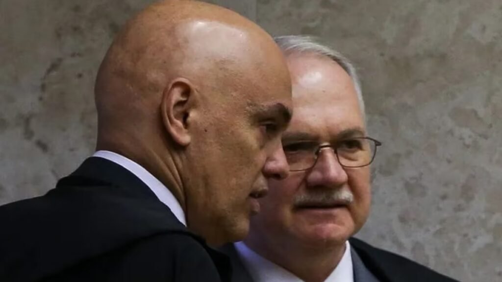 O que é o inquérito das fake news e por que é controverso? O inquérito das fake news, iniciado pelo STF, é controverso por ser conduzido sem controle externo, violando o sistema acusatório e sendo visto como um instrumento de abuso de poder. Por que o inquérito é chamado de "Inquérito do Fim do Mundo"? Marco Aurélio Mello o apelidou assim devido à sua natureza elástica, sem prazo definido, capaz de engolir qualquer fato ou cidadão que questione o STF. Como o inquérito impacta a vida dos cidadãos brasileiros? Ele impacta ao permitir bloqueios de redes sociais, quebras de sigilo, censura de parlamentares e prisões arbitrárias, sob o pretexto de combater a desinformação. Qual foi a reação do presidente do STF, Edson Fachin, sobre o inquérito? Fachin admitiu que "o remédio pode virar veneno", reconhecendo que o inquérito ultrapassou limites e discutindo seu encerramento com Alexandre de Moraes. Por que o inquérito foi iniciado? Foi iniciado para proteger Dias Toffoli de uma reportagem que o ligava a acusações de propina, não para combater a desinformação, segundo críticos. Qual o papel da OAB no contexto do inquérito? A OAB, após anos de omissão, protocolou pedido de encerramento do inquérito, mas seu histórico de colaboração com o regime é criticado. Quais são as críticas ao modelo de investigação do inquérito? Critica-se que o mesmo tribunal investiga, acusa e julga, rompendo garantias básicas do cidadão e fragilizando a ordem institucional. Por que a Constituição de 1988 é relevante nesse contexto? Ela não autoriza tribunais de exceção, investigações sem limites definidos, nem a censura e perseguição política, princípios violados pelo inquérito. Qual é a importância do Senado nesse cenário? O Senado deve fiscalizar o STF e responsabilizar abusos, restabelecendo freios e contrapesos entre os Poderes para proteger a democracia. O que deve ser feito para encerrar o inquérito de forma adequada? É necessário anular seus efeitos, indenizar vítimas e responsabilizar criadores e patrocinadores, além de aprender com os erros cometidos. Como o inquérito afeta a liberdade de expressão no Brasil? Ele trata a liberdade de expressão como ameaça, usando censura e perseguição política, o que é incompatível com um Estado democrático de direito. Qual é a visão de Marcel van Hattem sobre o inquérito? Van Hattem critica o inquérito desde o início, alertando que ele não combate desinformação, mas protege interesses de poderosos. Por que é importante virar essa página na história do Brasil? Para restabelecer a ordem institucional, garantir direitos dos cidadãos e evitar que abusos de poder se tornem comuns no sistema judicial. Quais são as consequências de não encerrar o inquérito? Manter o inquérito perpetua abusos de poder, enfraquece a democracia e mina a confiança nas instituições judiciais do país. Como o inquérito pode servir de lição para o futuro? Ao anular seus efeitos e responsabilizar os envolvidos, o Brasil pode aprender a evitar abusos semelhantes e fortalecer suas instituições democráticas.