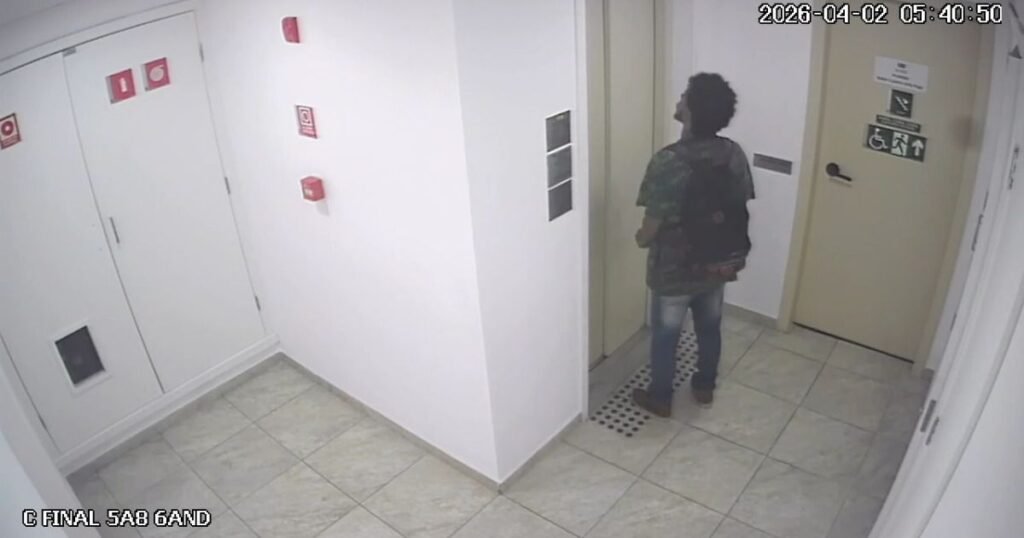 Ele saiu de casa para trabalhar antes do amanhecer e, depois disso, o rastro simplesmente parou. Quem é o jovem procurado pela família? Trata-se de **Kevyn Rodrigues**, de **23 anos**, desaparecido em **São Paulo**. O caso mobiliza parentes e é acompanhado com angústia também por causa de um detalhe que ampliou a repercussão: Kevyn é sobrinho de **Marlon Lamar**, **mestre-sala da Portela**, escola de samba do Rio de Janeiro. Quando ele foi visto pela última vez? Segundo as informações registradas no caso, Kevyn foi visto pela última vez na **quinta-feira (2) da semana passada**, na **Vila União**, na **zona leste de São Paulo**. A partir desse momento, a família passou a buscar respostas sem conseguir reconstruir o restante do trajeto. O que aconteceu naquela manhã? De acordo com o registro de desaparecimento, o jovem **saiu de sua residência para trabalhar e não voltou**. A mãe relatou que uma imagem mostra Kevyn se trocando, pegando a mochila e saindo. Esse é um dos últimos registros concretos antes do sumiço. Há imagens que confirmam a saída dele? Sim. **Câmeras de segurança do condomínio** onde a família mora registraram Kevyn em frente ao elevador às **5h40 da manhã**, com **mochila**. Em seguida, ele aparece **deixando lixo na lixeira do prédio**. E depois? Depois disso, segundo os familiares, **não há mais imagens do trajeto** do jovem. Essas imagens foram analisadas pela família? As gravações foram reunidas e uma delas foi enviada por familiares à **CNN Brasil**. Mesmo com esse material, permanece a principal dúvida: o que aconteceu após ele deixar o prédio? É justamente esse vazio de informações que tem aprofundado a aflição dos parentes. A família conseguiu contato pelo celular? Não. Os familiares tentaram ligar para o número de Kevyn, mas as chamadas **sempre terminavam na caixa postal**. Esse comportamento, segundo a mãe, **já vinha ocorrendo desde quarta-feira (2)**. A ausência de contato reforçou a preocupação e levou ao registro formal do desaparecimento. O que a mãe fez diante da falta de notícias? Ela procurou a delegacia e **registrou um boletim de ocorrência**. A partir daí, o caso passou a ser tratado oficialmente pelas autoridades, enquanto a família continuou tentando obter qualquer pista que ajudasse a localizar o jovem. Há alguma suspeita sobre o que pode ter ocorrido? Marlon Lamar afirmou à **CNN Brasil** que **“algumas pessoas falaram de sequestro”**. Existe confirmação dessa hipótese? Não. Até o momento, essa menção aparece como um relato sobre comentários recebidos pela família, sem confirmação oficial apresentada nas informações divulgadas. Por que a sensação de incerteza é tão grande? Porque, segundo Marlon, faltam dados objetivos sobre os passos seguintes de Kevyn. Ele contou que solicitou acesso às **câmeras do monotrilho**, mas explicou que **apenas delegados de polícia têm acesso** a esse material. Sem essas imagens, a família diz não conseguir avançar na reconstrução do percurso. Como Marlon descreveu esse momento? Em declaração à CNN Brasil, ele resumiu a situação de forma direta: **“A gente tá literalmente no escuro, porque a gente não tem mais nenhum tipo de informação”**. A frase traduz o cenário enfrentado pelos parentes, que têm poucos registros e nenhuma confirmação sobre o paradeiro do jovem. Em que pé está a investigação? O caso foi registrado como **desaparecimento de pessoa** no **69º Distrito Policial (Teotônio Vilela)**. Depois, foi **encaminhado à Divisão de Desaparecidos do Departamento de Homicídios e de Proteção à Pessoa (DHPP)**, setor responsável por esse tipo de apuração. O que dizem as autoridades? Em nota enviada à **CNN Brasil**, a **Secretaria de Segurança Pública de São Paulo (SSP)** informou que **as diligências estão em andamento para esclarecer os fatos e encontrá-lo**. Isso significa que a investigação segue aberta, com buscas e procedimentos em curso. E o que se sabe, de forma completa, até agora? Sabe-se que **Kevyn Rodrigues, 23 anos**, desapareceu após sair de casa para trabalhar na **quinta-feira (2) da semana passada**, na **Vila União**, zona leste de São Paulo; que ele foi filmado no condomínio às **5h40**, com **mochila**, diante do elevador, e depois **deixando lixo na lixeira do prédio**; que, a partir daí, **não há mais imagens do trajeto**; que as ligações para seu celular passaram a cair na **caixa postal**; que a mãe registrou **boletim de ocorrência**; que o caso está no **69º DP (Teotônio Vilela)** e foi encaminhado ao **DHPP**; e que, segundo a **SSP**, **as diligências seguem em andamento para esclarecer os fatos e encontrá-lo**.