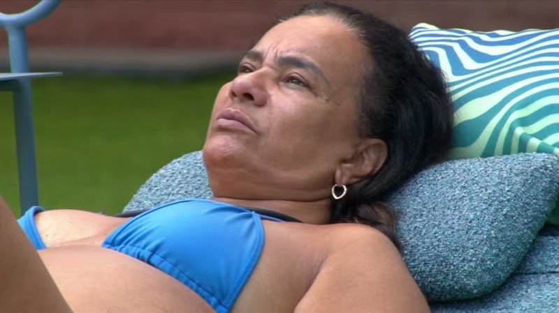 O que aconteceu entre Solange Couto e Ana Paula Renault no BBB 26? Solange Couto refletiu sobre seu comportamento agressivo com Ana Paula Renault, ocorrido no domingo. Ela expressou a vontade de conversar, mas acredita que pedir desculpas pode ser em vão. Por que Solange acredita que pedir desculpas não adianta? Solange acha que a convivência no BBB revela lados hostis que nem conhecemos. Ela sente que pedir desculpas não resolveria, pois a troca de ofensas já expôs lados negativos de ambas. Qual foi o ponto mais sensível da discussão entre Solange e Ana Paula? Solange mencionou a mãe falecida de Ana Paula, o que gerou uma reação forte da jornalista. Ana Paula considerou a menção um uso deplorável de uma confidência pessoal. Como Solange se sente após a discussão? Solange está preocupada e admite que a situação a está afetando negativamente. Ela lamenta ter repetido algo sensível, mas não pretende voltar atrás no que disse. Qual é a visão de Solange sobre seu comportamento no BBB? Solange afirma que nunca foi hostil ou agressiva, exceto para defender os seus. Ela se surpreende com o lado negativo que a convivência no programa trouxe à tona.