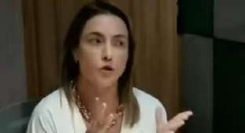 Por que Soraya Thronicke está recuando em suas declarações? A senadora Soraya Thronicke começou a recuar e negar o que disse anteriormente, segundo o deputado Giovani Cherini. Isso pode indicar uma mudança de estratégia política ou pressão de aliados. Qual é o impacto desse recuo para Lindbergh Farias? O recuo de Soraya deixa Lindbergh Farias isolado, possivelmente enfraquecendo sua posição política e dificultando alianças futuras. Como isso afeta a imagem de Soraya Thronicke? Recuar em declarações pode afetar a credibilidade de Soraya, gerando dúvidas sobre sua firmeza e coerência política entre eleitores e colegas. O que motivou Soraya a mudar sua postura? A mudança pode ser motivada por pressões políticas, necessidade de alinhamento com aliados ou reavaliação de suas posições para manter relevância. Qual é a reação do público ao recuo de Soraya? O público pode ver o recuo como uma fraqueza ou como uma estratégia inteligente, dependendo de suas perspectivas políticas e expectativas sobre a senadora. Como as camisetas de apoio a Flávio Bolsonaro se relacionam com esse contexto? As camisetas de apoio a Flávio Bolsonaro surgem como um símbolo de mobilização política, possivelmente influenciando o cenário e a percepção pública. Por que as camisetas de apoio são importantes? Elas representam um movimento de apoio e podem influenciar a opinião pública, mostrando força e engajamento em torno de Flávio Bolsonaro. Qual é o papel de Giovani Cherini nesse cenário? Giovani Cherini destaca o recuo de Soraya, possivelmente buscando enfraquecer sua posição e fortalecer aliados, como Flávio Bolsonaro. Como essa situação pode afetar as eleições presidenciais? Mudanças de postura e alianças podem redefinir o cenário eleitoral, influenciando estratégias de campanha e a percepção dos eleitores. O que Lindbergh pode fazer para contornar essa situação? Lindbergh pode buscar novas alianças, reforçar sua base de apoio e ajustar sua estratégia para minimizar o impacto do isolamento. Qual é a importância de manter coerência política? Coerência política é crucial para manter a confiança dos eleitores e aliados, garantindo estabilidade e previsibilidade nas ações e discursos. Como a política brasileira é impactada por essas mudanças? Essas mudanças refletem a dinâmica e volatilidade da política brasileira, onde alianças e discursos podem mudar rapidamente, afetando o cenário geral. O que podemos esperar de Soraya Thronicke no futuro? Soraya pode adotar uma postura mais cautelosa, buscando reconstruir sua imagem e fortalecer suas alianças para manter relevância política. Qual é a mensagem central das camisetas de apoio? A mensagem central é de apoio e mobilização em torno de Flávio Bolsonaro, destacando valores como patriotismo e fé. Como os eleitores devem interpretar essas movimentações? Eleitores devem analisar criticamente as mudanças, considerando o histórico e as motivações dos políticos para formar uma opinião informada. Essas mudanças podem influenciar outros políticos? Sim, mudanças de postura podem inspirar outros políticos a reavaliar suas estratégias e alianças, buscando fortalecer suas posições. Qual é o papel da mídia nesse contexto? A mídia amplifica essas movimentações, influenciando a percepção pública e destacando as implicações políticas das ações dos envolvidos. Como a política brasileira pode evoluir a partir desse cenário? A política brasileira pode se tornar mais dinâmica, com alianças e discursos sendo constantemente reavaliados para se adaptar ao cenário em mudança.