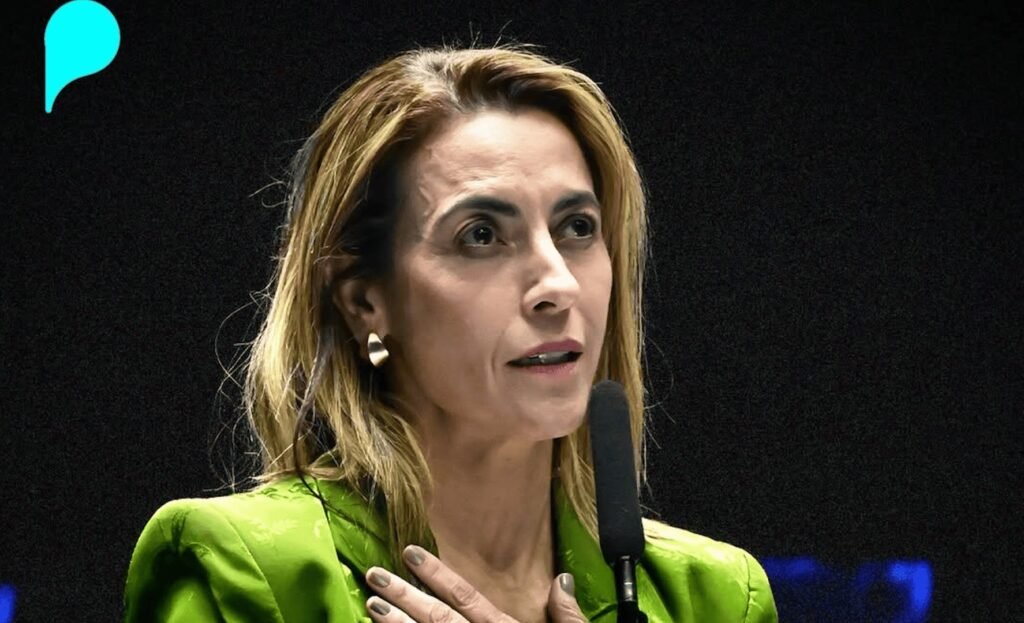A mudança parece simples, mas redesenha o tabuleiro político em **Mato Grosso do Sul**. O que aconteceu? A senadora **Soraya Thronicke** oficializou na **sexta-feira, 3 de abril de 2026**, sua saída do **Podemos** para ingressar no **PSB**. Por que esse movimento chama tanta atenção? Porque ele não se limita a uma troca de partido: faz parte de uma articulação para viabilizar sua campanha de **reeleição** e consolidar uma **aliança com o PT** no Estado. Mas por que a troca de legenda era tão importante agora? Porque Soraya busca uma estrutura partidária com mais **segurança política** e maior **capilaridade eleitoral** para enfrentar a disputa. O cenário ajuda a explicar a decisão? Sim. Em **Mato Grosso do Sul**, **duas cadeiras** ao Senado estarão em disputa, o que amplia o peso das composições partidárias e torna a montagem de chapa ainda mais decisiva. E como essa aproximação com o campo governista foi sendo construída? Ela não surgiu de repente. Soraya foi eleita em **2018** na onda do **bolsonarismo**, com o slogan **“a senadora do Bolsonaro”**, então pelo **PSL**, partido que depois se fundiu ao **DEM** para formar o **União Brasil**. O que mudou de lá para cá? A relação com **Jair Bolsonaro** foi rompida, e a senadora chegou a disputar a **Presidência da República em 2022** contra o antigo aliado. Essa ruptura teve reflexos mais recentes? Teve. Desde **2024**, Soraya passou a votar com a **base governista** no Congresso e declarou preferência por **Lula**. Isso ajuda a entender a ida ao PSB? Diretamente. A mudança de partido se encaixa nesse reposicionamento político e abre caminho para uma composição mais estável com forças alinhadas ao governo federal. Quando essa articulação começou a ganhar forma? Desde **fevereiro**, a ida ao **PSB** vinha sendo trabalhada. Houve conversas concretas? Sim. Antes de a decisão ser encaminhada, Soraya recebeu em sua casa, em **Campo Grande**, o presidente estadual do **PT**, **Vander Loubet**, que é **pré-candidato ao Senado**, e o ex-deputado federal **Fábio Trad**, **pré-candidato ao governo** pelo partido. O que eles queriam dela? Na ocasião, pediram que a senadora definisse se integraria o projeto eleitoral petista no Estado. E a entrada no novo partido dependia apenas de um acerto local? Não. A negociação foi feita com o aval do presidente nacional do **PSB**, **João Campos**, e do vice-presidente da República, **Geraldo Alckmin**. O que isso indica? Que a operação teve respaldo em nível nacional e não foi tratada apenas como uma movimentação regional. Mas qual é o efeito prático dessa decisão? A filiação ao **PSB** fortalece a tentativa de Soraya de disputar a reeleição com uma base partidária mais ampla e, ao mesmo tempo, aproxima seu nome do projeto do **PT** em **Mato Grosso do Sul**. E onde entra **Vander Loubet** nessa equação? Na composição que está sendo desenhada, a senadora deve formar chapa com ele no Estado. Então, no fim, o que fica definido? Fica definido que **Soraya Thronicke deixou o Podemos, filiou-se ao PSB e avançou na construção de uma aliança com o PT em Mato Grosso do Sul**, em uma articulação voltada à disputa de **2026**, com apoio de lideranças nacionais do partido e com perspectiva de compor chapa ao lado de **Vander Loubet**.