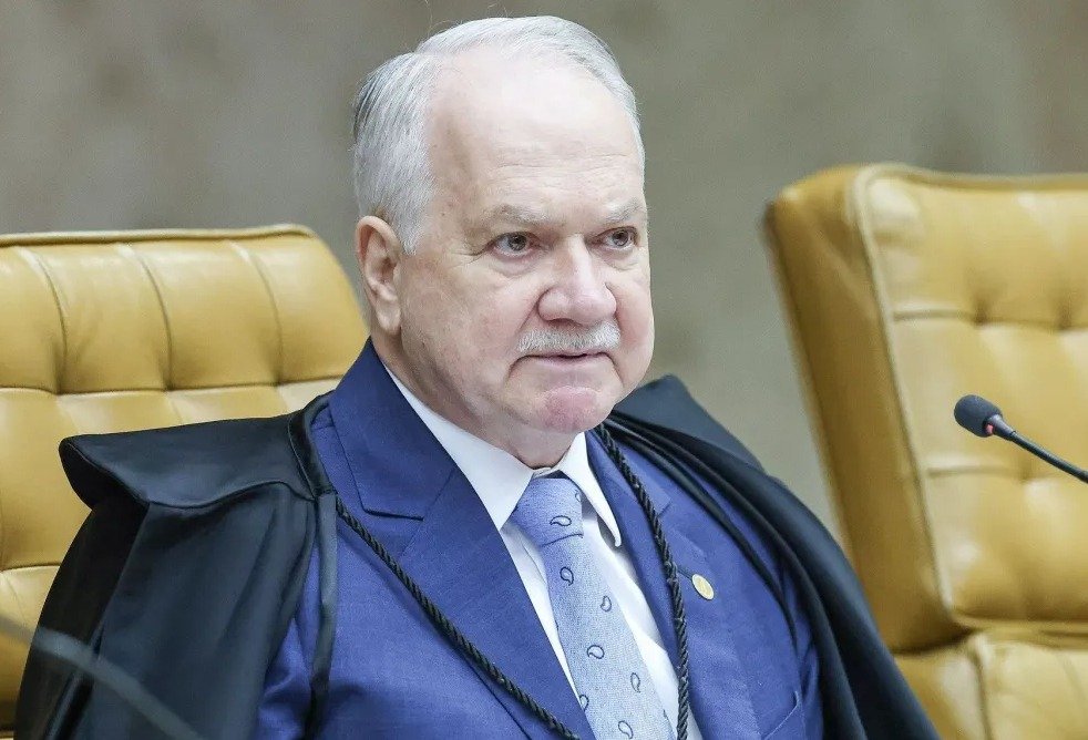 Por que o STF está dividido sobre a fiscalização dos ministros? O STF enfrenta um impasse sobre quem deve fiscalizar a conduta dos ministros. Edson Fachin admite resistência interna à criação de um órgão de controle, o que gera divisão na Corte. Qual é a proposta de Edson Fachin para o Código de Ética? Fachin sugere que o principal mecanismo de controle seja a autocrítica. Ministros devem reconhecer erros e corrigir condutas inadequadas, promovendo um ambiente de autovigilância. Quais são os principais entraves para a criação de um órgão de controle? A definição de quem integraria a comissão de fiscalização é um dos principais entraves. Há resistência entre os ministros quanto à criação de tal órgão. Como a resistência dos ministros afeta o Código de Ética? A resistência interna dificulta o avanço do Código de Ética, pois parte dos ministros acredita que o momento não é adequado para implementar a medida. Por que a autocrítica é vista como um mecanismo eficaz? A autocrítica é vista como eficaz porque promove o reconhecimento de erros e a correção de condutas, incentivando um ambiente de responsabilidade pessoal entre os ministros. Quais são as expectativas de Fachin para o futuro do Código de Ética? Fachin espera que o tema seja discutido ao longo de 2026, visando estabelecer regras claras de conduta para proteger a imagem institucional e dar segurança aos ministros. Como a mudança cultural pode impactar o STF? A mudança cultural proposta pelo Código de Ética pode transformar a dinâmica interna do STF, promovendo maior transparência e responsabilidade entre os ministros. Por que alguns ministros acreditam que o momento não é adequado? Alguns ministros avaliam que o atual contexto político e institucional não favorece a implementação de um novo Código de Ética, preferindo adiar a discussão. Qual é o papel do constrangimento interno no controle ético? O constrangimento interno atua como um mecanismo de controle, incentivando ministros a manterem condutas adequadas para evitar críticas e preservar a imagem do STF. Como o Código de Ética pode proteger a imagem institucional do STF? Ao estabelecer regras claras de conduta, o Código de Ética pode fortalecer a confiança pública no STF, garantindo que os ministros ajam de acordo com padrões éticos elevados. Quais são as dúvidas que ainda persistem entre os magistrados? Os magistrados ainda têm dúvidas sobre a eficácia e a necessidade de um órgão de controle, além de questionarem o impacto de um Código de Ética na autonomia dos ministros. Como a discussão sobre o Código de Ética pode evoluir até 2026? A discussão pode evoluir com debates internos e externos, buscando consenso sobre a melhor forma de implementar um sistema de fiscalização que equilibre controle e autonomia. Qual é a importância de estabelecer regras claras de conduta? Regras claras de conduta são essenciais para garantir a integridade e a transparência das ações dos ministros, fortalecendo a confiança pública no sistema judiciário. Como a autocrítica pode ser incentivada entre os ministros? A autocrítica pode ser incentivada por meio de um ambiente que valorize a honestidade e a responsabilidade, promovendo discussões abertas sobre condutas e decisões. Qual é o impacto potencial de um Código de Ética no STF? Um Código de Ética pode promover maior transparência, responsabilidade e confiança pública, além de estabelecer um padrão de conduta que guie as ações dos ministros.