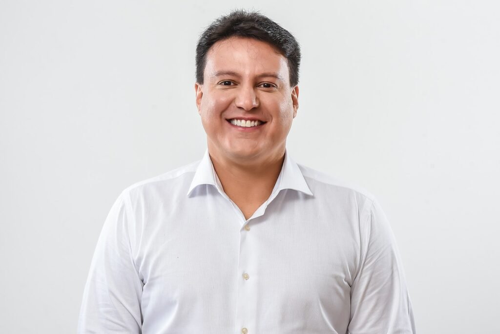 Por que o STJ suspendeu o processo contra o vice-governador do Maranhão? O ministro Og Fernandes do STJ decidiu suspender o julgamento no TJMA que poderia afastar Felipe Camarão. A decisão foi baseada na necessidade de análise prévia das manifestações da defesa. Qual era a acusação contra Felipe Camarão? Felipe Camarão foi investigado por suposto envolvimento em lavagem de dinheiro com policiais militares que atuam em sua segurança. Por que o TJMA queria afastar o vice-governador? O relator do processo no TJMA acreditava que a permanência de Camarão no cargo poderia atrapalhar as investigações em curso. Qual foi o argumento da defesa de Felipe Camarão? A defesa argumentou que não havia fundamentação suficiente para dispensar o contraditório, o que foi acolhido pelo ministro Og Fernandes. O que o ministro Og Fernandes declarou sobre o caso? Fernandes afirmou que não havia indicação concreta de riscos que justificassem o afastamento sem o contraditório, destacando a importância de preservar a ambiência institucional. Quais foram as descobertas do MPMA nas investigações? O MPMA identificou movimentações financeiras irregulares nas contas de Camarão, totalizando R$ 6,3 milhões entre ele e policiais militares. Por que as transações financeiras são consideradas suspeitas? As transações foram consideradas atípicas e incompatíveis com as rendas lícitas declaradas, sugerindo um vínculo financeiro contínuo e integrado. Qual a importância do contraditório no processo? O contraditório é essencial para garantir que todas as partes tenham a oportunidade de apresentar suas versões antes de qualquer decisão judicial. O que a Procuradoria-Geral de Justiça afirmou sobre as transações? A Procuradoria destacou que o fluxo financeiro recíproco entre Camarão e os policiais afasta a aparência de repasses isolados, sugerindo um vínculo contínuo. Qual é o próximo passo no processo contra Felipe Camarão? O caso deve aguardar a apresentação das manifestações da defesa antes de qualquer nova análise ou decisão judicial. Como a decisão do STJ impacta o andamento das investigações? A suspensão do processo permite que a defesa apresente suas manifestações, garantindo um julgamento mais justo e equilibrado. Qual é a relevância desse caso para o cenário político do Maranhão? O caso tem grande impacto político, pois envolve o vice-governador e questões de integridade e transparência na administração pública. O que pode acontecer se as acusações forem confirmadas? Se confirmadas, as acusações podem levar a sanções legais e políticas para Felipe Camarão, afetando sua carreira e a administração estadual. Como a sociedade maranhense está reagindo a esse caso? A sociedade acompanha atentamente o desenrolar do caso, preocupada com a integridade das instituições e a justiça no processo. Qual é a posição do governo do Maranhão sobre o caso? O governo do Maranhão ainda não se pronunciou oficialmente sobre o caso, aguardando o desenrolar das investigações e decisões judiciais. O que esse caso revela sobre a relação entre política e justiça no Brasil? O caso destaca a complexa relação entre política e justiça, evidenciando a importância de processos judiciais justos e transparentes. Como o caso pode influenciar futuras investigações de corrupção? O desfecho desse caso pode estabelecer precedentes para a condução de futuras investigações de corrupção, reforçando a importância do contraditório. Qual é a expectativa para a resolução do caso? A expectativa é que o caso seja resolvido de forma justa e transparente, respeitando os direitos de todas as partes envolvidas. O que podemos aprender com esse caso? O caso ensina sobre a importância do devido processo legal e da transparência nas investigações, fundamentais para a confiança nas instituições.