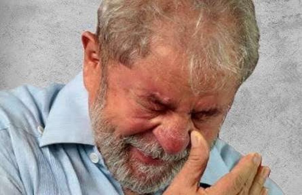 Uma mudança silenciosa pode estar em curso no coração do **PT**, e o nome mais lembrado até aqui talvez não seja o escolhido quando a pressão realmente apertar. Mas por que essa possibilidade ganhou força agora? Porque, segundo a descrição apresentada, as últimas **pesquisas de opinião pública** indicaram que o senador **Flávio Bolsonaro** já aparece numericamente à frente na corrida presidencial. E o que isso provoca no ambiente político? A consequência apontada é direta: se esse movimento continuar, a pressão para que **Lula** desista da reeleição tende a crescer de forma enorme. Trata-se apenas de especulação distante? Não exatamente. A informação diz que o petista estaria propenso a abrir mão da disputa caso **Flávio** lidere fora da **margem de erro**. O que uma decisão assim significaria? A própria descrição associa essa possibilidade a uma admissão velada de **desgaste do governo** e ao temor de uma derrota histórica do projeto lulista. Se esse cenário se confirmar, quem assumiria o posto? É justamente aí que surge a ruptura com a expectativa mais comum. Seria **Fernando Haddad** o substituto natural? A resposta indicada é não. Embora o ex-ministro costume aparecer como nome óbvio em especulações sobre sucessão interna, a informação apresentada aponta em outra direção. Então quem seria o escolhido para esse eventual plano alternativo? O nome citado é o do ex-governador do Ceará, **Camilo Santana**. Por que **Camilo Santana** aparece nesse contexto? Porque, de acordo com a especulação mencionada, ele seria o substituto de **Lula**, o chamado **plano B** do partido. Isso já está definido oficialmente? Não. O próprio quadro descrito trata essa movimentação como especulação, enquanto o partido nega qualquer hipótese de **Lula** abrir mão da candidatura. Se o partido nega, por que o assunto continua circulando? Porque a simples existência dessa hipótese é apresentada como sinal de inquietação interna. O que isso revelaria, segundo a descrição? Revelaria **pânico interno** e uma imagem de **fragilidade**, já que o partido dependeria de um nome ainda pouco testado nacionalmente para uma eventual troca de última hora. E como esse cenário é contrastado com o campo adversário? A descrição afirma que, em sentido oposto à insegurança petista, **Flávio Bolsonaro** surge como uma alternativa **madura** e **articulada**, com capacidade de unir o campo oposicionista. Esse contraste ajuda a explicar por que a pressão sobre **Lula** poderia aumentar? Sim, porque a combinação entre avanço nas pesquisas e consolidação de um adversário competitivo amplia o peso político de cada novo levantamento. Então o que fica no centro dessa movimentação? Fica a possibilidade de que uma liderança nas pesquisas, se mantida e ampliada para além da margem de erro, empurre **Lula** para uma desistência e obrigue o **PT** a recorrer a outro nome. E esse nome, segundo a informação apresentada, não seria **Haddad**. Qual é, afinal, o nome apontado para substituir **Lula** caso o plano alternativo precise sair do papel? A resposta surge de forma direta no fim dessa sequência: o nome especulado para o **plano B do PT** é **Camilo Santana**, e não **Fernando Haddad**.