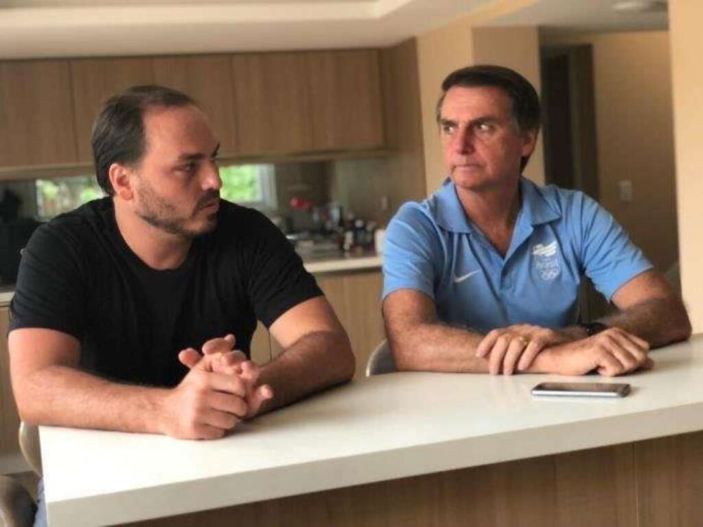 Qual é a situação atual de Bolsonaro em casa? A situação de Bolsonaro em casa é marcada por uma perseguição que muitos consideram cruel e desumana. Há temores de que algo pior possa acontecer em breve. Por que Bolsonaro está sendo perseguido? A perseguição é atribuída a disputas ideológicas e decisões judiciais controversas que visam esconder eventos de 2022. Quais são as consequências dessa perseguição? As consequências incluem um clima de tensão e incerteza, com temores de que a vida de Bolsonaro esteja em risco. Como a verdade sobre a situação de Bolsonaro está sendo preservada? A verdade está sendo documentada em um conjunto de cinco livros, que estão sendo vendidos para alcançar todo o país. Qual é o preço do conjunto de livros que documenta a situação? O conjunto de cinco livros está sendo vendido por apenas R$ 29,90. Por que é importante adquirir esses livros agora? É importante adquirir os livros enquanto estão disponíveis, pois há receios sobre o que a censura pode fazer. O que os livros revelam sobre os eventos de 2022? Os livros prometem revelar detalhes sobre os eventos de 2022 que muitos acreditam estar sendo ocultados. Como a venda dos livros está sendo promovida? A venda está sendo promovida como uma oportunidade única para conhecer a verdade antes que a censura interfira. Qual é o impacto das decisões judiciais controversas mencionadas? As decisões judiciais controversas alimentam a percepção de perseguição e aumentam a polarização política. Como a disputa ideológica influencia a situação de Bolsonaro? A disputa ideológica intensifica a perseguição, criando um ambiente hostil e divisivo. O que pode acontecer se a situação de Bolsonaro piorar? Se a situação piorar, há temores de que isso possa levar a consequências graves para ele e seus aliados. Por que o "sistema" teme a verdade sobre Bolsonaro? O "sistema" teme que a verdade possa desafiar narrativas estabelecidas e expor injustiças. Como a censura pode afetar a disponibilidade dos livros? A censura pode restringir o acesso aos livros, limitando a disseminação das informações contidas neles. Qual é a mensagem central dos livros sobre Bolsonaro? A mensagem central é que a verdade não morrerá, apesar das tentativas de silenciamento e perseguição. Como o público pode apoiar Bolsonaro diante dessa situação? O público pode apoiar adquirindo os livros e se informando sobre a situação real, resistindo à censura. Por que a situação de Bolsonaro é descrita como um "terror" para o "sistema"? É descrita assim porque a verdade documentada nos livros desafia o controle narrativo do "sistema". Qual é a importância de documentar a situação de Bolsonaro? Documentar a situação é crucial para preservar a verdade e garantir que ela alcance o maior número de pessoas possível. Como a venda dos livros contribui para a resistência contra a censura? A venda amplia o acesso à informação, fortalecendo a resistência contra tentativas de silenciamento. O que os leitores podem esperar ao adquirir os livros? Os leitores podem esperar uma visão aprofundada e documentada dos eventos e perseguições enfrentadas por Bolsonaro.