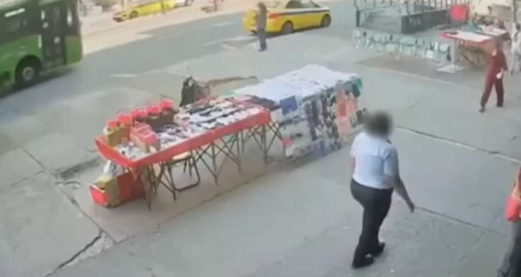 O que aconteceu no acidente que matou o filho do humorista no Rio? Câmeras de segurança registraram o acidente na Rua Conde de Bonfim, Tijuca, onde Emanoelle Martins e seu filho Francisco foram atingidos por um ônibus enquanto estavam em uma bicicleta elétrica. Ambos não resistiram aos ferimentos. Como as imagens do acidente foram capturadas? As imagens foram capturadas por um sistema de monitoramento, mostrando o momento em que as vítimas trafegavam pela via e o ônibus se aproximava, evidenciando a gravidade do impacto. Qual foi a reação das pessoas no local do acidente? Logo após o acidente, pessoas nas proximidades se mobilizaram rapidamente para prestar socorro e organizar o trânsito, evitando novos acidentes. Uma grande quantidade de pessoas se concentrou no local em poucos segundos. O que as investigações preliminares indicam sobre o acidente? Informações preliminares sugerem que as vítimas podem ter perdido o equilíbrio após serem fechadas por um veículo preto, provocando a queda na faixa exclusiva de ônibus. No entanto, as imagens não confirmam essa dinâmica com clareza. Como está o andamento das investigações sobre o acidente? O caso foi registrado na 19ª Delegacia de Polícia (Tijuca), e a Polícia Civil está analisando as imagens de segurança e ouvindo testemunhas para esclarecer as circunstâncias do ocorrido. Como o humorista Vinicius Antunes reagiu à perda do filho? Nas redes sociais, Vinicius Antunes prestou uma homenagem ao filho, expressando sua dor pela perda.