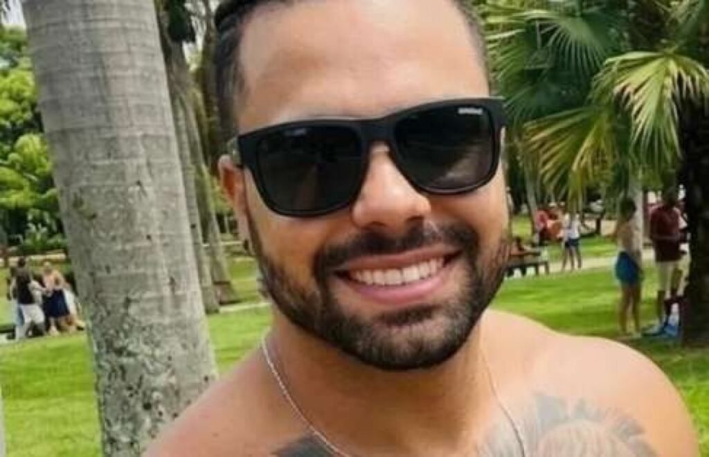 Uma mensagem curta pode parar a internet por alguns minutos, mas às vezes o que vem depois é ainda mais perturbador. O que foi publicado para causar esse impacto? Uma **carta de despedida** no **X**, escrita em tom definitivo, com a afirmação de que o autor iria **tirar a própria vida**. O texto rapidamente chamou atenção porque não era apenas um desabafo solto: havia dor, acusação, cansaço e uma sensação de encerramento que fez muita gente parar para ler até o fim. Mas por que essa publicação ganhou tanta força? Porque o conteúdo tocava em algo brutalmente íntimo. A mensagem falava de **solidão**, de **humilhações silenciosas**, de falta de apoio dentro da própria **família** e de um desgaste emocional que, segundo o relato, já não podia mais ser suportado. Em vez de frases genéricas, o texto trazia uma sequência de confissões que deixava no ar uma pergunta inevitável: aquilo era um pedido de socorro ou uma decisão já tomada? E quem estava por trás da postagem? Antes de tudo ser esclarecido, o nome que circulou foi o de um **ativista** conhecido na web como **Márcio Subverso**, identificado pelo perfil **@marciodaelite**. Só que a repercussão não ficou restrita ao que ele escreveu. O que começou como uma publicação chocante logo se transformou em outra coisa, porque nos comentários de uma outra postagem surgiram relatos de pessoas que diziam conhecê-lo. Mas o que essas pessoas trouxeram de novo? É aqui que muita gente se surpreende. Em meio à comoção, **internautas afirmaram conhecer Márcio** e passaram a acrescentar informações ao caso. Isso mudou o foco da leitura: já não se tratava apenas da carta, mas também do que terceiros estavam dizendo sobre a situação. E quando novas vozes entram em cena, a dúvida cresce ainda mais: até que ponto essas informações ajudam a entender o que aconteceu? O que a carta dizia, exatamente, para provocar tamanho abalo? O texto começava com agradecimentos a pessoas que ele conheceu na rede, mencionava amigos e “anjos”, e logo mergulhava em um relato de sofrimento. Ele dizia que o que o consumia por dentro não era apagado pela imagem que outros faziam dele. Em seguida, vinha a frase mais alarmante: **“HOJE TIRO MINHA VIDA”**. A partir daí, a mensagem detalhava um ambiente de **indiferença e silêncio**, especialmente dentro de casa, com menções ao **silêncio do pai**, à ausência de diálogo e ao sentimento de ser ignorado por quem deveria oferecer apoio. Mas há um ponto que quase passa despercebido no meio da comoção. A carta não falava apenas de dor emocional; ela associava esse sofrimento a uma rotina de **trabalhar sozinho em casa**, tentando construir algo enquanto se sentia desprezado. Isso dá outra dimensão ao texto, porque mostra que o desgaste descrito não era apresentado como algo momentâneo, e sim como um acúmulo. E quando um relato aparece como acúmulo, surge outra pergunta difícil: havia sinais anteriores que passaram despercebidos? Foi justamente aí que os comentários ganharam peso. Pessoas que afirmaram conhecê-lo levaram a discussão para além da postagem inicial. O que acontece depois muda tudo, porque a atenção deixa de estar apenas no impacto da carta e passa a se concentrar nas **novas informações** que começaram a circular. Ainda que o centro da história continue sendo a publicação no X, o caso se amplia quando terceiros entram para confirmar, contestar ou contextualizar o que foi dito. Então qual é o ponto principal de tudo isso? O que se sabe, diretamente ligado ao caso, é que a internet foi sacudida por uma **carta de despedida** publicada por **Márcio Subverso**, e que, após a viralização, **internautas que dizem conhecê-lo trouxeram novas informações nos comentários de outra publicação**. Esse é o movimento que transformou um post isolado em um episódio ainda mais inquietante. E talvez a parte mais incômoda seja justamente essa: quando parece que a mensagem já disse tudo, surgem novos elementos que fazem a história continuar aberta.