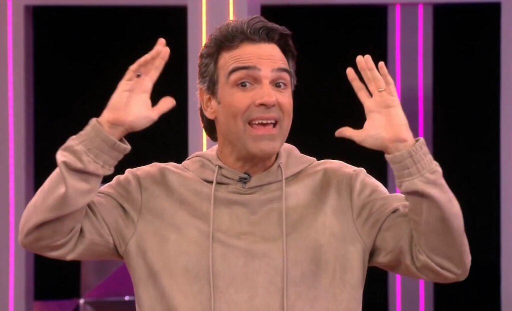 Tem anúncio que mexe com o jogo, e tem anúncio que mexe com tudo ao mesmo tempo. O que foi dito agora sobre o BBB 26 entra exatamente nessa segunda categoria. Não se trata apenas de mais uma dinâmica, nem de um benefício comum dentro da casa. A revelação feita ao vivo trouxe um peso diferente, daqueles que fazem o público parar por um instante e pensar no que isso pode provocar em quem está lá dentro. Mas por que tanta expectativa em torno de uma prova que, em teoria, já faz parte da rotina do programa? Porque desta vez não é só sobre estratégia. A próxima disputa entrega o tradicional colar da imunidade, algo que por si só já seria decisivo em uma fase acelerada do reality. Só que existe um elemento extra que muda completamente o clima. E esse detalhe, que quase ninguém ignora quando percebe o tamanho da situação, transforma a prova em algo muito maior do que uma simples vantagem no jogo. Que detalhe é esse? O vencedor não vai ganhar apenas proteção contra o paredão. Vai receber também um prêmio inédito na temporada: o direito de encontrar e tocar fisicamente em uma pessoa muito querida, trazida pela produção. E é aqui que muita gente se surpreende, porque o impacto disso vai muito além da emoção imediata. Depois de tanto tempo de confinamento, esse tipo de contato deixa de ser só um presente e passa a ter um valor quase impossível de medir. Mas por que isso pesa tanto agora? Porque o momento do programa torna tudo mais intenso. Os participantes seguem confinados há quase 90 dias, e qualquer sinal do mundo de fora já teria força suficiente para abalar o emocional. Agora imagine não apenas ver, mas poder tocar alguém importante nesse estágio do jogo. O que acontece depois pode mudar o humor, a energia e até a forma como o vencedor encara os próximos passos dentro da casa. E quem revelou isso? Foi Tadeu Schmidt, durante a transmissão ao vivo da noite de quinta-feira, ao anunciar o que está reservado para a tarde de sexta-feira, 10 de abril. Ele chamou atenção para o peso da premiação e destacou justamente o que torna essa Prova do Anjo diferente de todas as outras desta edição. Ao avisar que o vencedor teria contato físico com uma pessoa muito querida, o apresentador deixou claro que a emoção deve tomar conta da dinâmica. Mas essa prova vale só pelo encontro? Não. E esse é o ponto que torna tudo ainda mais delicado. Além do encontro, o ganhador garante a imunidade e escapa do 15º Paredão. Em um momento de modo turbo, isso significa muito. A prova acontece justamente antes da formação de mais um paredão triplo, marcada para a mesma noite de sexta-feira. Ou seja: quem vencer não apenas recebe um presente emocional raro, como também conquista uma proteção essencial quando cada decisão pode empurrar alguém para fora da disputa. Então o prêmio inédito chega no momento mais sensível? Exatamente. E há uma nova camada nisso tudo. Quando uma vantagem mistura emoção e estratégia, o efeito costuma ser ainda mais forte. Não é só o alívio de escapar da berlinda. Não é só a chance de rever alguém especial. É a combinação dessas duas coisas em uma fase em que o desgaste mental já está no limite. E isso levanta outra pergunta inevitável: como os outros participantes vão reagir ao ver alguém vivendo esse momento? A resposta ainda não existe por completo, e talvez seja justamente isso que torna essa prova tão aguardada. Pode haver comoção, pode haver inveja silenciosa, pode haver mudança de alianças ou apenas um abalo emocional difícil de esconder. O certo é que a produção escolheu colocar esse prêmio justamente quando o jogo está mais apertado, e nada nesse timing parece casual. Quando tudo acontece? A Prova do Anjo está marcada para a tarde desta sexta-feira, 10 de abril, com transmissão ao vivo no Globoplay. Mais tarde, ainda na mesma noite, será formado o novo paredão triplo do BBB 26, dentro do modo turbo, com eliminação prevista para domingo, dia 12. Isso significa que a emoção do encontro não ficará isolada: ela vai desembocar diretamente em uma das noites mais decisivas da semana. E qual é o ponto principal de tudo isso? Que Tadeu Schmidt anunciou uma Prova do Anjo no BBB 26 com um prêmio inédito na temporada: além da imunidade, o vencedor poderá ter contato físico com uma pessoa muito querida após quase 90 dias de confinamento. Só que o mais interessante talvez nem seja o anúncio em si, mas o que esse encontro pode provocar quando a casa perceber que, a essa altura do jogo, um abraço pode valer quase tanto quanto escapar do paredão.