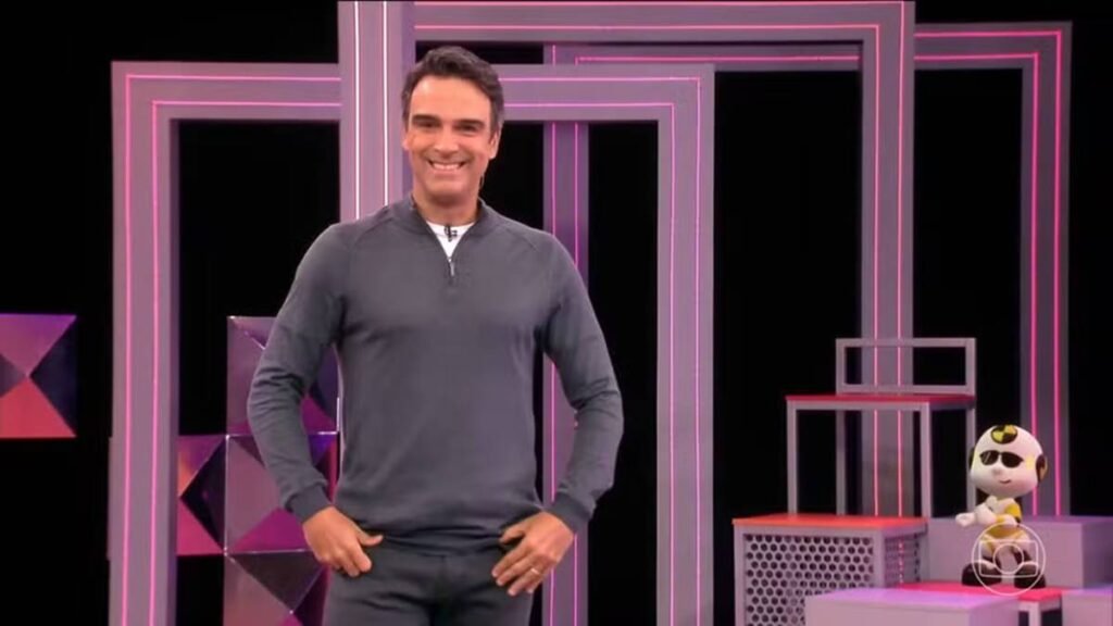 A chance de entrar no **BBB 27** começou antes mesmo da abertura oficial das inscrições, e foi **Tadeu Schmidt** quem revelou isso no programa de ontem, dia 7. Mas como isso vai funcionar, se as inscrições ainda não foram abertas? A resposta apareceu junto de uma ação presencial que pode colocar um futuro participante mais perto da seleção final. Onde acontece esse primeiro passo? No **BBB Experience**, em **São Paulo**, mais precisamente no **Park Shopping São Caetano**, em **São Caetano do Sul**. E o que estará disponível por lá? Entre os dias **8 e 21 de abril**, quem visitar a ativação poderá gravar um **vídeo de pré-inscrição** para o **Big Brother Brasil 27** em um estúdio montado especialmente para isso. Mas qualquer pessoa pode simplesmente chegar e participar? Não exatamente. Para fazer a pré-inscrição, é necessário **adquirir ingresso** para o **BBB Experience**, seja na bilheteria do local ou antecipadamente pelo site **www.bbbexperience.com.br**, e visitar o espaço a partir do dia **8 de abril**, no horário das **10h às 22h**. É nesse ambiente que o visitante terá acesso à estrutura preparada para iniciar esse processo. E o que acontece no local além da gravação do vídeo? O time de produção estará presente para **capturar vídeo e fotos** e também para **auxiliar o visitante a responder o questionário inicial**. Esse conjunto de etapas é o que vai gerar a **pré-inscrição**. Ou seja, não se trata ainda da inscrição oficial aberta ao público em geral, mas de uma oportunidade antecipada ligada à experiência presencial. Por que essa etapa chama tanta atenção? Porque ela não termina apenas na gravação. Entre os que fizerem a pré-inscrição presencialmente no **BBB Experience**, **pelo menos uma pessoa** garantirá vaga entre os selecionados para a **banca final** das seletivas do **BBB 27**. Isso significa que a ação não é apenas promocional: ela oferece uma possibilidade concreta de avanço no processo de seleção. Então as inscrições do programa já começaram? Não. O que foi informado é justamente o contrário: as **inscrições ainda não abriram**. O que passa a valer agora é essa porta de entrada antecipada para quem estiver no evento em São Paulo. A revelação feita por Tadeu cria esse cenário curioso: o processo oficial ainda não foi liberado, mas já existe um caminho inicial disponível para parte do público. E por que isso foi anunciado agora? Porque a partir desta **quarta-feira, 8 de abril**, a ativação passa a oferecer essa oportunidade aos visitantes. A informação também foi reforçada nas redes sociais do programa, com a indicação de que quem visitar o espaço poderá gravar o vídeo em um estúdio montado na réplica da casa mais vigiada do país. O que, afinal, precisa ser feito por quem quer tentar essa vaga? Ir ao **BBB Experience** no **Park Shopping São Caetano**, entre **8 e 21 de abril**, no horário das **10h às 22h**, com **ingresso adquirido**, gravar o **vídeo de pré-inscrição**, fazer as **fotos** e responder ao **questionário inicial** com apoio da produção. A partir daí, a pré-inscrição será gerada, e entre os participantes presenciais, **pelo menos uma pessoa** seguirá para a **banca final das seletivas do BBB 27**.