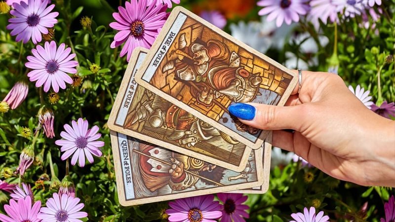 Há dias que parecem comuns, mas chegam carregados de sinais que mudam o rumo de tudo. O que a quarta-feira reserva para os signos? As cartas apontam uma combinação de **novos começos**, **ajustes emocionais** e busca por **clareza**. Em alguns casos, o dia marca **encerramentos importantes**. Em outros, abre espaço para **amor**, **comunicação** e **projetos**. Nada vem de forma solta: a energia geral fala de **recomeços**. Mas como essa movimentação se manifesta na prática? Para alguns nativos, será preciso equilibrar diferentes áreas da vida ao mesmo tempo. A carta **2 de Ouros** indica justamente essa necessidade de conciliar demandas sem perder o eixo. A palavra-chave aqui é **organização**, porque o dia pode exigir jogo de cintura e atenção ao que realmente importa. E quando o coração entra em cena, o que muda? A presença do **Cavaleiro de Copas** sugere uma quarta-feira mais sensível, com espaço para **romantismo**, **encontros**, **convites** e conexões emocionais. Ainda assim, há um cuidado importante: evitar **idealizações em excesso**, para que a emoção não ultrapasse a realidade. Existe espaço para ousadia? Sim, e ela aparece com força na carta **O Louco**. O dia pode trazer impulso para começar algo novo, experimentar outro caminho ou simplesmente confiar mais no próprio instinto. Isso significa agir sem pensar? Não. A proposta é unir **coragem** e consciência, sem transformar entusiasmo em precipitação. E as novidades, chegam de que forma? Com a energia do **Pajem de Paus**, a quarta-feira favorece o surgimento de uma **nova ideia** ou **oportunidade**. Há movimento, motivação e uma sensação de renovação na rotina. É o tipo de carta que acende a chama da iniciativa e convida a olhar para frente. Nem tudo, porém, vem em tom leve. O que acontece quando um ciclo precisa terminar? A carta **10 de Espadas** fala de **encerramento**. Algo pode chegar ao fim e, embora isso traga desconforto, a mudança também abre caminho para **libertação** e **recomeço**. O fim, nesse caso, não aparece como vazio, mas como passagem. E no campo emocional, há abertura? Há, e ela vem com o **Ás de Copas**. A carta anuncia um **novo ciclo emocional**, favorecendo o **amor**, as **reconexões** e a disposição para sentir com mais verdade. A orientação é simples: permitir-se viver o que toca o coração. Mas e quando as emoções ficam confusas? A carta **A Lua** indica intensidade, dúvidas e a possibilidade de **ilusões** ou **mal-entendidos**. A intuição continua importante, mas não deve caminhar sozinha. O dia pede também **clareza**, para que o que está encoberto não conduza decisões apressadas. Como lidar com situações delicadas sem perder o controle? O **Rei de Copas** responde com **equilíbrio emocional** e **maturidade**. A carta favorece uma postura sensível, mas firme, capaz de acolher o que acontece sem se deixar dominar por isso. É uma energia de contenção e consciência. Há algo que deve ser mantido em reserva? Sim. O **7 de Espadas** pede **estratégia** e **discrição**. Nem tudo precisa ser dito, exposto ou compartilhado. Em situações pouco claras, observar antes de agir pode ser mais útil do que revelar cada passo. E quando chega a hora de decidir? O **Ás de Espadas** traz **clareza** e **verdade**. A quarta-feira favorece **decisões importantes** e **conversas diretas**, além de marcar um momento propício para cortar ilusões e enxergar com mais nitidez o que precisa ser feito. Conflitos podem surgir? Podem, segundo o **5 de Paus**. Pequenas divergências ou disputas podem aparecer ao longo do dia, especialmente quando o ego fala mais alto. O cuidado está em não alimentar **competições desnecessárias**. Onde encontrar segurança em meio a tudo isso? A resposta vem com a **Rainha de Ouros**, carta ligada à **estabilidade** e ao **autocuidado**. A quarta-feira favorece a **segurança emocional e material**, além de ser um bom momento para investir em si e no próprio **bem-estar**. E, afinal, quais são as cartas da previsão para os 12 signos nesta quarta-feira? **2 de Ouros**, **Cavaleiro de Copas**, **O Louco**, **Pajem de Paus**, **10 de Espadas**, **Ás de Copas**, **A Lua**, **Rei de Copas**, **7 de Espadas**, **Ás de Espadas**, **5 de Paus** e **Rainha de Ouros**.