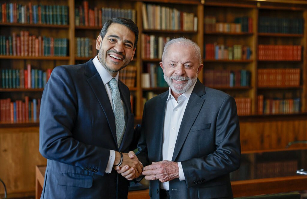 Há indicações que tentam parecer técnicas, mas carregam um passado tão ruidoso que basta puxar um fio para a trama inteira começar a se desfazer. Por que tanta resistência a um nome que, à primeira vista, poderia ser tratado como apenas mais uma escolha para um cargo alto? Porque, antes de qualquer currículo pomposo, existe uma memória pública que não desaparece. E quando essa memória volta, ela não volta sozinha: traz junto a suspeita de que a ascensão não foi construída por excelência, mas por utilidade política. Que memória é essa? A de um personagem que entrou no imaginário nacional não por uma obra jurídica admirável, nem por uma defesa brilhante da Constituição, mas por um episódio que o transformou em símbolo de um tempo. Um homem lembrado como mensageiro de uma operação política delicada, alguém associado à entrega de um documento que, para muitos, representava mais blindagem do que justiça. Mas isso, por si só, bastaria para rejeitá-lo? É aqui que a maioria se surpreende. O problema não estaria apenas no passado, e sim no que veio depois. Porque a pergunta inevitável é: o que aconteceu entre aquele episódio e a tentativa de alcançar um dos lugares mais poderosos da República? A resposta, segundo a crítica apresentada, é simples e incômoda: fidelidade. Fidelidade a quem? A um projeto de poder que, nessa leitura, premia menos o mérito do que a obediência. E esse ponto muda tudo, porque a indicação deixa de parecer reconhecimento profissional e passa a soar como recompensa por serviços prestados. Não se trata apenas de subir na carreira. Trata-se de subir por ter permanecido útil, silencioso e alinhado. Mas há um detalhe que quase ninguém percebe de imediato: a objeção não para na biografia política. Ela avança para decisões concretas. Quando esteve à frente da Advocacia-Geral da União, por exemplo, a crítica afirma que ele ajudou a estruturar um aparato voltado a combater a chamada desinformação, mas com um risco embutido que seus adversários consideram gravíssimo: o de vigiar, punir e calar dissidências sob um nome institucionalmente aceitável. E por que isso pesa tanto? Porque, para os críticos, quem demonstra inclinação a restringir vozes fora do poder não chega neutro a uma corte superior. Chega com uma visão de mundo. E é aqui que surge outra dúvida inevitável: essa visão seria apenas administrativa ou também ideológica? A resposta oferecida pelo texto original aponta para a segunda hipótese. Como isso aparece? Em pareceres, posicionamentos e vínculos. Um dos pontos mais sensíveis é a acusação de ter defendido entendimento favorável à assistolia fetal até os nove meses, algo apresentado como prova de adesão prática à cultura da morte. Em outra frente, surge a imagem de um agente público que teria transformado a AGU em escudo para aliados políticos e movimentos sociais, inclusive com gestos de apoio ao MST que, para seus críticos, revelariam desprezo pela propriedade privada. Ainda assim, seria exagero dizer que isso o desqualifica para o topo do Judiciário? O que acontece depois amplia a controvérsia. A crítica também o descreve como adversário da Lava Jato, alguém que, em sua tese de doutorado, teria tratado a operação como lawfare e o impeachment de Dilma como golpe das elites. Não é um detalhe lateral. É um indício, segundo essa leitura, de que sua interpretação do direito estaria profundamente atravessada por militância. E se fosse apenas uma inclinação teórica? Aí entra outro elemento que reacende a desconfiança: a presença de Karl Marx como referência para justificar maior intervenção estatal e controle sobre redes sociais. Para os opositores, isso não é erudição neutra. É bússola. E uma bússola ideológica, quando levada a um tribunal supremo, deixa de ser preferência pessoal e passa a influenciar decisões com impacto nacional. Mas o contexto da indicação também importa? Muito. E talvez mais do que parece. O relator ligado ao processo no Senado, segundo o texto, é um senador alvo de operações da Polícia Federal por suspeitas de fraudes bilionárias no INSS. A crítica usa esse dado para sugerir que o ambiente moral da indicação já nasce comprometido. Como se não bastasse, menciona-se ainda a oferta de diretorias dos Correios para facilitar a aprovação, transformando a sabatina em moeda de troca. Então qual é o ponto central de tudo isso? Que o nome em questão não seria visto por seus críticos como um jurista de estatura excepcional, mas como operador fiel de um sistema de proteção política. Um homem que teria servido ao poder em momentos decisivos, atacado adversários convenientes, protegido aliados estratégicos e agora se aproximaria da Suprema Corte não para guardar a Constituição, mas para consolidar um arranjo. E quem é esse nome que concentra tantas objeções? Jorge Messias, o Bessias do episódio de 2016, agora apontado como candidato a sentar-se à mesa do Supremo. No texto de Paulo Briguet, as 13 razões se unem numa só conclusão: sua indicação não representaria mérito jurídico, e sim a tentativa de transformar lealdade partidária em autoridade constitucional. Mas a pergunta final talvez seja a mais inquietante: quando um passado assim é tratado como credencial, o problema está apenas no indicado ou no tipo de República que já começou a aceitar isso como normal?