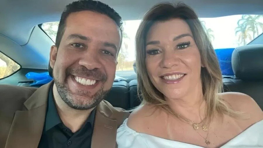 Quatro milhões de reais, uma prefeitura, um deputado e uma investigação que começa com uma pergunta simples, mas difícil de ignorar: esse dinheiro foi usado como deveria? A dúvida não surgiu do nada. Ela apareceu quando o Tribunal de Contas da União decidiu abrir uma auditoria para apurar o envio de emendas parlamentares que bancaram um contrato ligado ao transporte público. Mas por que esse caso chamou tanta atenção? Porque não se trata apenas de um repasse comum. Há um detalhe que muda o peso da história: o dinheiro foi enviado por meio da chamada transferência especial, a conhecida “emenda Pix”, mecanismo que permite o repasse direto de recursos da União para estados e municípios. E por que isso importa tanto? Porque esse tipo de transferência costuma ter menos amarras do que convênios tradicionais, o que aumenta a necessidade de comprovação sobre a aplicação correta dos valores. E é justamente aí que a investigação ganha força. O TCU quer saber se os recursos foram usados de forma regular na contratação de serviços de locação de ônibus para o transporte público. Mas o que exatamente o tribunal pediu? A resposta mostra o tamanho da apuração. O órgão solicitou documentação completa sobre a contratação: estudos técnicos preliminares, pesquisa de preços, edital, propostas apresentadas, pareceres jurídicos, notas fiscais, comprovantes de pagamento e relatórios de fiscalização. Não parou aí. Também exigiu registros que comprovem que os serviços foram realmente prestados, além de extratos bancários da conta usada para movimentar os recursos e justificativas para eventuais transferências. Se tudo isso foi pedido, então o que está em jogo? Mais do que um contrato isolado, o que está em análise é a rastreabilidade do dinheiro público. E aqui muita gente se surpreende: o prazo dado para a prefeitura apresentar essas explicações foi de 12 dias. Isso significa que o tribunal quer respostas objetivas e rápidas. Mas ainda falta entender por que esse caso ganhou uma dimensão política tão grande. A explicação está na relação entre quem enviou a emenda e quem administra o município. O deputado responsável pelo repasse é André Janones, da Rede. A cidade que recebeu os R$ 4 milhões é Ituiutaba, em Minas Gerais. E a prefeita do município é Leandra Guedes, do Avante, ex-namorada do parlamentar. Esse ponto, por si só, já atrai atenção. Mas o que acontece depois torna tudo ainda mais delicado. Após a abertura da investigação, Janones afirmou que a cidade foi “tomada por uma quadrilha” e acusou o grupo que comanda a prefeitura de desviar receitas do município para enriquecimento próprio. Disse ainda que desconfiava, havia três anos, de desvios envolvendo emendas parlamentares de sua autoria enviadas para a cidade. Se ele já desconfiava antes, por que isso só explode agora? Segundo a manifestação enviada por sua assessoria, ele afirma ter iniciado uma investigação diretamente na prefeitura, mas diz que precisou interromper as apurações após ser alvo de falsas denúncias feitas pelo grupo político que hoje comanda a cidade. Mesmo assim, declarou que encaminhou o material à Polícia Federal e ao TCU, incluindo áudios que, segundo ele, comprovariam recebimento de propina. Mas há outro detalhe que quase ninguém ignora quando olha para esse caso: o histórico pessoal entre os envolvidos. Janones e Leandra Guedes mantiveram um relacionamento entre 2014 e 2018. Em 2025, a prefeita acionou a Justiça contra o deputado, alegando que ele fez ameaças com o uso de fotos íntimas registradas no período em que estiveram juntos. Ela também afirmou que o parlamentar tentou exercer influência sobre sua gestão ao pedir a demissão de servidores. Janones respondeu dizendo: “Eu não enviei nenhuma foto, eu não cometi nenhum crime”. E então surge a pergunta inevitável: onde termina o conflito pessoal e onde começa a apuração sobre o dinheiro público? É justamente essa fronteira que torna o caso tão sensível. De um lado, há uma auditoria formal do TCU sobre a aplicação de R$ 4 milhões. De outro, há acusações públicas, ruptura política e um histórico pessoal que amplia a tensão em torno de cada novo documento. O ponto principal, no entanto, está no que ainda precisa ser provado: se os recursos destinados ao transporte público em Ituiutaba foram aplicados corretamente ou não. Essa é a resposta que o TCU agora cobra. Mas o que vier desses documentos pode não encerrar a história — pode apenas abrir a parte mais decisiva dela.