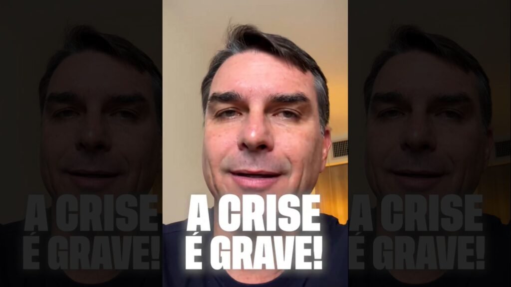 Quando comida básica entra no cartão de crédito, o alerta deixa de ser econômico e passa a ser pessoal. Mas essa frase é só um exagero de discurso político ou ela aponta para algo maior? Segundo a publicação citada, a fala foi feita para retratar um cenário de endividamento que, na visão do autor da mensagem, já atingiu um nível crítico no país. A imagem é forte justamente porque mexe com o essencial: arroz e feijão não são símbolo de consumo supérfluo, mas de sobrevivência cotidiana. E por que essa declaração chama tanta atenção? Porque ela vem acompanhada de um dado ainda mais pesado: a afirmação de que metade da população adulta está com o nome sujo. Se isso for colocado ao lado da estimativa de mais de 80 milhões de endividados mencionada na mesma mensagem, o problema deixa de parecer isolado e passa a sugerir um impacto direto sobre o consumo das famílias. Mas o que isso significa na prática? Significa, segundo o senador, que parte dos inadimplentes já não enfrenta dificuldade apenas para comprar bens maiores ou reorganizar parcelas antigas. A dificuldade teria avançado para contas essenciais, como água e luz, além da alimentação. E é nesse ponto que a maioria para por um segundo: se despesas básicas entram no crédito, o orçamento já não está sendo administrado para crescer, mas para resistir. Quem fez essa afirmação e em que contexto ela apareceu? A declaração foi publicada na manhã de domingo, 12, no perfil de Flávio Bolsonaro no X. Senador e pré-candidato à Presidência da República, ele divulgou um vídeo de 2 minutos e 25 segundos com o título “A crise é grave”. Só que o vídeo não ficou restrito ao retrato do endividamento. Ele foi além e apontou culpados para esse cenário. E qual seria a causa, segundo ele? Flávio atribuiu a situação à política econômica do governo federal. Na mensagem, criticou a condução fiscal do presidente Lula da Silva e afirmou que o aumento de gastos públicos e de impostos estaria pressionando os juros. A consequência, de acordo com sua argumentação, seria o encarecimento das dívidas e do crédito ao consumidor. Mas há um detalhe que quase ninguém percebe de imediato: quando ele fala em juros altos, não está tratando apenas de um número técnico distante da vida real. O ponto levantado é que essa taxa serve de referência para financiamentos e para o crédito usado no dia a dia. Em outras palavras, na lógica apresentada por ele, juros elevados não ficam presos aos relatórios de economia; eles chegam à mesa das famílias. E a crítica parou aí? Não. O que vem depois amplia ainda mais o argumento. Flávio também atacou a regulamentação das apostas esportivas, sancionada no fim de 2023. Segundo ele, a chamada Lei das Bets teria incentivado o endividamento ao estimular apostas online. A medida, disse o senador, foi aprovada “quase na virada do ano”, sem que o governo apresentasse soluções para o problema que, na visão dele, se agravaria com isso. Por que esse ponto muda o tom da discussão? Porque a fala deixa de tratar apenas de renda, inflação, juros e inadimplência, e passa a incluir comportamento financeiro e ambiente regulatório. Ou seja, o problema, na narrativa construída por ele, não estaria só no custo do dinheiro, mas também nos estímulos que empurrariam parte da população para decisões ainda mais arriscadas. E qual foi a conclusão apresentada? Ao final da publicação, Flávio fez um apelo político direto. Disse que é urgente acabar com o “ciclo de miséria e destruição” e defendeu recolocar o Brasil no caminho da prosperidade por meio de mudanças na condução econômica. A frase mais marcante, porém, continua sendo a que abriu o debate: a de que há brasileiros parcelando arroz e feijão no cartão. Mas o que realmente fica dessa declaração? Fica a tentativa de transformar um dado econômico em imagem concreta, simples e impossível de ignorar. E é justamente por isso que ela repercute: porque não fala de planilhas, fala de prato. Não fala de teoria, fala de limite. E quando o limite aparece na comida, a discussão política ganha outro peso — um peso que, ao que tudo indica, ainda está longe de desaparecer.