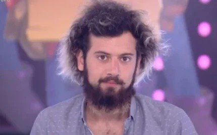 Ela saiu abalada, ele a encurralou contra a parede, e uma única pergunta mudou o rumo daquela madrugada. Mas o que, de fato, uma testemunha disse ter visto? Segundo o depoimento prestado à polícia, tudo começou quando essa pessoa estava do lado de fora de uma hamburgueria e percebeu uma mulher deixando o local visivelmente nervosa. Pouco depois, ela apareceu do outro lado da rua, agora acompanhada por um homem. A cena chamou atenção por um motivo inquietante: ele a pressionava contra a parede enquanto gritava com o rosto muito próximo ao dela. E por que isso chamou tanto a atenção? Porque, diante da tensão, a testemunha decidiu se aproximar e fazer a pergunta mais direta possível: ela precisava de ajuda? A resposta veio de forma imediata e reveladora. A mulher disse que ele estava com seu telefone celular. Foi então que a testemunha pediu que o aparelho fosse devolvido, e o homem entregou o telefone. Mas se o celular foi devolvido, por que o caso ganhou um peso ainda maior? Porque o que parecia ser apenas uma discussão não terminou ali. Há um ponto que quase passa despercebido: a vítima, segundo o relato, apresentava sinais claros de abalo emocional. Tremia, estava extremamente nervosa e ainda reclamava de dor na orelha. E é justamente aqui que muita gente se surpreende: de acordo com a testemunha, a mulher afirmou ter sido queimada com um cigarro, e uma pequena lesão teria sido vista na região. Então quem era esse homem? Essa resposta só apareceu quando uma terceira pessoa, que também estava na hamburgueria, se aproximou e fez uma pergunta decisiva: “você é o Cartolouco?”. A partir desse momento, segundo o depoimento, o jornalista esportivo Lucas Strabko, conhecido publicamente como Cartolouco, teria demonstrado nervosismo e deixado o local a pé. Mas o que acontece depois torna tudo ainda mais delicado. Mesmo saindo dali, ele não teria devolvido a chave do apartamento da ex-namorada. E por que isso importa tanto? Porque, segundo a testemunha, houve receio de que ele tentasse entrar no imóvel. A orientação foi imediata: entrar em contato com o porteiro do prédio. O porteiro, ainda de acordo com o relato, conseguiu impedir a entrada do suspeito no condomínio. E a vítima ficou sozinha depois disso? Não. A testemunha afirmou que permaneceu ao lado dela por cerca de duas horas, tentando acalmá-la. Só depois de se sentir mais segura, a mulher deixou o local em um carro por aplicativo. Esse detalhe parece simples, mas ajuda a dimensionar o estado emocional descrito no depoimento. Mas há uma questão maior por trás desse episódio: ele seria um caso isolado? Segundo a investigação, não. Cartolouco é alvo de apuração criminal em São Paulo por suspeitas de lesão corporal qualificada, violência psicológica, injúria e danos materiais, com enquadramento na Lei Maria da Penha e no Código Penal. A denúncia foi feita por uma mulher de 32 anos, que afirma ter vivido cerca de dez meses em um relacionamento marcado por abusos físicos, psicológicos, morais e patrimoniais. E quais elementos sustentam essa investigação? O inquérito reúne conversas, áudios, imagens, registros de câmeras de segurança, laudos médicos e psicológicos, além do depoimento dessa testemunha que afirma ter presenciado uma das agressões. Os documentos também apontam agravamento da saúde mental da vítima, com sintomas de ansiedade e depressão. Só que existe mais um detalhe que muda a leitura de tudo. Entre os relatos investigados, há a menção a um episódio ocorrido em dezembro de 2025, durante uma viagem a Cusco, no Peru, quando a vítima afirma ter sido agredida fisicamente em duas noites consecutivas dentro de um hotel. Já em janeiro de 2026, em São Paulo, a denúncia aponta que o investigado teria jogado uma bebida no rosto da mulher e encostado um cigarro aceso em sua orelha, algo compatível com o que a testemunha relatou à polícia. Então qual é o ponto principal? O depoimento não surge isolado: ele se encaixa em uma investigação mais ampla, com provas e relatos que tentam reconstruir um suposto ciclo de violência. Cartolouco foi convocado a depor em 18 de março e compareceu às autoridades em 9 de abril, acompanhado de advogado. E embora esse novo relato traga detalhes fortes sobre aquela madrugada, a parte mais decisiva ainda está em aberto: o que a investigação conseguirá comprovar daqui para frente.