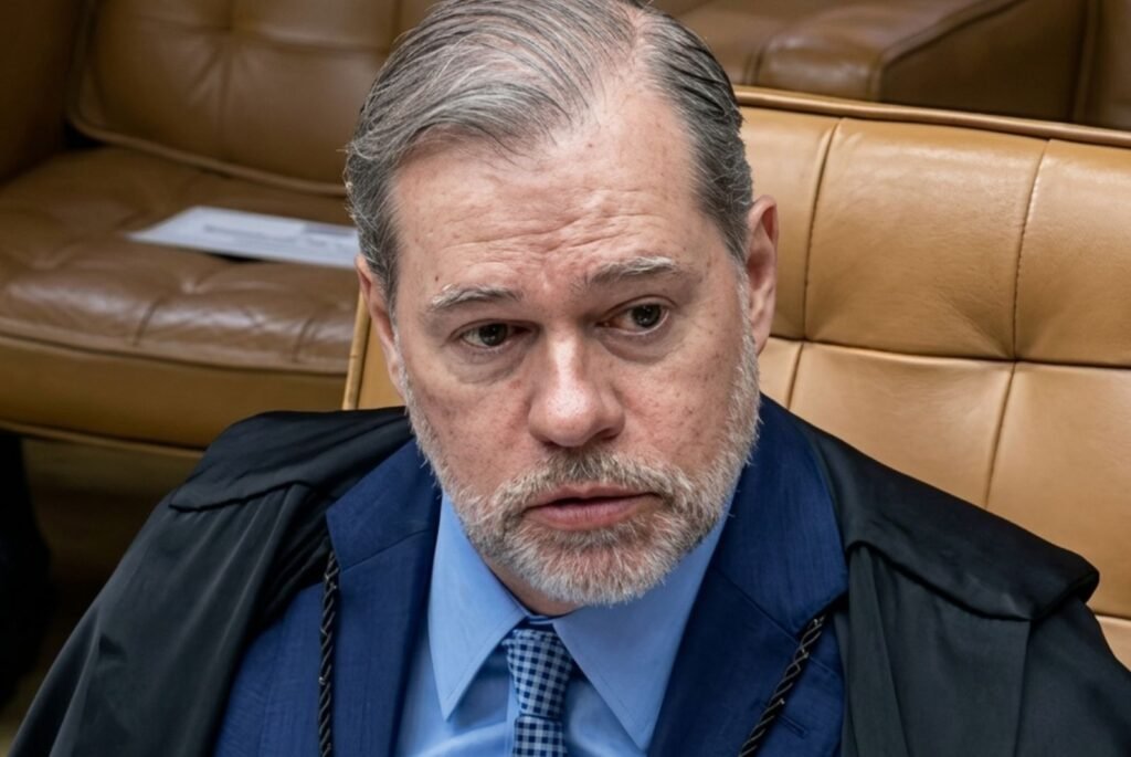 Por que a viagem de Toffoli em jatinhos particulares gera polêmica? A utilização de jatinhos por Toffoli para ir a um resort de luxo levanta questões sobre a relação entre magistrados e interesses privados, sugerindo proximidade preocupante. Quais empresários cederam jatinhos a Toffoli? Os jatinhos foram cedidos por Vorcaro, Paulo Humberto Barbosa e Luiz Pastore, todos com relações comerciais com Toffoli. Como essas viagens afetam a percepção pública do STF? Elas reforçam a ideia de que parte do Judiciário está distante da realidade do cidadão comum, trocando favores com o mundo corporativo. Qual é a relação de Toffoli com o Resort Tayayá? Paulo Humberto Barbosa comprou a parte de Toffoli no resort, indicando uma conexão financeira entre eles. Por que a independência judicial de Toffoli é questionada? A proximidade com empresários que oferecem mordomias pode comprometer a imparcialidade de suas decisões no STF. Como essas viagens impactam a imagem do Judiciário brasileiro? Elas sugerem um possível conflito de interesses, minando a confiança pública na imparcialidade do Judiciário. Qual foi o papel de Luiz Pastore nas viagens de Toffoli? Além de ceder um jatinho, Pastore levou Toffoli à final da Libertadores no Peru, reforçando a relação próxima entre eles. Quais são as consequências potenciais dessa proximidade para o STF? Pode haver influência indevida nas decisões judiciais, afetando a economia, política e vida dos brasileiros. Como a relação entre magistrados e empresários pode ser vista? Como um sinal de captura de interesses, onde favores e luxos são trocados, comprometendo a integridade judicial. O que essa situação revela sobre a cúpula do Judiciário? Mostra um possível distanciamento da realidade do pagador de impostos, vivendo em um mundo de privilégios. Quais são as implicações éticas dessas viagens? Elas levantam dúvidas sobre a ética e transparência nas relações entre magistrados e o setor privado. Como o público pode reagir a essas revelações? Com desconfiança e ceticismo em relação à imparcialidade das decisões judiciais e à integridade do sistema. Qual é o impacto na confiança pública no sistema judicial? A confiança pode ser abalada, levando a questionamentos sobre a justiça e equidade das decisões do STF. Como essa situação pode ser interpretada em termos de captura de interesses? Como um exemplo claro de como interesses privados podem influenciar decisões judiciais, comprometendo a justiça. Quais são as possíveis soluções para evitar tais conflitos de interesse? Implementar regras mais rígidas de transparência e ética para magistrados, garantindo independência e imparcialidade. Como a sociedade pode pressionar por mudanças no Judiciário? Através de debates públicos, exigindo maior transparência e responsabilidade dos magistrados em suas relações privadas. Por que é importante discutir a relação entre magistrados e interesses privados? Para garantir que o Judiciário atue de forma justa e imparcial, sem influências externas que comprometam suas decisões.