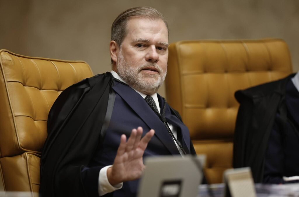 Qual é o fato principal envolvendo Dias Toffoli e a Prime Aviation? O ministro do STF, Dias Toffoli, voou em um avião da Prime Aviation, empresa ligada a Daniel Vorcaro, em 4 de julho de 2025, conforme documentos da Anac e do Decea. Por que o voo de Toffoli é relevante? O voo é relevante devido à ligação entre Toffoli e Vorcaro, dono do Banco Master, que está sob investigação por fraudes. Qual era o destino do voo de Toffoli? O avião decolou de Brasília para Marília (SP), cidade natal de Toffoli, e seguranças foram deslocados para o resort Tayayá, próximo a Marília. Qual é a relação de Toffoli com o resort Tayayá? Toffoli e Fabiano Zettel, ligado a Vorcaro, foram sócios no Tayayá até o ano passado, através de cotas na Maridt Participações e no fundo Arleen. Como a Folha obteve essas informações? Os dados foram obtidos através de documentos da Anac e do Decea, que registraram as entradas e saídas de Toffoli em aeroportos. Quais outras viagens de Toffoli foram registradas? Em 2025, Toffoli teve dez registros de entrada no terminal executivo de Brasília, com seis viagens identificadas, cinco em aviões de empresários. Quem mais está envolvido no uso de jatinhos privados? Alexandre de Moraes, também ministro do STF, foi registrado voando em jatos de empresas de Vorcaro, segundo a Folha. Qual é a justificativa da Prime Aviation sobre os voos? A Prime Aviation alega confidencialidade dos contratos e respeito à Lei Geral de Proteção de Dados, não divulgando informações sobre usuários. Qual é a ligação de Toffoli com Luiz Pastore? Toffoli e Pastore são amigos, e o ministro usou o avião de Pastore para viajar à final da Copa Libertadores em Lima, no Peru. Qual foi a reação de Daniel Vorcaro e Paulo Humberto? Ambos foram procurados para comentar, mas não responderam às tentativas de contato da reportagem. Como a Folha relaciona Toffoli ao Banco Master? Empresas da família Toffoli foram sócias de uma rede fraudulenta de fundos do Banco Master, levando à saída de Toffoli da relatoria de uma investigação. Qual é a importância do terminal executivo de Brasília? O terminal é usado principalmente por aeronaves particulares, e Toffoli foi registrado entrando nele em horários próximos a decolagens de jatinhos. Qual é a relação de Viviane Barci de Moraes com o caso? Viviane, esposa de Alexandre de Moraes, é advogada do Banco Master e foi registrada em voos em jatos executivos. Como a Folha garante a veracidade das informações? A Folha cruzou dados da Anac e do Decea para identificar os voos e as aeronaves utilizadas por Toffoli e outros ministros. Qual é a posição do STF sobre o uso de jatinhos? O STF não se pronunciou oficialmente sobre o uso de jatinhos por seus ministros, mantendo silêncio sobre as revelações. O que a reportagem da Folha revela sobre o cenário jurídico? A reportagem destaca o uso de jatinhos por ministros do STF e suas ligações com empresários investigados, levantando questões éticas e legais.