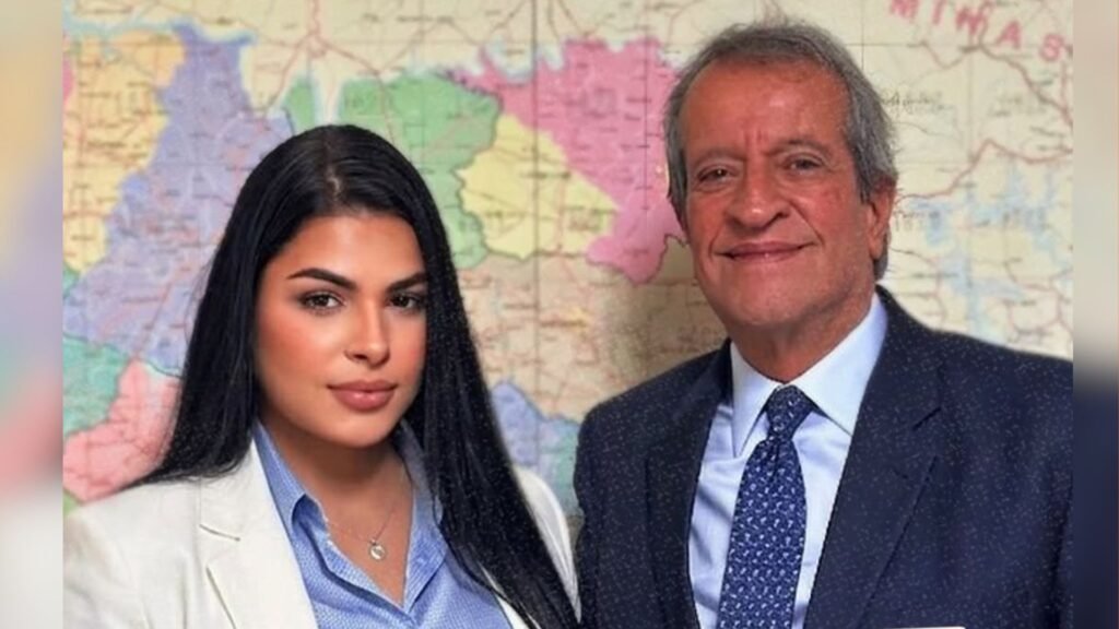 Ela já chegou causando ruído onde poucos imaginavam que pisaria com tanta força. Quem é a influenciadora que agora entra oficialmente na política partidária e escolhe justamente o **PL** como destino? Trata-se de **Sophia Barclay**, que formalizou sua filiação ao **Partido Liberal** e anunciou sua **pré-candidatura a deputada federal por São Paulo** nas eleições de **2026**. A confirmação ocorreu ao lado do presidente nacional da sigla, **Valdemar Costa Neto**, num movimento que marca sua entrada direta na disputa institucional. Mas por que essa filiação chamou tanta atenção? Porque Sophia não apareceu apenas como mais um nome em busca de espaço. Ela se apresenta publicamente como **“trans de direita anti-woke”**, definição que já a coloca no centro de um debate político e ideológico que costuma provocar reações imediatas. E como ela descreveu esse passo? Em tom de início e compromisso. Sophia afirmou: **“Assinada, confirmada e com compromisso firmado ao lado do presidente Valdemar Costa Neto, na família Partido Liberal (PL22). É só o começo de uma caminhada que vai fazer história!”** A fala foi usada por ela para anunciar que a filiação não seria um gesto isolado, mas o começo de uma trajetória política. Só isso explica a repercussão? Não. Há um outro ponto que amplia o interesse em torno do nome dela. Sophia já teve um **atrito com Flávio Bolsonaro**, senador e pré-candidato do **PL** à Presidência da República, episódio que voltou a ser lembrado com sua entrada no partido. O que aconteceu entre os dois? Em **2023**, durante participação no **Real Podcast**, Sophia afirmou que **Flávio Bolsonaro** teria se relacionado com uma mulher trans. Segundo o relato mencionado na ocasião, o encontro teria ocorrido em uma festa promovida pelo jogador de futebol **Neymar Jr.** E qual foi a reação do senador? Alguns dias depois, **Flávio Bolsonaro** registrou uma ocorrência na **Secretaria de Polícia do Senado Federal** contra a influenciadora por **injúria**. No documento protocolado pelo senador e divulgado pelo **Metrópoles**, ele negou as acusações e classificou as falas de Sophia Barclay como **“mentirosas e criminosas”**. Sophia recuou após a resposta? Não. Ela rebateu as declarações de Flávio e disse que o senador **“é uma comédia”** e que ele se **“contradiz”** em sua versão. Esse embate passou a fazer parte da imagem pública da influenciadora e ajuda a explicar por que sua filiação partidária ganhou destaque imediato. Então o que está confirmado agora? Está confirmada a **filiação de Sophia Barclay ao PL** e também o anúncio de que ela é **pré-candidata à Câmara dos Deputados por São Paulo em 2026**. A entrada foi oficializada ao lado de **Valdemar Costa Neto**, presidente nacional da legenda. E o que fica dessa movimentação, sem ir além do que foi informado? Fica o registro de que uma influenciadora que se define como **“trans de direita anti-woke”**, que já protagonizou um confronto público com **Flávio Bolsonaro**, agora passa a integrar formalmente o **Partido Liberal** e lança sua **pré-candidatura a deputada federal por São Paulo**. A frase com que ela anunciou esse passo foi direta e completa: **“Assinada, confirmada e com compromisso firmado ao lado do presidente Valdemar Costa Neto, na família Partido Liberal (PL22). É só o começo de uma caminhada que vai fazer história!”**