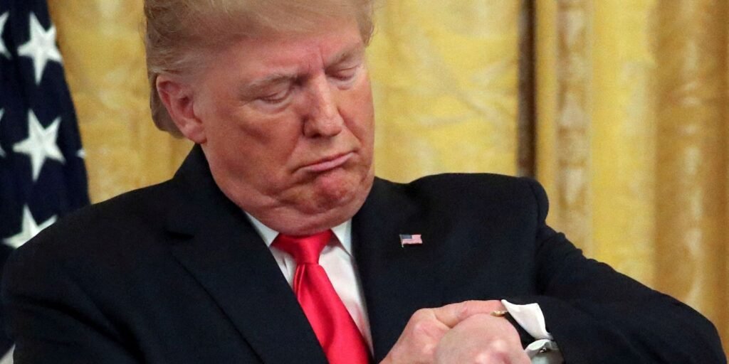 Uma nova ameaça comercial dos **Estados Unidos** colocou o **Irã** de volta no centro de uma disputa que mistura armas, tarifas e diplomacia. O que foi anunciado? O presidente **Donald Trump** afirmou nesta quarta-feira (8) que qualquer país que forneça **armas militares ao Irã** enfrentará **tarifas imediatas de 50%**, sem qualquer tipo de isenção. Por que essa declaração chama tanta atenção? Porque ela não surgiu isoladamente. O anúncio foi feito um dia depois de Trump concordar com um **cessar-fogo de duas semanas** com **Teerã**, o que adiciona uma nova camada de tensão ao cenário. Onde essa posição foi divulgada? A declaração foi publicada por Trump em uma postagem na rede social. Foi ali que ele apresentou a medida de forma direta, deixando claro que a punição comercial seria automática para os países que mantiverem esse tipo de fornecimento militar ao Irã. Mas a mensagem tratou apenas de tarifas? Não. Ao mesmo tempo em que ameaçou com uma cobrança pesada de **50%**, Trump também disse que os Estados Unidos trabalharão em **estreita colaboração com o Irã**. Como isso foi justificado? Segundo o presidente, o Irã passou por uma **“mudança de regime”**. A partir dessa afirmação, ele acrescentou que seu governo discutirá com Teerã o **alívio de tarifas e sanções**. Isso significa uma redução de pressão sobre o Irã? A declaração aponta para essa possibilidade nas conversas mencionadas por Trump, mas ela veio acompanhada de uma condição expressa de forma curta e direta. Qual foi essa condição? Trump afirmou: **“Não haverá enriquecimento de urânio”**. Por que esse ponto é relevante? Porque ele aparece como uma exigência explícita dentro da mesma mensagem em que o presidente combina ameaça comercial a terceiros com a sinalização de diálogo com o próprio Irã. Então há duas frentes ao mesmo tempo? Sim. De um lado, Trump disse que qualquer país que forneça **armas militares** ao Irã será atingido por **tarifas imediatas de 50%**, sem isenções. De outro, afirmou que os EUA pretendem atuar em **estreita colaboração com o Irã** e discutir **alívio de tarifas e sanções** com Teerã. Quando tudo isso aconteceu? A fala foi feita nesta quarta-feira (8), em publicação no **Truth Social**, um dia após o acordo para um **cessar-fogo de duas semanas**. O que exatamente Trump declarou ao final da mensagem? Ele disse que qualquer país que forneça armas militares ao Irã enfrentará **tarifas imediatas de 50%, sem isenções**; afirmou que os **Estados Unidos** trabalharão em **estreita colaboração com o Irã**, que passou por uma **“mudança de regime”**; declarou que discutirá o **alívio de tarifas e sanções** com **Teerã**; e acrescentou: **“Não haverá enriquecimento de urânio”**.