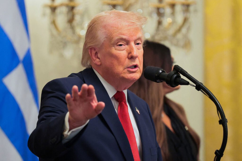 O que aconteceu com o piloto norte-americano no Irã? O piloto de um caça F-15E dos EUA foi resgatado no Irã após ser abatido. Ele está gravemente ferido e foi descrito por Trump como um "coronel muito respeitado". Por que o resgate foi considerado "quase impossível"? Trump afirmou que operações desse tipo são raras devido ao perigo para os homens e equipamentos envolvidos, especialmente em território hostil como o Irã. Qual foi a reação das Forças Armadas iranianas? As Forças Armadas iranianas estavam em busca do piloto com grande efetivo e se aproximando do local onde ele estava. Como foi realizada a operação de resgate? O resgate ocorreu em plena luz do dia, após sete horas de sobrevoo no Irã, envolvendo aeronaves HC-130 e helicópteros HH-60 Black Hawk. Qual a importância desse resgate para os EUA? Este é o primeiro registro conhecido de perda de aeronave dos EUA em território iraniano desde o início da operação militar em fevereiro. Quais foram as perdas anteriores dos EUA na região? Três caças F-15 já haviam sido perdidos em um episódio de fogo amigo no Kuwait. Como a mídia iraniana reagiu ao incidente? A mídia estatal iraniana divulgou que a Guarda Revolucionária Islâmica abateu o caça no centro do Irã. Qual foi a resposta do governo dos EUA? O governo norte-americano notificou os líderes do Congresso sobre o incidente e o resgate do piloto. Como as Forças de Defesa de Israel reagiram durante o resgate? As Forças de Defesa de Israel suspenderam ataques enquanto as buscas pelo piloto estavam em andamento. Por que missões de resgate em território hostil são arriscadas? Essas missões exigem atuação em áreas sob defesa aérea inimiga, tornando-as extremamente perigosas. Como os pilotos norte-americanos são preparados para situações como essa? Eles passam por treinamento de sobrevivência, evasão, resistência e fuga para lidar com situações de captura em território hostil. Qual é a relevância de J.R. Guzzo no contexto jornalístico? J.R. Guzzo é um jornalista renomado, com vasta experiência e contribuições significativas para o jornalismo brasileiro. Quem é Antonio Cabrera e qual sua contribuição para o agronegócio? Antonio Cabrera é veterinário e ex-ministro da Agricultura, com atuação destacada no agronegócio brasileiro. Qual é a importância de Roberto Motta no debate sobre segurança pública? Roberto Motta é um estudioso de segurança pública e já foi Secretário Executivo do Conselho de Segurança do Rio de Janeiro. Como o pensamento conservador é representado por autores mencionados? Autores como Anthony Daniels e outros são destacados por suas contribuições ao pensamento conservador contemporâneo. Qual é a relevância da Escola Austríaca no contexto econômico? A Escola Austríaca, defendida por economistas mencionados, é uma corrente de pensamento econômico que valoriza o livre mercado. Como a Revista Oeste se posiciona no cenário midiático? A Revista Oeste é um veículo que oferece análises e opiniões sobre temas contemporâneos, com colunistas renomados.