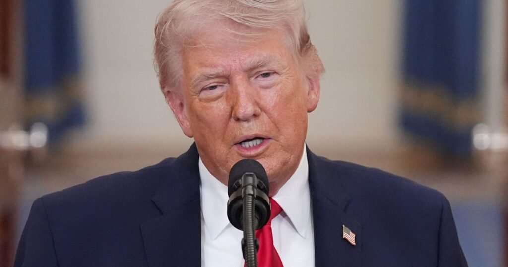 O que motivou o ultimato de Trump ao Irã? O ultimato de Trump ao Irã foi motivado pela tensão no Estreito de Ormuz, uma rota crucial para o transporte de petróleo, quase bloqueada devido ao conflito entre EUA, Irã e aliados. Quais são as consequências do bloqueio do Estreito de Ormuz? O bloqueio do Estreito de Ormuz pode impactar o comércio global de petróleo, aumentando os preços e gerando instabilidade econômica mundial. Por que Trump menciona "inferno" em sua ameaça? Trump usa "inferno" para enfatizar a gravidade das consequências caso o Irã não mude sua posição, sugerindo ações militares severas. Como começou o conflito entre EUA, Israel e Irã? O conflito começou em 28 de fevereiro, quando um ataque dos EUA e Israel matou o líder supremo do Irã, Ali Khamenei, em Teerã. Quais foram as ações dos EUA após o ataque inicial? Os EUA alegam ter destruído navios, sistemas de defesa aérea e outros alvos militares iranianos após o ataque inicial. Como o Irã respondeu aos ataques dos EUA? O Irã retaliou atacando interesses dos EUA e Israel em países como Emirados Árabes, Arábia Saudita, Catar e outros. Qual foi o impacto dos ataques no Irã? Desde o início da guerra, mais de 1.750 civis morreram no Irã, segundo a Agência de Notícias de Ativistas de Direitos Humanos. Quantas baixas os EUA sofreram? A Casa Branca registrou ao menos 13 mortes de soldados americanos em ataques iranianos. Como o conflito se expandiu para o Líbano? O Hezbollah, apoiado pelo Irã, atacou Israel em retaliação, levando Israel a realizar ofensivas aéreas no Líbano. Qual foi o impacto no Líbano? Centenas de pessoas morreram no Líbano devido às ofensivas aéreas de Israel contra alvos do Hezbollah. Quem é o novo líder supremo do Irã? Mojtaba Khamenei, filho de Ali Khamenei, foi eleito como novo líder supremo do Irã após a morte de seu pai. O que especialistas dizem sobre Mojtaba Khamenei? Especialistas acreditam que Mojtaba Khamenei representa continuidade da repressão e não fará mudanças estruturais no Irã. Como Trump reagiu à escolha de Mojtaba Khamenei? Trump classificou a escolha de Mojtaba como um "grande erro" e disse que ele seria "inaceitável" para a liderança do Irã. Por que Trump queria estar envolvido na escolha do novo líder iraniano? Trump queria influenciar a escolha para garantir um líder mais alinhado aos interesses dos EUA e menos repressivo. Quais são as possíveis consequências do ultimato de Trump? O ultimato pode levar a uma escalada militar, afetando a estabilidade regional e global, além de impactar o mercado de petróleo.