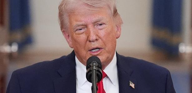 O que motivou o ataque do Irã ao caça americano? O ataque ocorreu em meio a tensões crescentes entre os EUA e o Irã, com ambos os lados envolvidos em um conflito prolongado. A Guarda Revolucionária do Irã afirmou que o caça foi abatido após ser detectado por seus sistemas de defesa aérea. Como Trump reagiu ao ataque iraniano? Trump afirmou que o ataque não interromperá as negociações com o Irã. Ele destacou que "isto é guerra" e que os EUA continuarão suas operações, sem detalhar ações específicas para encontrar o piloto desaparecido. Qual é a situação do piloto desaparecido? Após o ataque, dois pilotos ejetaram do caça. Um foi resgatado, mas o paradeiro do outro permanece desconhecido. O Irã ofereceu uma recompensa por informações sobre o piloto desaparecido. O que aconteceu com o outro avião americano no Golfo Pérsico? Outro avião americano foi abatido no Golfo Pérsico, mas o piloto foi resgatado com segurança. As autoridades confirmaram que a operação de resgate foi bem-sucedida. Quais são as ameaças de Trump ao Irã? Trump ameaçou destruir o Irã caso não haja um acordo para encerrar a guerra. Ele mencionou a possibilidade de atacar usinas de eletricidade iranianas, levando o país à "Idade da Pedra". Qual foi o impacto do ataque à ponte no Irã? A ponte que liga Teerã a Karaj foi destruída em um ataque aéreo, causando feridos. Trump exibiu o ataque em um vídeo, pressionando o Irã a negociar antes que seja tarde demais. Quais são os objetivos militares dos EUA na guerra contra o Irã? Trump afirmou que os objetivos militares dos EUA estão próximos de ser alcançados. Ele indicou que novos ataques à infraestrutura de energia iraniana devem ocorrer nas próximas semanas. Como o Irã está respondendo às ameaças dos EUA? O Irã mantém uma postura defensiva, utilizando seus sistemas de defesa aérea para enfrentar ameaças. A situação permanece tensa, com ambos os lados em alerta máximo. Qual é a posição de Trump sobre as negociações com o Irã? Apesar das tensões, Trump está disposto a continuar as negociações com o Irã. Ele busca um acordo que encerre o conflito, mas mantém a pressão militar como estratégia. Quais são as consequências potenciais se o conflito continuar? Se o conflito persistir, há risco de escalada militar, afetando a estabilidade regional e global. As tensões podem impactar o mercado de petróleo e aumentar a insegurança internacional. O que o futuro reserva para as relações EUA-Irã? O futuro das relações EUA-Irã é incerto. As negociações podem levar a um acordo, mas a desconfiança mútua e as ações militares complicam o cenário. A diplomacia será crucial para evitar uma escalada maior.