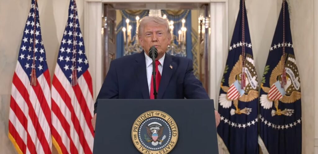 Por que Trump afirma que os EUA não precisam do Estreito de Ormuz? Trump declarou que os EUA são autossuficientes em petróleo, graças à produção nacional e ao petróleo venezuelano. Como os EUA se tornaram o maior produtor de petróleo? Sob a liderança de Trump, políticas energéticas impulsionaram a produção, superando Arábia Saudita e Rússia. Qual é o papel da Venezuela no fornecimento de petróleo aos EUA? Após a captura de Maduro, os EUA se aproximaram de Delcy Rodríguez, facilitando o envio de petróleo venezuelano. Por que Trump agradeceu aos militares no início do discurso? Ele agradeceu pela captura de Nicolás Maduro, o que fortaleceu a aliança com a presidente interina da Venezuela. Como a relação entre EUA e Venezuela mudou recentemente? Com a detenção de Maduro, os EUA removeram sanções contra Delcy Rodríguez, estreitando laços. O que Trump sugere aos países que dependem do Estreito de Ormuz? Ele sugere que tomem controle do canal ou comprem petróleo dos EUA. Qual é a posição de Trump sobre o Irã e o Estreito de Ormuz? Trump acredita que o Irã foi enfraquecido e que outros países devem proteger o estreito. Quais são os planos militares dos EUA no Oriente Médio? Trump planeja intensificar ataques ao Irã nas próximas semanas, afirmando que a missão está quase completa. O que Trump quis dizer com "trazê-los de volta à Idade da Pedra"? Ele se referiu a ataques intensos que enfraqueceriam significativamente o Irã. Qual foi o impacto da morte de Ali Khamenei no Irã? A morte do líder supremo contribuiu para a mudança de regime, segundo Trump. Como a política energética dos EUA afeta o mercado global de petróleo? A autossuficiência dos EUA reduz a dependência de importações, impactando preços e dinâmicas globais. Por que Trump enfatiza a produção interna de petróleo? Para destacar a independência energética e a força econômica dos EUA. Como a captura de Maduro influenciou a política externa dos EUA? Facilitou a cooperação com a Venezuela e o acesso ao seu petróleo. Quais são as consequências das ações dos EUA no Oriente Médio? Podem levar a tensões regionais, mas também a uma posição mais forte dos EUA no cenário global. Como a aliança com Delcy Rodríguez beneficia os EUA? Permite acesso contínuo ao petróleo venezuelano, fortalecendo a segurança energética. Por que Trump desafia outros países a agir no Estreito de Ormuz? Para reduzir a carga militar dos EUA e promover a venda de petróleo americano. Qual é a estratégia de Trump para lidar com o Irã? Usar força militar para enfraquecer o regime e garantir segurança regional. Como a política de Trump impacta a economia dos EUA? Aumenta a produção interna, reduzindo custos de importação e fortalecendo a economia. O que significa a remoção de sanções contra Delcy Rodríguez? Sinaliza uma nova fase de cooperação entre EUA e Venezuela. Como a autossuficiência energética dos EUA afeta sua política externa? Permite maior flexibilidade e influência nas relações internacionais. Quais são os desafios dos EUA no Oriente Médio após a morte de Khamenei? Garantir estabilidade e evitar escalada de conflitos na região. Como a produção de petróleo dos EUA se compara à de outros países? Os EUA superam Arábia Saudita e Rússia, liderando a produção global. Por que Trump vê o Irã como uma ameaça? Devido ao seu histórico de tensões e influência no Oriente Médio. Como a política de Trump molda o futuro energético dos EUA? Foca na independência e liderança global em produção de petróleo e gás. Quais são as implicações das ações dos EUA para o Irã? Podem levar a mudanças políticas e enfraquecimento econômico no país. Como a estratégia de Trump no Oriente Médio afeta a segurança global? Pode aumentar tensões, mas também estabilizar a região a longo prazo. Por que a autossuficiência energética é crucial para os EUA? Reduz vulnerabilidades externas e fortalece a posição econômica e política. Como a cooperação com a Venezuela influencia a política dos EUA? Aumenta a segurança energética e fortalece alianças estratégicas. Quais são os riscos das ações militares dos EUA no Irã? Podem provocar retaliações e instabilidade regional. Como a liderança de Trump impacta a produção de petróleo nos EUA? Impulsiona políticas que aumentam a produção e reduzem dependência externa.