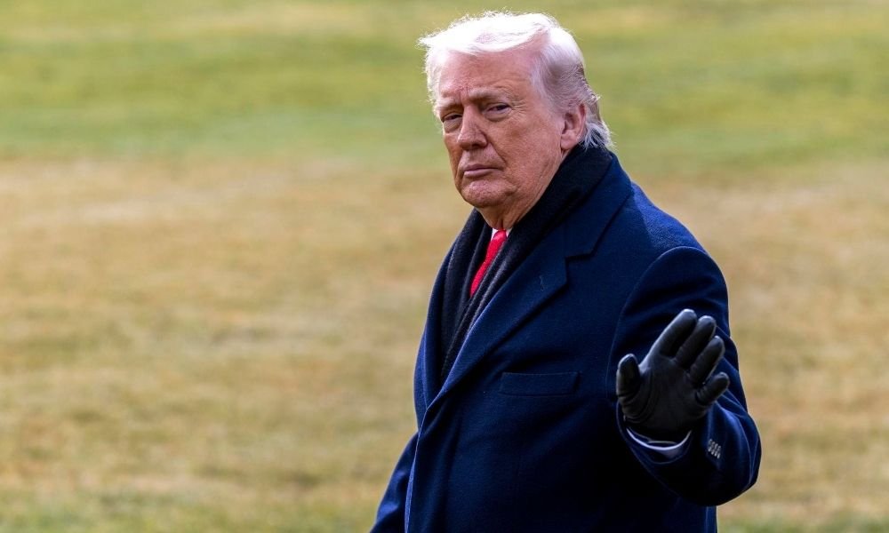 Eles voltaram da borda do impossível, e a primeira reação foi uma frase que empurra a história para muito além da Lua. Mas por que uma volta à Terra, por si só, já seria suficiente para chamar tanta atenção? Porque não se tratou apenas de encerrar uma viagem. O retorno aconteceu depois de dez dias ao redor da Lua, em uma etapa considerada uma das mais críticas de toda a missão. E quando uma jornada assim termina, a pergunta inevitável aparece: o que exatamente estava em jogo naquele último trecho? O que estava em jogo era a parte em que tudo precisava funcionar com precisão absoluta. A espaçonave Orion e os quatro astronautas tiveram de enfrentar condições extremas no momento mais delicado da viagem: a reentrada na atmosfera terrestre. E é justamente aí que muita gente se surpreende, porque o trecho final, que parece apenas o “fim”, pode ser o mais arriscado de todos. Mas há um detalhe que quase ninguém percebe: antes do pouso no mar, houve um instante em que o silêncio tomou conta. Que silêncio foi esse? No momento em que a cápsula entrou na interface da Terra, houve perda de contato com a Nasa. Por alguns minutos, não havia comunicação com a tripulação. A conexão só voltou às 21h02. E o que acontece depois muda tudo, porque esse retorno do sinal veio pouco antes do amerissagem, que ocorreu às 21h07, na costa da Califórnia, nos Estados Unidos. Só então a tensão começou a ceder. Mas se o contato foi perdido, quão extrema era essa descida? Era extrema o bastante para acontecer a cerca de 40.000 km/h. Esse número sozinho já explica por que a chegada dos tripulantes era tratada como uma das fases mais sensíveis de toda a jornada. Não era apenas uma questão de voltar. Era voltar com segurança depois de contornar a Lua e atravessar novamente a atmosfera da Terra em altíssima velocidade. E se isso já impressiona, surge outra dúvida: quem eram as pessoas dentro da Orion nesse momento? Eram quatro astronautas: Reid Wiseman, Victor Glover, Christina Koch e Jeremy Hansen. Eles completaram a missão Artemis II e, após o amerissagem, permaneceram na água aguardando o içamento por helicóptero, procedimento previsto para acontecer dentro do prazo de uma hora. Parece um detalhe operacional, mas ele reforça o tamanho da operação envolvida até depois do pouso. Só que a história não parou quando a cápsula tocou o mar. Foi aí que uma nova mensagem mudou o foco. Quem entrou em cena foi Donald Trump. O presidente dos Estados Unidos parabenizou os astronautas pelo retorno e destacou o sucesso da missão. “Parabéns para a grande e muito talentosa missão Artemis II. Toda a viagem foi espetacular e o pouso foi perfeito. Como presidente dos Estados Unidos, não podia estar mais orgulhoso”, escreveu. Em seguida, acrescentou que espera recebê-los em breve na Casa Branca. Mas por que essa fala ganhou tanto peso? Porque ela não ficou apenas no elogio ao que já aconteceu. Trump aproveitou a volta da Artemis II para apontar para o que vem depois. E aqui está o ponto que muda a leitura de toda a notícia: ao celebrar o retorno dos astronautas, ele também afirmou que os Estados Unidos farão mais missões e que o próximo passo é Marte. De repente, o fim da viagem deixa de parecer um encerramento e passa a funcionar como anúncio de continuidade. Mas o que isso revela de verdade? Revela que a missão não foi tratada apenas como um feito isolado, e sim como parte de uma sequência maior. A volta dos astronautas, o pouso bem-sucedido, a recuperação no mar, a mensagem presidencial e a menção direta a Marte formam uma linha clara: a Lua aparece como etapa, não como destino final. E é justamente esse detalhe que mantém tudo em aberto. No fim, o que parecia ser apenas uma comemoração por um retorno seguro se transforma em algo maior. Trump parabenizou os astronautas da Artemis II, exaltou a missão e deixou explícita a direção que quer destacar: depois da Lua, Marte. Só que essa frase, em vez de fechar a história, abre outra ainda mais ambiciosa — porque quando o “próximo passo” é Marte, a pergunta que fica não é se a jornada terminou, mas quão perto ela realmente está de começar de novo.