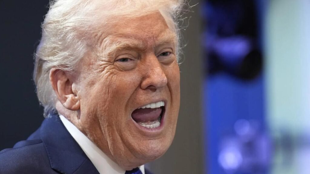 **Donald Trump e a Tensão com o Irã: O Que Está Acontecendo?** No cenário internacional, as tensões entre os Estados Unidos e o Irã têm sido uma constante, mas recentemente, a situação escalou para um novo patamar. **Donald Trump**, ex-presidente dos Estados Unidos, elevou o tom de suas declarações contra os líderes iranianos, utilizando uma linguagem agressiva e ultimatos diretos. Mas o que motivou essa escalada e quais são as possíveis consequências? **O que Trump disse sobre os líderes iranianos?** Segundo a publicação, no domingo (5), Trump usou a rede social Truth Social para expressar sua insatisfação com o regime de Teerã. Ele exigiu a reabertura do **Estreito de Ormuz**, uma das principais rotas petrolíferas do mundo, bloqueada pelo Irã desde 28 de fevereiro. Em suas palavras, Trump chamou os líderes iranianos de "bastardos loucos" e ameaçou que, caso não obedecessem, "viveriam no inferno". **Por que o Estreito de Ormuz é tão importante?** O **Estreito de Ormuz** é uma passagem estratégica por onde transita cerca de 20% de todo o petróleo mundial. Desde o seu bloqueio, o preço do barril de petróleo subiu de US$ 72 para aproximadamente US$ 109. Essa alta nos preços impacta diretamente o consumidor global, incluindo o eleitorado americano, que se prepara para as eleições em novembro. **Qual é a resposta do Irã às ameaças de Trump?** Teerã não ficou em silêncio diante das ameaças. **Mohammad Ghalibaf**, presidente do Parlamento iraniano, afirmou que Trump "não ganhará nada com crimes de guerra" e acusou os EUA de seguirem orientações imprudentes do primeiro-ministro israelense, **Benjamin Netanyahu**. Ghalibaf alertou que as ações americanas poderiam transformar a região em um "inferno na Terra". **O que é o "Dia da Usina Elétrica e Dia da Ponte"?** Trump anunciou que a ofensiva contra o Irã está marcada para terça-feira (7) e a apelidou de "Dia da Usina Elétrica e Dia da Ponte, tudo junto". Isso sugere que a infraestrutura essencial do Irã, como usinas elétricas e pontes, pode ser o alvo principal de qualquer ação militar. **Quais são as implicações de um possível ataque?** Um ataque à infraestrutura iraniana poderia ter consequências devastadoras para a região e para o mundo. Além de aumentar as tensões no Oriente Médio, poderia interromper ainda mais o fluxo de petróleo, elevando os preços globais e afetando economias em todo o mundo. **Como isso afeta a política interna dos EUA?** Com as eleições se aproximando, a política externa de Trump e suas ações em relação ao Irã podem influenciar a opinião pública americana. O aumento dos preços dos combustíveis é uma preocupação direta para os eleitores, e a forma como Trump lida com a situação pode impactar sua popularidade. **Conclusão** A situação entre os Estados Unidos e o Irã é complexa e cheia de nuances. As declarações de Trump e as respostas do Irã mostram um cenário tenso e volátil. O desfecho dessa crise pode ter repercussões significativas não apenas para os países diretamente envolvidos, mas para todo o cenário geopolítico global. As próximas ações de ambos os lados serão cruciais para determinar o rumo dessa disputa.