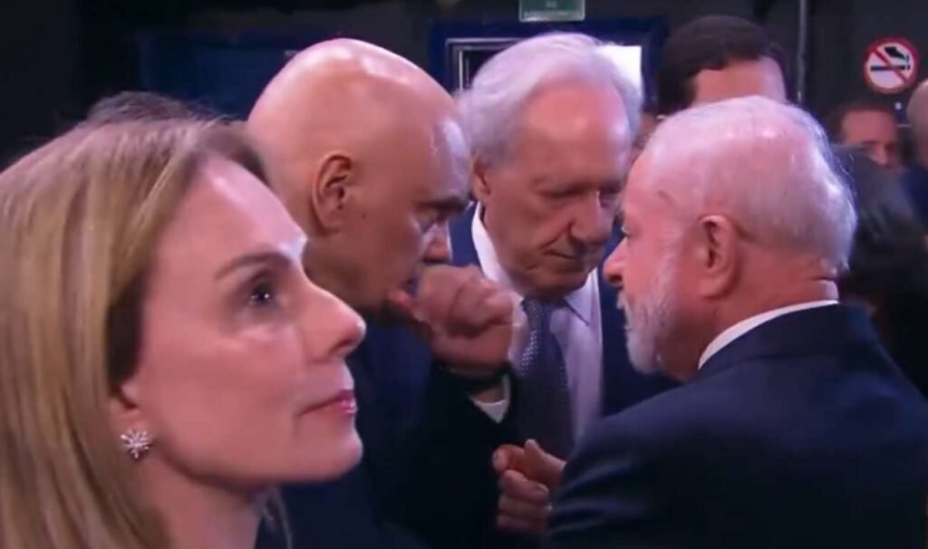 **Qual é o impacto da delação de Daniel Vorcaro no cenário político brasileiro?** A possível **delação premiada** do empresário **Daniel Vorcaro**, proprietário do **Banco Master**, está gerando grande expectativa no cenário político brasileiro, especialmente com a proximidade das **eleições gerais de 2026**. Segundo a publicação do Jornal da Cidade Online, o acordo de delação está em fase inicial e pode coincidir com o período eleitoral, o que pode amplificar seus efeitos sobre partidos e candidatos. **O que é uma delação premiada e como ela funciona?** A **delação premiada** é um acordo entre um acusado e o Ministério Público, no qual o acusado fornece informações relevantes sobre crimes em troca de benefícios, como redução de pena. No caso de Vorcaro, ele assinou um termo de confidencialidade com a **Procuradoria-Geral da República** e a **Polícia Federal**, que é uma etapa preliminar para a formalização da colaboração premiada. **Por que Daniel Vorcaro foi preso?** Daniel Vorcaro foi detido em 4 de março durante a terceira fase da **Operação Compliance Zero**, que investiga supostas fraudes envolvendo a venda de carteiras de crédito ao **Banco de Brasília**. As investigações apontam para a existência de uma ampla rede de contatos que incluiria autoridades dos três Poderes. **Quais são as etapas atuais do acordo de delação?** Atualmente, a fase das negociações conhecida como “anexos” está em andamento. Esta etapa envolve a organização das informações por temas e a apresentação de provas que sustentem as declarações de Vorcaro. A expectativa é que o acordo avance nos próximos três meses e seja posteriormente homologado pelo ministro **André Mendonça**, relator do caso no **Supremo Tribunal Federal**. **Quais são as possíveis repercussões políticas da delação?** A delação de Vorcaro pode ter repercussões significativas, especialmente se envolver nomes de figuras políticas proeminentes. Segundo a publicação, há relatos de que a rede de contatos de Vorcaro incluiria ministros como **Dias Toffoli** e **Alexandre de Moraes**, além de suas esposas. Tais revelações podem impactar diretamente a imagem e a campanha de candidatos nas eleições de 2026. **O que mais foi revelado sobre o caso?** Além das informações sobre a delação, um relatório da Polícia Federal entregue ao ministro André Mendonça sugere que Vorcaro organizava festas sexuais para políticos e empresários poderosos. Esses detalhes estão supostamente documentados no livro "Banco Master – O Caso Blindando Pelo STF", que promete revelar mais sobre o caso. **Como a mídia está tratando o caso?** De acordo com a fonte, há informações que a "velha mídia" brasileira não teve coragem de noticiar, sugerindo que nem todos os detalhes do caso foram amplamente divulgados. Isso levanta questões sobre a transparência e o papel da mídia na cobertura de casos de corrupção. **Qual é a expectativa para os próximos meses?** Nos próximos meses, espera-se que o acordo de delação de Vorcaro avance e que novas informações venham à tona. A homologação do acordo pelo STF será um passo crucial, e as revelações podem ter um impacto duradouro no cenário político brasileiro, especialmente em um ano eleitoral.