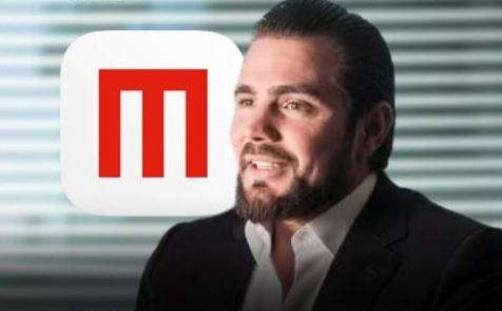 **R$ 27,2 milhões** entraram no caminho entre o **Banco Master** e o **Metrópoles**, mas o que chama atenção não é só o valor. De onde veio esse número? Segundo as informações publicadas, o Master repassou **R$ 27.283.800** à empresa **Metrópoles Marketing e Propaganda LTDA** entre **2024 e 2025**. À primeira vista, isso poderia parecer apenas mais um contrato comercial de grande porte. Mas quando se olha o calendário com mais cuidado, surgem perguntas que não desaparecem tão rápido. Esses pagamentos aconteceram de uma vez? Não. No **segundo semestre de 2024**, foram feitos **dois repasses** que somaram **R$ 838,8 mil**. Todo o restante foi transferido entre **janeiro e outubro de 2025**. E é justamente aí que a sequência começa a pesar mais do que o valor isolado. Por quê? Porque esse intervalo coincidiu com um período decisivo para a instituição financeira ligada a **Daniel Vorcaro**. Foi nesse recorte que o banqueiro tentou vender o banco ao **BRB**, em **março**, virou alvo de **investigações por suspeita de fraude financeira bilionária** e, mais tarde, viu sua empresa ser **liquidada pelo Banco Central**, em **novembro**. A coincidência temporal, por si só, já empurra a leitura para outra pergunta. Qual foi a explicação dada para os repasses? A direção do site afirmou que os pagamentos se referem ao **patrocínio do Will Bank** — que pertencia ao Master — à transmissão da **Série D do Campeonato Brasileiro de 2025**, feita pelo Metrópoles, além da venda dos **naming rights** da competição. A justificativa existe. Mas há um detalhe que quase ninguém percebe quando olha apenas para a versão resumida. Se o contrato estava ligado à Série D, quando a marca começou a aparecer de fato? Aí a cronologia fica mais sensível. Embora os repasses tenham começado em **janeiro de 2025**, e embora o site atribua os valores ao contrato de patrocínio da competição, as transmissões só passaram a exibir a **logomarca do Will Bank** **três meses depois do início do campeonato**. Isso muda a percepção sobre o ritmo da operação. E nos estádios, a exposição da marca começou junto? Não. O campeonato passou a ser chamado de **“Brasileirão Série D Will Bank”**, numa negociação que marcou a **primeira vez** em que a competição organizada pela **CBF** teve seus **direitos sobre o nome** comercializados. Só que a presença visual mais evidente da marca nos campos também demorou. A **logomarca do Will Bank** só foi instalada na **placa de publicidade central** a partir de **26 de julho**, na **14ª rodada**, a última da primeira fase. O que isso significa na prática? Significa que a marca só apareceu nesse espaço central **mais de três meses após o início do campeonato** e **seis meses depois** de o Master começar a enviar dinheiro ao Metrópoles. E é aqui que muita gente trava na mesma dúvida: se os pagamentos já corriam desde janeiro, por que a exposição mais visível da marca só ganhou corpo bem depois? Essa diferença de tempo é o ponto mais sensível? Talvez não seja o único. Há outra camada. A parceria entre o **Metrópoles** e a empresa de **Vorcaro** foi revelada pelo **Estadão**, o que ampliou a atenção sobre a relação comercial. E quando uma relação desse porte aparece ao lado de um período marcado por tentativa de venda, investigações e liquidação, a ordem dos fatos passa a importar tanto quanto os fatos em si. Então o que está efetivamente confirmado? Está confirmado que o **Banco Master** repassou **R$ 27,2 milhões** ao **Metrópoles** entre **2024 e 2025**. Está confirmado que a direção do site atribui esses valores ao **patrocínio do Will Bank** na **transmissão da Série D** e à negociação dos **naming rights**. Está confirmado também que os repasses começaram antes de a marca aparecer nas transmissões e muito antes de surgir na placa central dos campos. Mas o que acontece depois muda o peso de tudo isso. Quando o dinheiro entra antes, a marca aparece depois, e o contexto do banco se deteriora no mesmo período, a cronologia deixa de ser detalhe e vira a parte mais observada da história. E justamente aí permanece a pergunta que ainda não se dissolve por completo: o que esses intervalos revelam quando são colocados lado a lado, sem pressa e sem cortar nenhuma etapa?