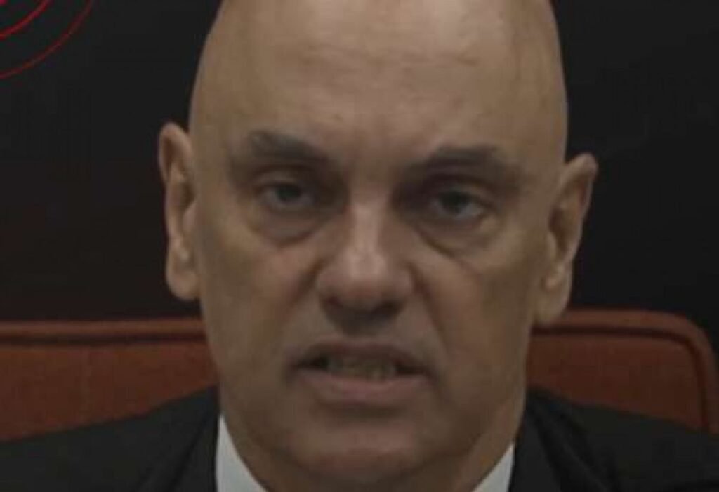 A ordem saiu, a condenação já está fechada, e mesmo assim a prisão ainda não tinha sido cumprida até a noite de sábado. Como isso aconteceu? A resposta começa em uma decisão direta do ministro **Alexandre de Moraes**, que determinou à **Polícia Federal** a prisão de mais um condenado pelos atos de **8 de janeiro de 2023**. Mas por que esse caso chama tanta atenção agora? Porque não se trata de uma investigação em aberto, nem de uma fase inicial do processo. O que pesa aqui é justamente o contrário: o processo **já transitou em julgado**. E o que isso significa, na prática? Significa que **não há mais possibilidade de recurso**. Em outras palavras, todas as etapas legais de contestação foram esgotadas. A condenação foi consolidada pela **Primeira Turma do STF**, e isso levou à determinação de **início imediato da pena em regime fechado**. Mas se tudo já estava definido, quem é a pessoa atingida por essa ordem? É aqui que muita gente começa a prestar mais atenção. O alvo da decisão é o dentista **Vitório Campos da Silva**, de **73 anos**. E por que ele foi condenado? Segundo as informações do caso, ele foi sentenciado a **14 anos de reclusão** por envolvimento na **depredação do gabinete de Janja** durante os acontecimentos de **8 de janeiro**, no **Palácio do Planalto**. Mas há um ponto que quase passa despercebido: o que sustentou essa responsabilização? Durante a investigação conduzida pela **Polícia Federal**, imagens mostraram o dentista **dentro do Palácio do Planalto** no momento da invasão. E é justamente esse detalhe que muda o peso da narrativa, porque não se fala apenas de suspeita genérica, mas de elementos reunidos ao longo da apuração. Ainda assim, surge outra pergunta inevitável: se a pena já deve começar imediatamente, por que a prisão ainda não havia ocorrido? Até a noite de sábado, dia **11**, a ordem **ainda não havia sido cumprida** pelas autoridades competentes. E esse intervalo entre a determinação e o cumprimento abre uma nova camada de atenção sobre o caso. Afinal, quando uma decisão desse porte é expedida, o que acontece depois costuma redefinir a percepção pública sobre a efetividade da medida. Mas existe outro detalhe que muita gente não percebe de imediato. O caso não ganha destaque apenas pela ordem de prisão em si, mas pelo momento processual em que ela ocorre. Quando a Justiça determina o início imediato da pena após o **trânsito em julgado**, o recado é claro: a fase de discussão terminou, e começa a fase de execução. E por que isso importa tanto? Porque esse tipo de decisão mostra que o processo chegou ao seu ponto mais sensível. Já não se trata de hipótese, disputa de versões ou expectativa de reversão. A condenação foi mantida, a pena foi definida, e a consequência prática passou a ser a prisão. Só que há uma pergunta que continua empurrando a leitura adiante: esse é apenas mais um caso isolado ou parte de um movimento mais amplo ligado aos desdobramentos do 8 de janeiro? O que se sabe, com base nas informações apresentadas, é que a ordem de **Moraes** se insere diretamente no conjunto de punições relacionadas aos atos daquele dia. E é aqui que muitos se surpreendem: mesmo passados meses, os efeitos jurídicos daqueles acontecimentos continuam produzindo decisões concretas, pesadas e imediatas. No fim, o ponto principal é este: **Alexandre de Moraes mandou prender o dentista Vitório Campos da Silva, de 73 anos, condenado a 14 anos por envolvimento na depredação do gabinete de Janja no 8 de janeiro, e a ordem foi expedida após o processo transitar em julgado, embora ainda não tivesse sido cumprida até a noite de sábado**. Só que a história não para exatamente aí, porque quando uma prisão é determinada nesse estágio, a próxima pergunta deixa tudo em aberto: quanto tempo leva até que a ordem finalmente saia do papel?