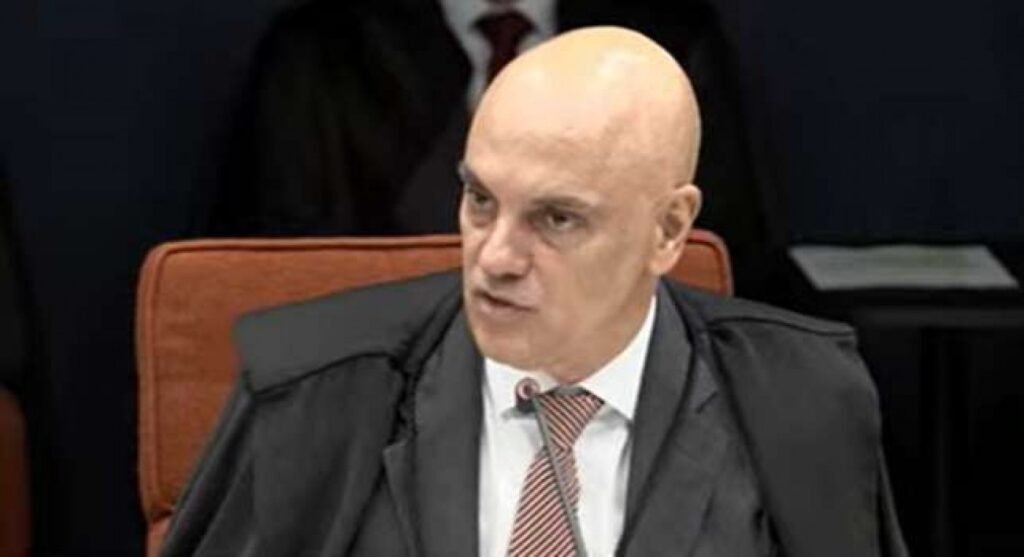 Qual foi a decisão de Alexandre de Moraes sobre a residência de Bolsonaro? O ministro Alexandre de Moraes ampliou o limite de restrição para o sobrevoo de drones nas proximidades da residência de Jair Bolsonaro, em Brasília, de 100 metros para 1 quilômetro. Por que a área de exclusão aérea foi ampliada? A ampliação foi feita após a Polícia Militar do Distrito Federal alertar sobre drones não autorizados sobrevoando o local, comprometendo a segurança e permitindo a captação de imagens em alta definição. Quais medidas a Polícia Militar pode adotar agora? A Polícia Militar do Distrito Federal pode interceptar ou abater drones que descumprirem a regra e deter os responsáveis pela operação dos equipamentos. Qual foi o motivo inicial para a restrição de 100 metros? Inicialmente, em 28 de março, Moraes fixou o limite de 100 metros atendendo a uma solicitação da PMDF, que já havia identificado riscos à segurança. Por que a restrição anterior foi considerada insuficiente? O avanço tecnológico dos drones permite a captação de imagens em alta definição a longas distâncias, tornando o perímetro de 100 metros ineficaz para garantir a segurança. Quais são os riscos associados ao uso de drones na área? Os drones podem facilitar práticas como vigilância indevida ou coleta de informações sensíveis, comprometendo a segurança institucional. Como Moraes justificou a ampliação da área de exclusão? Moraes destacou que a limitação anterior não neutralizava adequadamente os riscos à segurança institucional, justificando a necessidade de um perímetro maior. Qual é a importância da decisão para a segurança de Bolsonaro? A decisão visa proteger a segurança de Bolsonaro, evitando vigilância indevida e garantindo que informações sensíveis não sejam captadas por drones. Como a tecnologia dos drones impacta a segurança? Drones modernos captam imagens em alta definição a longas distâncias, o que pode comprometer a segurança se não houver restrições adequadas. Qual foi a reação da PMDF à decisão de Moraes? A PMDF apoiou a decisão, pois havia solicitado a ampliação do perímetro para garantir uma proteção mais eficaz contra drones não autorizados. Quais são as consequências para quem descumprir a nova regra? Quem descumprir a regra pode ter o drone interceptado ou abatido e ser detido pela Polícia Militar do Distrito Federal. Como a decisão de Moraes se relaciona com a segurança institucional? A decisão visa fortalecer a segurança institucional ao ampliar o perímetro de exclusão aérea, dificultando práticas de vigilância e coleta de dados. O que motivou a revisão da decisão inicial de Moraes? Novos argumentos apresentados pela PMDF sobre a eficácia das medidas de proteção e os avanços tecnológicos dos drones motivaram a revisão. Qual é o impacto da decisão na proteção de informações sensíveis? A ampliação do perímetro dificulta a captação de imagens e informações sensíveis, protegendo a privacidade e a segurança de Bolsonaro. Como a decisão reflete a preocupação com a segurança de figuras públicas? A decisão demonstra a preocupação com a segurança de figuras públicas, adotando medidas rigorosas para evitar riscos associados à tecnologia.