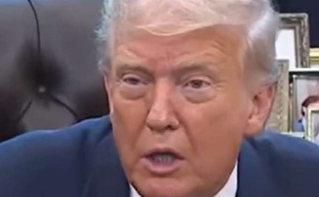 Uma decisão anunciada de forma direta colocou uma das rotas mais sensíveis do mundo no centro de um alerta imediato. Mas por que isso provoca tanta tensão tão rápido? Porque não se trata de uma fala genérica, nem de um gesto simbólico. O que foi informado aponta para uma mudança prática, com hora marcada para começar e potencial para afetar o tráfego marítimo em uma área estratégica. Qual foi exatamente o anúncio? Segundo o comunicado divulgado, será implementado um bloqueio completo ao tráfego marítimo no Estreito de Ormuz a partir das 11h, no horário de Brasília, de segunda-feira, 13 de abril. E é justamente esse ponto que faz o alerta crescer: quando uma medida desse porte sai do campo da ameaça e entra no campo da execução, o impacto deixa de ser teórico. Mas por que esse estreito chama tanta atenção? Porque qualquer restrição ali não é vista como um evento isolado. Há um detalhe que quase ninguém percebe de imediato: quando o foco recai sobre uma passagem marítima tão sensível, o mundo inteiro passa a observar não apenas o que foi dito, mas o que poderá acontecer nas horas seguintes. E quem comunicou isso? A informação foi atribuída ao Comando Central dos Estados Unidos, o Centcom. Isso levanta outra pergunta inevitável: por que uma estrutura militar entra em cena com um anúncio tão específico? A resposta está no caráter estratégico da medida, apresentada como parte de uma ação envolvendo diretamente a região. Mas o que levou a essa decisão agora? O comunicado aponta que a determinação partiu do presidente dos Estados Unidos, Donald Trump, em meio ao fracasso das negociações sobre a questão nuclear. E é aqui que muita gente se surpreende: o anúncio não surge isolado, mas logo após um impasse diplomático que, segundo a descrição, contribuiu diretamente para a nova diretriz. Onde essas negociações estavam acontecendo? Elas vinham sendo conduzidas em Islamabad, no Paquistão. Só que essa informação, em vez de encerrar a história, abre outra dúvida: se a via diplomática falhou, o que entrou no lugar dela? O que acontece depois muda completamente o peso do anúncio. A medida atinge quem, na prática? De acordo com o comunicado oficial, a restrição será aplicada de forma ampla, alcançando embarcações de qualquer nacionalidade que estejam entrando ou saindo de portos e áreas costeiras do Irã. Isso inclui todos os portos iranianos localizados tanto no Golfo Pérsico quanto no Golfo de Omã. Mas há um ponto ainda mais delicado. A orientação também estabelece que a Marinha dos Estados Unidos está autorizada a interceptar embarcações em águas internacionais caso tenham realizado pagamentos ao governo iraniano para operar na região. E quando esse detalhe aparece, a situação muda de escala, porque o alcance da medida deixa de ficar restrito apenas à costa e passa a tocar operações em águas internacionais. Isso significa que o anúncio é apenas político? Pelas informações apresentadas, não. O texto descreve uma diretriz com aplicação concreta, abrangente e com autorização operacional definida. E isso gera a pergunta que mantém o planeta em alerta: até onde essa decisão pode ir a partir do momento em que começar a ser executada? A resposta, por enquanto, está no que já foi oficialmente informado: houve uma determinação de Trump, o Centcom comunicou o bloqueio completo no Estreito de Ormuz, a medida começa em horário definido, atinge embarcações de qualquer nacionalidade ligadas a portos e áreas costeiras do Irã e autoriza interceptações em águas internacionais em determinadas condições. E por que isso ainda não encerra o assunto? Porque o ponto principal não está apenas no anúncio em si, mas no que ele representa: o fracasso da negociação nuclear saiu do campo diplomático e passou a produzir uma ação estratégica concreta em uma das áreas mais sensíveis do planeta. O resto, justamente por isso, ainda está em aberto.