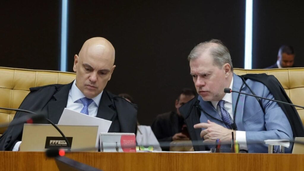 Por que o uso de jatinhos por Moraes e Toffoli está sob investigação? A utilização de aeronaves ligadas a Daniel Vorcaro por ministros do STF levantou questões éticas e jurídicas, gerando a necessidade de uma investigação para esclarecer possíveis conflitos de interesse. Quais são as possíveis consequências dessa investigação? A investigação pode revelar conflitos de interesse ou uso de recursos ilícitos, comprometendo a imparcialidade dos ministros e a confiança pública nas instituições. Como os advogados veem essa situação? Advogados acreditam que os indícios justificam uma apuração preliminar para esclarecer os fatos e garantir a transparência e legitimidade das funções judiciais. Qual é a relação entre os voos e o escritório de Viviane Barci de Moraes? Os voos foram contratados pelo escritório de advocacia de Viviane Barci de Moraes, esposa de Alexandre de Moraes, mas não há comprovação de envolvimento direto com Vorcaro. Por que o caso de Toffoli também é relevante? Toffoli usou aeronaves ligadas a Vorcaro para viagens, levantando suspeitas de conflito de interesse devido a possíveis relações comerciais e decisões judiciais controversas. O que dizem os ministros sobre as acusações? Moraes nega ter viajado em aeronaves de Vorcaro, enquanto o escritório de sua esposa afirma que as contratações foram operacionais, sem vínculos pessoais. Como a confiança pública pode ser afetada? A confiança pública pode ser abalada se houver comprovação de que interesses pessoais influenciaram decisões judiciais, comprometendo a imparcialidade dos ministros. Quais são os desafios para comprovar irregularidades? Provar irregularidades exige evidências claras de origem ilícita dos recursos e conhecimento dos envolvidos, além de demonstrar contrapartidas funcionais. O que pode acontecer se irregularidades forem comprovadas? Se comprovadas, as irregularidades podem levar a acusações de corrupção e comprometer a integridade dos ministros, resultando em possíveis sanções legais. Como a transparência pode ser garantida nesse caso? A transparência é garantida por meio de investigações detalhadas e divulgação dos resultados, assegurando que as funções judiciais sejam exercidas com imparcialidade. Quais são as implicações legais para Moraes e Toffoli? Implicações legais podem incluir impedimentos em processos relacionados a Vorcaro e possíveis nulidades em decisões passadas, dependendo dos resultados da investigação. Por que é importante investigar mesmo sem provas de crime? Investigar sem provas de crime é crucial para esclarecer dúvidas, proteger a integridade institucional e garantir que as funções judiciais sejam exercidas de forma justa e imparcial. Como a sociedade pode acompanhar o desenrolar desse caso? A sociedade pode acompanhar o caso por meio de reportagens investigativas e comunicados oficiais, garantindo que as informações sejam transparentes e acessíveis. Quais são os próximos passos na investigação? Os próximos passos incluem a coleta de evidências, análise de documentos e depoimentos para esclarecer os fatos e determinar se houve irregularidades ou conflitos de interesse. Como esse caso pode impactar o sistema judiciário brasileiro? O caso pode impactar o sistema judiciário ao destacar a importância da ética e transparência, reforçando a necessidade de mecanismos de controle e fiscalização das ações dos ministros.