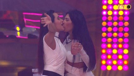 Tudo parecia ser só mais um momento de festa, até que um gesto rápido mudou completamente o clima e fez muita gente olhar para a cena com outra atenção. Mas o que aconteceu de tão inesperado assim? Em meio à pista, enquanto a música seguia e o ambiente ainda tinha aquele tom leve de celebração, duas participantes que já vinham sendo vistas como aliadas protagonizaram um beijo. Foi um movimento direto, sem anúncio, sem preparação, daqueles que pegam até quem está por perto de surpresa. E por que esse momento chamou tanto a atenção? Porque não foi apenas o beijo em si. O impacto veio justamente do contraste: de um lado, a descontração da festa; do outro, a pressão constante de um jogo em que cada gesto pode ganhar peso. Quando uma cena assim acontece, a dúvida surge quase no mesmo instante: foi só brincadeira, foi carinho, foi impulso ou havia algo mais por trás? A resposta imediata veio em tom leve. Depois do beijo, uma das participantes brincou dizendo que tinha sido “só um beijo de amiga”. E é justamente aí que muita gente para por alguns segundos. Se a fala parece simples, por que o momento continua repercutindo? Porque, dentro de um reality, até o que parece espontâneo nunca fica restrito ao instante em que aconteceu. Mas há um detalhe que quase ninguém percebe de primeira: o beijo não ficou isolado como um episódio solto da festa. Minutos depois, a conversa entre as duas levou tudo para outro lugar. O que parecia apenas uma cena curiosa passou a se conectar diretamente com o estado emocional de quem está vivendo a tensão do programa. Então quem eram as duas no centro dessa história? Jordana e Marciele, aliadas no jogo, estavam juntas na festa quando a “Cunhã” puxou a amiga e deu o beijo enquanto dançavam. Jordana se surpreendeu, mas não se opôs. A cena ganhou ainda mais força porque veio acompanhada de uma relação já marcada por proximidade dentro da casa. Só que por que isso pesa ainda mais agora? Porque Marciele está emparedada. E quando alguém vive a expectativa de um Paredão, qualquer conversa depois de um momento marcante passa a ser lida também pelo filtro da despedida, da esperança e do medo. O que vem depois, nesse caso, muda tudo: a leveza da pista dá lugar a uma troca mais íntima sobre permanência, confiança e futuro no jogo. O que Marciele disse depois da festa? Ela deixou claro que não quer sair do reality. Disse que vai acreditar no povo que está lá fora e que, a partir disso, seguirá sua vida de forma serena. A fala parece simples, mas carrega muito mais do que resignação. Ela revela alguém tentando equilibrar vulnerabilidade e confiança justamente quando a pressão aumenta. E como Jordana reagiu a isso? Com conforto e convicção. Ela afirmou acreditar que a amiga não sairá no 15º Paredão. Mais do que isso, reforçou sua sinceridade ao dizer que não é mentirosa, que não finge, e que está acreditando de verdade. É aqui que a maioria se surpreende: o momento mais comentado da festa talvez não tenha sido apenas o beijo, mas o que ele antecedeu emocionalmente. Então o beijo foi só um detalhe? Não exatamente. Ele acabou funcionando como a imagem mais visível de uma conexão que, logo depois, apareceu em palavras. Entre brincadeira, afeto e tensão, a cena expôs algo que o jogo costuma intensificar: alianças não são feitas apenas de estratégia, mas também de apoio em horas decisivas. E por que isso continua rendendo assunto? Porque o episódio junta três elementos que raramente passam despercebidos: surpresa, intimidade e risco de eliminação. Quando esses fatores se encontram, o público não vê apenas um recorte da festa. Vê um capítulo de uma relação colocada à prova no momento em que uma das duas mais precisa de sustentação. No fim, o ponto principal não está apenas no beijo entre Jordana e Marciele durante a festa do BBB26. Está no que essa cena revelou logo depois: uma aliança que saiu da pista de dança e entrou, sem filtro, no centro da tensão do jogo. E quando um gesto aparentemente leve encontra um Paredão tão próximo, a pergunta que fica não é só sobre o que aconteceu naquela noite, mas sobre o peso que isso ainda pode ter daqui para frente.