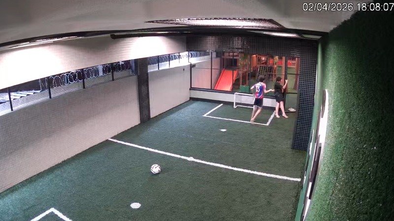 Ele encosta por um instante, e esse segundo quase termina em tragédia. Como uma brincadeira comum pode virar uma cena de **pânico** em tão pouco tempo? Foi exatamente isso que um vídeo de segurança registrou: dois adolescentes estavam com uma bola em uma quadra, em um momento aparentemente banal, até que um gesto simples mudou tudo. Um deles se apoiou em uma **grade de arame**. No mesmo instante, algo invisível aconteceu. Mas o que houve de tão grave nesse contato? As imagens mostram que o adolescente recebeu um **choque elétrico** e ficou preso à estrutura, sem conseguir se soltar. É aquele tipo de cena que assusta justamente porque acontece sem aviso. Não há correria antes, não há sinal claro de perigo, não há tempo para reação imediata. E é isso que torna tudo ainda mais inquietante. Se ele ficou preso, como conseguiu sair? É aqui que a maioria se surpreende. O outro adolescente, que estava ao lado, percebeu que havia algo errado e tentou ajudar. Só que o resgate também virou risco. Ao puxar o amigo, ele próprio acabou sendo atingido pela descarga. Mesmo assim, insistiu. Em meio ao desespero, conseguiu puxar as pernas do garoto até afastá-lo da grade. Quanto tempo durou esse momento? Cerca de **10 segundos**. Pode parecer pouco quando se lê, mas, em uma situação assim, esse intervalo parece muito maior. O que acontece depois muda toda a percepção da cena: após cair no chão, o adolescente finalmente se desprende, e o episódio termina sem ferimentos graves. O susto, porém, permanece como a parte mais forte de tudo. Mas onde isso aconteceu, afinal? O caso foi registrado em uma **quadra de futebol de condomínio**, no bairro da **Jatiúca**, na parte baixa de **Maceió**. A gravação foi feita por câmeras de segurança no dia **2**. Até esse ponto, o vídeo já seria impactante por si só, mas há um detalhe que quase ninguém ignora quando vê as imagens: tudo acontece em um espaço de lazer, um ambiente onde a expectativa é de segurança, não de risco elétrico. E os dois adolescentes ficaram feridos? Apesar do choque e do momento de terror, os dois **não sofreram ferimentos graves**. Essa informação alivia, mas também levanta outra pergunta inevitável: como uma situação tão séria terminou sem consequências maiores? A resposta está no fato de que o amigo conseguiu agir a tempo, mesmo também sendo atingido. Foi uma reação decisiva em segundos que poderiam ter terminado de outra forma. Houve explicação sobre a segurança do local? Até o momento citado na reportagem, não. Os familiares da vítima preferiram **não comentar** o caso. Já os responsáveis pelo condomínio **não foram localizados** pela reportagem para esclarecer as condições de segurança da área onde o acidente aconteceu. E é justamente esse silêncio que mantém a história aberta. Por que esse vídeo chama tanta atenção? Porque ele mostra, sem exagero, como o perigo pode surgir no meio de uma cena cotidiana. Não foi uma situação extrema anunciada, nem um cenário isolado de risco evidente. Era uma brincadeira, uma bola, uma quadra, dois adolescentes. E então, de repente, uma **descarga elétrica** transforma tudo. O ponto principal está justamente aí: o vídeo mostra um adolescente sofrendo **choque elétrico em uma quadra de condomínio em Maceió**, ficando grudado à grade até ser salvo pelo amigo, que também recebeu a descarga. Os dois escaparam sem ferimentos graves. Mas a pergunta que continua no ar é a que mais prende a atenção depois que as imagens acabam: como uma grade em uma área de lazer chegou a representar esse nível de perigo?