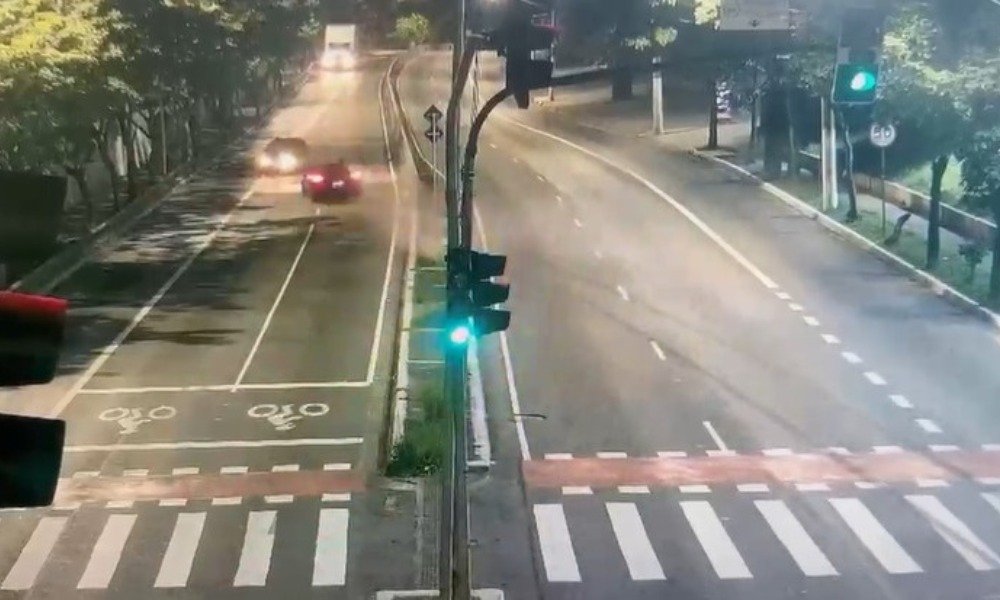 O que aconteceu na madrugada de sábado na zona leste de SP? Um Porsche Boxster colidiu frontalmente com um Fiat Siena na Avenida Conde de Frontin, Vila Matilde. O acidente ocorreu após o Porsche invadir a contramão. Qual foi a causa do acidente envolvendo o Porsche? O motorista do Porsche estava embriagado, com 0,40 mg/L de álcool no ar expelido, configurando crime de trânsito. Quais foram as consequências imediatas do acidente? Quatro pessoas ficaram feridas. As vítimas do Fiat Siena foram levadas para o Hospital das Clínicas e o Pronto-Socorro de Ermelino Matarazzo. Os ocupantes do Porsche foram atendidos no Pronto-Socorro do Tatuapé. Como o vídeo do acidente contribui para a investigação? O vídeo mostra o momento exato da colisão, evidenciando que o Porsche invadiu a contramão, o que pode ser crucial para a análise das causas e responsabilidades. Por que o nível de álcool no sangue do motorista é relevante? O nível de 0,40 mg/L ultrapassa o limite legal, configurando crime de trânsito, o que pode resultar em penalidades mais severas para o motorista. Quais são as possíveis penalidades para o motorista do Porsche? Por estar embriagado, o motorista pode enfrentar multas, suspensão da carteira de habilitação e até prisão, dependendo da gravidade das lesões causadas. Como o acidente impacta a percepção pública sobre direção responsável? Incidentes como este reforçam a importância de não dirigir sob influência de álcool, destacando os riscos e consequências legais e sociais.