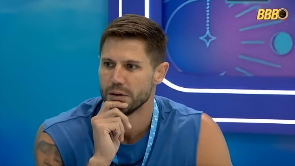 Jonas Sulzbach vai virar ator após o BBB26? Após sua participação no BBB26, Jonas revelou que não pretende atuar em novelas. Ele se considera ruim na atuação e tem dificuldades para decorar textos. Qual é o futuro de Jonas na televisão? Jonas demonstrou interesse em apresentar programas, especialmente ligados ao esporte, algo que combina com seu estilo de vida. Por que Jonas não quer atuar em novelas? Jonas admite que não leva jeito para a atuação, sentindo-se envergonhado e com dificuldade para decorar textos. Jonas já teve alguma experiência em atuação? Sim, ele participou de uma cena em "Louco Por Elas" com Deborah Secco, mas ainda assim não se sente confortável atuando. O que Jonas busca em sua carreira na TV? Ele busca oportunidades onde possa ser ele mesmo, especialmente em programas esportivos, onde seu carisma e paixão pelo esporte possam brilhar. Como o público reagiu à revelação de Jonas? Os fãs ficaram curiosos sobre seu futuro na TV, mas muitos apoiam sua decisão de seguir um caminho que o faça se sentir autêntico.