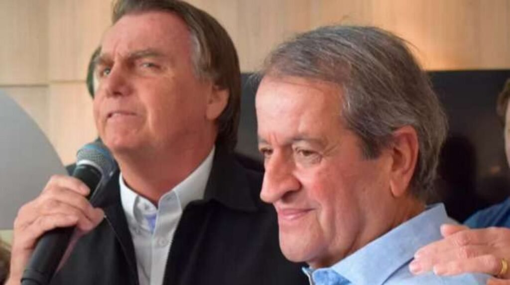 **Valdemar Costa Neto e a Avaliação sobre a Pandemia de Covid-19** Durante um evento promovido pelo Lide (Grupo de Líderes Empresariais) em São Paulo, o presidente nacional do Partido Liberal, **Valdemar Costa Neto**, expressou sua opinião sobre a atuação do ex-presidente **Jair Bolsonaro** durante a pandemia de Covid-19. Segundo a publicação do Jornal da Cidade Online, Valdemar concordou com a avaliação feita pelo ex-governador de São Paulo, **João Doria**, sobre a postura de Bolsonaro em relação à pandemia. **Qual foi a avaliação de João Doria sobre Bolsonaro?** João Doria afirmou que Bolsonaro poderia ter conquistado a reeleição em 2022 se tivesse adotado uma postura mais favorável à **vacinação** e seguido as diretrizes de saúde pública. Essa declaração sugere que a abordagem de Bolsonaro em relação à pandemia foi um fator determinante para o resultado das eleições. **Como Valdemar Costa Neto reagiu à declaração de Doria?** Ao ouvir a declaração de Doria, Valdemar Costa Neto reagiu de forma afirmativa, comentando, fora do microfone: "É verdade". Essa reação indica que Valdemar compartilha da opinião de que a postura de Bolsonaro durante a pandemia pode ter influenciado negativamente sua popularidade e, consequentemente, suas chances de reeleição. **Qual foi a postura de Bolsonaro durante a pandemia?** Durante a pandemia de Covid-19, Bolsonaro foi amplamente criticado por sua abordagem em relação à crise de saúde. Ele frequentemente minimizou a gravidade do vírus, questionou a eficácia das vacinas e se opôs a medidas de isolamento social. Essas atitudes geraram controvérsia e polarização entre a população e as autoridades de saúde. **Por que a vacinação foi um ponto crítico na avaliação de Bolsonaro?** A vacinação é considerada uma das principais ferramentas para controlar a disseminação do vírus e reduzir a mortalidade associada à Covid-19. A resistência de Bolsonaro em apoiar plenamente a campanha de vacinação foi vista como um obstáculo significativo no combate à pandemia no Brasil. Segundo especialistas em saúde pública, uma postura mais proativa em relação à vacinação poderia ter salvado vidas e melhorado a resposta do país à crise. **Quais foram as consequências políticas da postura de Bolsonaro?** A postura de Bolsonaro durante a pandemia teve repercussões políticas significativas. Além de afetar sua popularidade, a abordagem adotada por ele pode ter contribuído para a perda de apoio entre eleitores que priorizam a saúde pública. A avaliação de Valdemar Costa Neto e João Doria sugere que uma estratégia diferente poderia ter alterado o cenário político nas eleições de 2022. **O que isso significa para o futuro político de Bolsonaro?** A avaliação de figuras políticas como Valdemar Costa Neto e João Doria sobre a atuação de Bolsonaro durante a pandemia pode influenciar o futuro político do ex-presidente. A percepção pública de sua gestão da crise de saúde pode continuar a ser um tema central em debates políticos e na formação de alianças futuras. **Conclusão** A concordância de Valdemar Costa Neto com a avaliação de João Doria sobre a atuação de Jair Bolsonaro durante a pandemia de Covid-19 destaca a importância da postura em relação à saúde pública na política. A pandemia trouxe à tona questões críticas sobre liderança e responsabilidade, que continuam a reverberar no cenário político brasileiro. Segundo a publicação, a reflexão sobre esses eventos pode oferecer lições valiosas para futuros líderes e suas abordagens em crises de saúde pública.