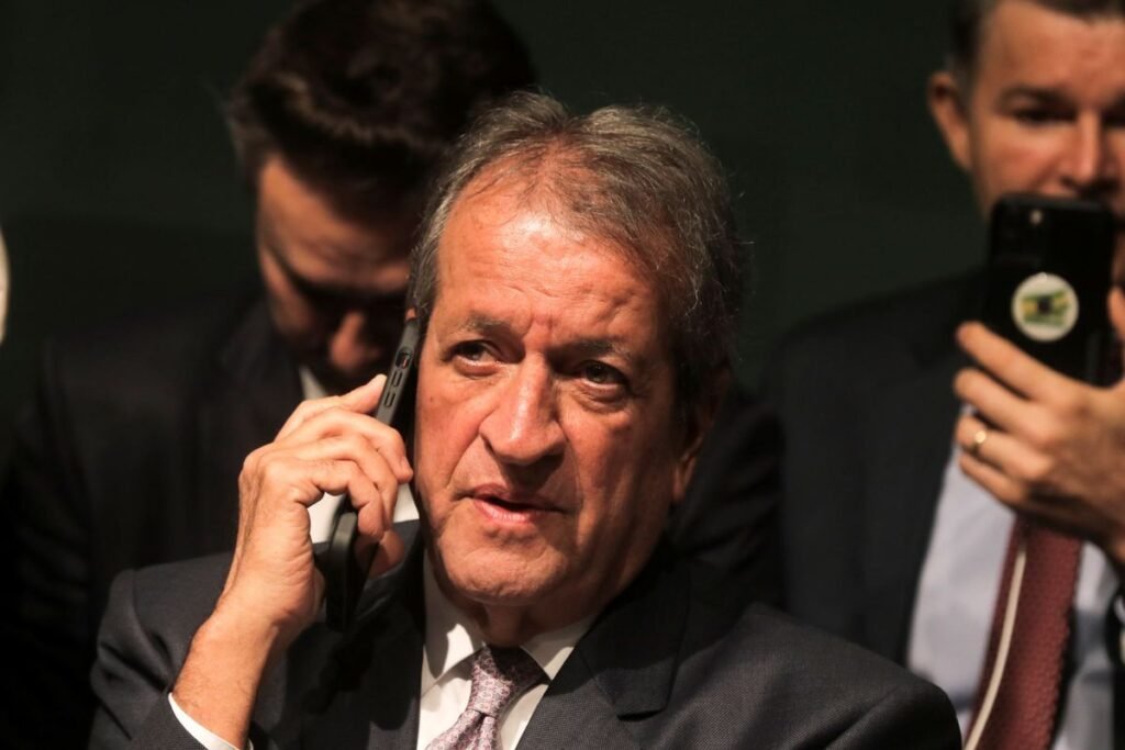 Quem é Jorge Messias e por que sua indicação ao STF é relevante? Jorge Messias é o advogado-geral da União indicado por Lula ao STF. Sua indicação é relevante por ser um nome de confiança do presidente, semelhante à escolha de Cristiano Zanin, e por ter apoio suficiente no Senado para ser aprovado. Por que Valdemar Costa Neto elogiou Jorge Messias? Valdemar elogiou Messias por considerá-lo um "camarada de bem", apesar de ser alinhado ao PT. Ele acredita que é natural Lula escolher alguém de confiança para o STF, destacando que Messias é um dos melhores nomes disponíveis. Qual é a opinião de Valdemar sobre a aprovação de Messias pelo Senado? Valdemar prevê que o Senado tem maioria para aprovar Messias, mesmo com a oposição do PL. Ele afirma que não há críticas significativas contra Messias, indicando que sua aprovação é praticamente certa. Como Valdemar compara a indicação de Messias à de Zanin? Valdemar compara as indicações destacando que ambas são escolhas de confiança de Lula. Ele vê Messias e Zanin como profissionais competentes e alinhados ao presidente, o que considera natural em nomeações para o STF. Qual é a relação de Valdemar com Alexandre de Moraes? Valdemar tinha uma boa relação com Moraes, mas isso mudou após sua prisão. Ele critica o fortalecimento do poder de Moraes durante o governo Bolsonaro e evita falar do ministro para não criar problemas. Por que Valdemar ficou chateado com Alexandre de Moraes? Valdemar ficou chateado com Moraes após sua prisão durante a Operação Tempus Veritatis. Ele relata que a relação com o ministro se deteriorou após esse episódio, apesar de evitar ataques diretos. O que foi a Operação Tempus Veritatis? A Operação Tempus Veritatis investiga uma suposta tentativa de golpe de Estado. Valdemar foi alvo de busca e apreensão, resultando em sua prisão por posse de arma com registro vencido, posteriormente convertida em prisão preventiva. Como Valdemar vê sua relação com outros ministros do STF? Valdemar mantém respeito por ministros como Gilmar Mendes e Edson Fachin, apesar de ter pouca relação com este último. Ele destaca que tem uma boa relação com o STF em geral, exceto com Moraes. Qual foi a consequência da prisão de Valdemar? Valdemar foi solto após dois dias, mediante medidas cautelares. Ele afirma que não se assusta com essas situações, mas ficou chateado com o ocorrido e evita falar do Supremo para não criar problemas. Como Valdemar vê o impacto do governo Bolsonaro no poder de Moraes? Valdemar critica o governo Bolsonaro por fortalecer Moraes, citando episódios como a entrega da gravação da reunião ministerial e o recuo na nomeação de Ramagem. Ele acredita que essas ações contribuíram para o crescimento do poder do ministro.