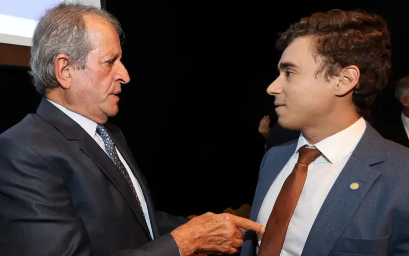 Uma previsão feita diante do mercado e da política colocou **Nikolas Ferreira** no centro de uma disputa simbólica que ainda nem aconteceu. O que foi dito de tão forte? Segundo a informação publicada, o presidente nacional do **PL**, **Valdemar Costa Neto**, afirmou que o deputado federal mineiro deve superar, neste ano, a marca de **Eduardo Bolsonaro** como o deputado federal mais votado do Brasil. Mas em que contexto essa declaração apareceu? A fala ocorreu durante um **evento do Bradesco BBI**, na **terça-feira, 7**. E por que isso chamou atenção? Porque não se tratou de um comentário isolado ou feito em ambiente informal: a previsão foi apresentada por uma das principais lideranças do partido ao qual os dois parlamentares estão ligados. Quem exatamente está envolvido nessa comparação? De um lado, está **Nikolas Ferreira**, deputado federal do **PL de Minas Gerais**, nome que ganhou projeção nacional e passou a ocupar espaço relevante no debate político. Do outro, está **Eduardo Bolsonaro**, também deputado federal e dono do recorde citado por Valdemar. A comparação, portanto, não é apenas entre dois parlamentares do mesmo campo político, mas entre dois nomes de grande visibilidade dentro do próprio partido. E o que Valdemar previu com precisão? A declaração foi direta: **Nikolas vai bater o recorde de Eduardo Bolsonaro** como o deputado federal mais votado do país. Essa é a informação central trazida pela publicação. Não há, no material fornecido, detalhamento sobre números, projeções eleitorais ou estimativas de votação. O que existe é a previsão política feita por Valdemar em resposta durante o evento. Por que essa fala tem peso? Porque parte do **presidente nacional do PL**, figura que acompanha de perto a estratégia eleitoral da legenda e o desempenho de seus principais quadros. Quando ele aponta a possibilidade de um novo recorde, sinaliza confiança no potencial eleitoral de Nikolas e, ao mesmo tempo, reposiciona a expectativa em torno da próxima disputa. Essa previsão significa que o recorde já foi superado? Não. O que foi informado é uma **previsão**, não um resultado consumado. Valdemar disse que isso deve acontecer **neste ano**, indicando expectativa sobre o desempenho eleitoral futuro de Nikolas. A notícia, portanto, registra a aposta política feita pelo dirigente partidário, e não a confirmação de uma nova marca. E por que o nome de Eduardo Bolsonaro aparece como referência? Porque é dele o recorde mencionado por Valdemar. A comparação serve como medida do tamanho da expectativa criada em torno de Nikolas. Ao citar Eduardo, Valdemar não faz uma referência genérica: ele aponta justamente o parâmetro máximo que, segundo sua avaliação, poderá ser ultrapassado. Houve explicação detalhada para essa aposta? No trecho informado, não. A descrição apenas registra que a previsão foi feita no evento do Bradesco BBI, em resposta a uma pergunta, sem apresentar no material fornecido os argumentos completos usados por Valdemar para sustentar essa avaliação. Assim, o dado objetivo permanece concentrado na declaração em si e no contexto em que ela foi feita. Então, o que fica estabelecido com clareza? Fica registrado que **Valdemar Costa Neto**, presidente nacional do **PL**, declarou na **terça-feira, 7**, durante um **evento do Bradesco BBI**, que **Nikolas Ferreira**, deputado federal do **PL-MG**, deverá **bater o recorde de Eduardo Bolsonaro** como o **deputado federal mais votado do Brasil**. Essa foi a previsão apresentada, com **Nikolas** e **Eduardo Bolsonaro** colocados no centro de uma disputa de marca eleitoral que, segundo Valdemar, pode ganhar um novo líder ainda neste ano.