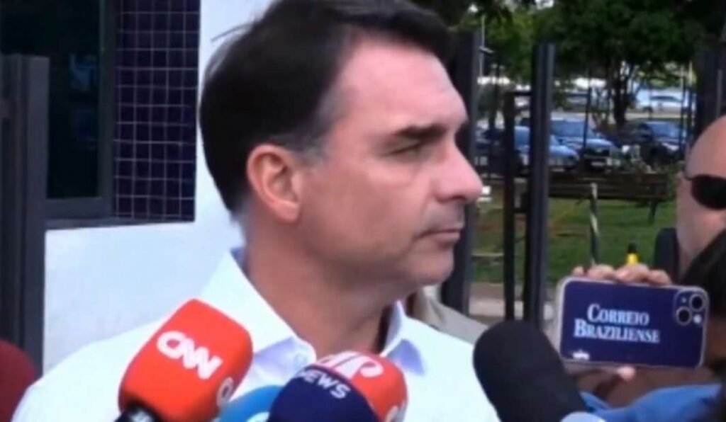 Quem é o nome preferido para vice de Flávio Bolsonaro? Valdemar Costa Neto, presidente do Partido Liberal, prefere que Flávio escolha uma mulher como vice, destacando a senadora Tereza Cristina como principal opção. Por que escolher uma mulher como vice é estratégico? A escolha de uma vice mulher pode ampliar a aceitação da chapa, aproveitando o eleitorado feminino, que é crucial em eleições. Qual é o desempenho de Flávio Bolsonaro nas pesquisas? Flávio Bolsonaro tem surpreendido nas pesquisas, mostrando um cenário equilibrado com o presidente Lula, segundo Valdemar. Como o Partido Liberal está se preparando para as eleições? O partido busca ampliar sua base de apoio e consolidar alianças com outras siglas, visando uma disputa presidencial acirrada. Por que a disputa presidencial será decidida por margem apertada? Valdemar acredita que a articulação política e o fortalecimento de alianças são essenciais, dado o equilíbrio nas intenções de voto. Qual é a importância de um plano econômico consistente? Um plano econômico voltado ao crescimento sustentável é parte essencial da estratégia política para conquistar eleitores. Tereza Cristina já foi mencionada antes como vice? Sim, Valdemar já havia destacado Tereza Cristina como ideal para compor a chapa em ocasiões anteriores. Como está o apoio popular a Flávio Bolsonaro? As primeiras camisetas de apoio ao pré-candidato Flávio Bolsonaro já surgiram, indicando mobilização popular. Qual é o impacto das camisetas de apoio na campanha? As camisetas ajudam a promover a imagem do candidato e engajar eleitores, criando um senso de comunidade e pertencimento. Como a escolha de Tereza Cristina pode influenciar a campanha? A escolha pode atrair eleitores que valorizam a representatividade feminina e fortalecer a imagem de renovação política. Quais são os desafios para Flávio Bolsonaro na campanha? Consolidar alianças, apresentar um plano econômico sólido e manter o equilíbrio nas pesquisas são desafios cruciais. Como a estratégia política pode afetar o resultado das eleições? Uma estratégia bem articulada pode ser decisiva em uma disputa acirrada, influenciando eleitores indecisos e fortalecendo a base. Qual é o papel de Valdemar Costa Neto na campanha? Como presidente do PL, Valdemar é fundamental na articulação política e na definição de estratégias para a campanha. Como o eleitorado feminino pode impactar as eleições? O eleitorado feminino é numeroso e influente, podendo ser decisivo na escolha do próximo presidente. Qual é a visão de Valdemar sobre alianças políticas? Valdemar vê as alianças como essenciais para ampliar a base de apoio e garantir uma campanha competitiva. Como a imagem de Flávio Bolsonaro está sendo trabalhada? A campanha busca destacar a renovação e o equilíbrio político, com estratégias de engajamento popular e alianças. Qual é a importância de Tereza Cristina na política? Tereza Cristina é vista como uma figura de renovação e representatividade, podendo atrair eleitores diversos. Como a campanha de Flávio Bolsonaro se diferencia das anteriores? Foca em renovação, representatividade feminina e um plano econômico sustentável, buscando atrair um eleitorado diversificado. Quais são as expectativas para a disputa presidencial? Espera-se uma disputa acirrada, com margens apertadas, onde a estratégia e as alianças serão cruciais para o sucesso.