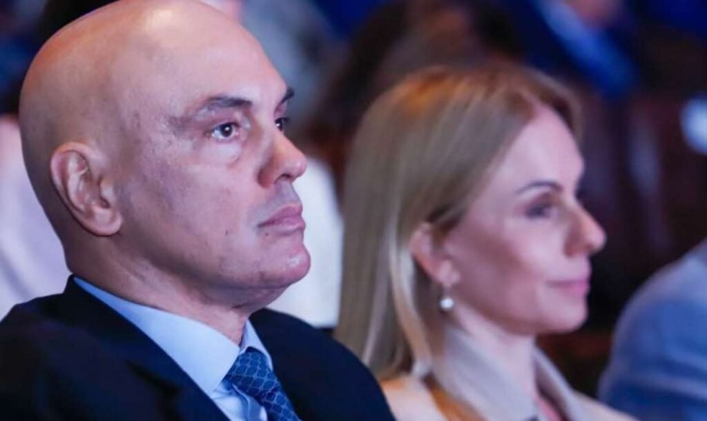 Os números chamam atenção de imediato: em poucos anos, o patrimônio imobiliário atribuído a **Alexandre de Moraes** e à advogada **Viviane Barci de Moraes** saltou de forma expressiva, segundo levantamento com base em **registros de cartório**. Mas de quanto crescimento se está falando? De acordo com os dados citados, o casal tinha **R$ 8,6 milhões** em bens imóveis em **2017**, distribuídos em **12 propriedades**. Hoje, esse total chega a **R$ 31,5 milhões**, com **17 imóveis** entre casas, apartamentos, terrenos e salas comerciais. Isso representa uma alta de **266%**. E onde esse avanço aparece com mais clareza? Principalmente no volume de compras feitas nos últimos anos. As informações apontam que, apenas nos últimos **cinco anos**, os investimentos somaram **R$ 23,4 milhões**, com pagamentos feitos **à vista**, conforme escrituras e matrículas analisadas. As aquisições se concentraram sobretudo em **Brasília** e **São Paulo**. Esse aumento acompanha a evolução dos rendimentos do ministro? Antes de assumir uma cadeira no **Supremo Tribunal Federal**, em março de 2017, após indicação do então presidente **Michel Temer**, Moraes recebia cerca de **R$ 33 mil mensais**. Atualmente, seu salário gira em torno de **R$ 46 mil**, o que corresponde a um aumento aproximado de **39%**. Então de onde vêm os demais dados que ajudam a compor esse quadro? O levantamento também considera a trajetória profissional do ministro, que já ocupou cargos como **ministro de Estado**, **secretário** em diferentes níveis de governo e integrante do **Ministério Público**. Ao mesmo tempo, inclui a atuação de **Viviane Barci de Moraes**, que é **sócia-administradora** do escritório **Barci de Moraes Advogados**, mantido com os filhos do casal. E houve mudança relevante na atividade profissional da advogada? Segundo o levantamento, sim. A atuação dela em **tribunais superiores** cresceu de forma significativa após a nomeação do marido ao STF. O número de processos em que passou a atuar no **STF** e no **STJ** subiu de **27 para 152**. Esse patrimônio foi construído apenas agora? Não. Os dados indicam que, ao longo de **29 anos**, o casal adquiriu **27 imóveis**, com investimento total de **R$ 34,8 milhões**. Parte desses bens foi vendida posteriormente, o que ajuda a explicar por que o valor atual da carteira imobiliária é diferente do total já investido ao longo do tempo. Quando ocorreu a fase mais intensa dessa expansão? A partir de **2021**. Foi nesse período que mais de **67% dos investimentos totais** foram realizados, segundo o levantamento. Parte das operações ocorreu por meio do **Lex Instituto de Estudos Jurídicos**, empresa usada para administração patrimonial da família e que tem como sócios **Viviane** e os filhos. Quais imóveis aparecem entre as aquisições recentes? Um dos registros menciona um apartamento no **Jardim Paulista**, em São Paulo, comprado por **R$ 1,05 milhão**, com parte paga como sinal e o restante quitado por **transferência bancária**. Também consta uma residência de alto padrão no **Lago Sul**, em Brasília, adquirida por **R$ 12 milhões**. Além disso, aparecem **dois apartamentos em Campos do Jordão**, que juntos somam **727 metros quadrados** e foram avaliados em **R$ 8 milhões**. Há outros bens citados? Sim. A família também possui imóveis em áreas valorizadas da capital paulista, incluindo unidades no **Jardim América**, adquiridas por cerca de **R$ 3 milhões** cada, além de **terrenos em São Roque**. Esse movimento patrimonial coincide com outros avanços? Segundo as informações reunidas, coincide com a expansão das atividades do escritório da esposa. Em **2025**, a banca comprou uma **sala comercial em Brasília** por **R$ 350 mil** para reforçar sua atuação na capital federal. E o escritório firmou contratos de grande porte? De acordo com nota divulgada, sim. O escritório fechou contrato com o **Banco Master** no valor de **R$ 129 milhões** por **três anos**. Os serviços prestados envolveram áreas como **compliance** e **direito criminal**, com pagamentos mensais de **R$ 3,6 milhões** entre **fevereiro de 2024** e **novembro de 2025**. Ao longo de **21 meses**, o faturamento com a instituição financeira alcançou pelo menos **R$ 75,6 milhões**. Especialistas ouvidos avaliaram que os valores pagos estariam acima da média praticada por grandes escritórios do setor. As transações envolveram apenas compras diretas? Não. Parte das operações imobiliárias também envolveu profissionais do direito com atuação em tribunais superiores. Em um dos casos, um imóvel foi vendido por **R$ 1,4 milhão** a um advogado com processos no STF. O comprador afirmou não ter relação pessoal com o ministro e disse que a negociação foi feita com uma **pessoa jurídica**. Houve manifestação do casal sobre os dados? Segundo a descrição apresentada, **não**. As assessorias foram procuradas desde o dia **27 de março**, mas não houve manifestação até o momento da publicação. E qual é a base de tudo isso? Os números foram levantados a partir de **documentos oficiais registrados em cartório** e refletem os **valores nominais pagos** nas aquisições ao longo dos anos: de **R$ 8,6 milhões** em **12 imóveis** em 2017 para **R$ 31,5 milhões** em **17 imóveis** atualmente, com **R$ 23,4 milhões** investidos nos últimos cinco anos, fase em que se concentrou a maior parte da expansão patrimonial do casal.