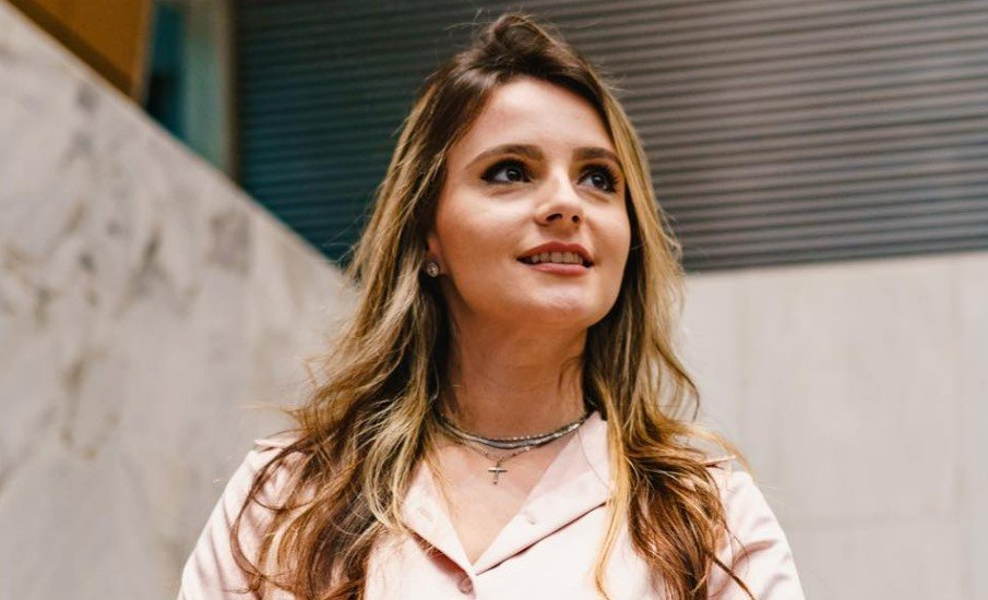 Por que a vereadora Amanda Vettorazzo está cobrando transparência do Itamaraty sobre residências oficiais? Amanda Vettorazzo quer detalhes sobre o uso da residência oficial do Brasil em Roma, após o Itamaraty negar acesso a listas de hóspedes, alegando pedidos "desproporcionais". Qual é o objetivo do pedido formal baseado na Lei de Acesso à Informação? O objetivo é obter informações sobre hóspedes, registros, autorizações e despesas da residência oficial em Roma durante 2025. Por que o Itamaraty negou o acesso às listas de hóspedes? O Itamaraty justificou a negativa dizendo que os pedidos eram "desproporcionais" ou "desarrazoados". Quantas residências oficiais o Brasil possui no exterior? O Brasil possui 133 residências oficiais ao redor do mundo. Quem são os hóspedes comuns nas residências oficiais do Brasil? Políticos, artistas e servidores são hóspedes frequentes nas residências oficiais em países centrais. Quais foram alguns dos hóspedes notáveis em 2025 na residência em Roma? O presidente Lula, a primeira-dama Janja e o humorista Fábio Porchat foram hóspedes em 2025. Qual foi o custo de manutenção das embaixadas e residências oficiais em 2025? A manutenção custou R$ 240,5 milhões, incluindo despesas específicas como insumos e velas. Quais informações a vereadora Amanda está solicitando no requerimento? Ela pede listas de hóspedes, registros de entrada e saída, autorizações, agendas e despesas relacionadas. Por que Amanda Vettorazzo considera o caso de interesse público? Ela argumenta que envolve o uso de patrimônio estatal e despesas públicas, o que é de interesse direto da sociedade. O que a Lei de Acesso à Informação estabelece sobre publicidade e sigilo? A LAI estabelece a publicidade como regra e o sigilo como exceção, permitindo fornecimento parcial de dados. Qual é o prazo para o Itamaraty responder ao requerimento? O Itamaraty deve enviar as informações em até 20 dias úteis, conforme a legislação. O que Amanda exige caso haja uma negativa parcial ou total do Itamaraty? Ela cobra que o Itamaraty detalhe os motivos legais para qualquer negativa parcial ou total. Como o jornalista J.R. Guzzo está relacionado ao tema? J.R. Guzzo é jornalista e colunista da Revista Oeste, onde a notícia foi publicada. Qual é a importância de J.R. Guzzo no jornalismo brasileiro? Guzzo foi um dos criadores da Veja e dirigiu a revista por 15 anos, além de ter uma carreira extensa e respeitada. Quem é Antonio Cabrera e qual é sua relevância? Antonio Cabrera é veterinário, ex-ministro da Agricultura e presidente do Grupo Cabrera, com atuação no agronegócio. Como Roberto Motta contribui para o debate sobre segurança pública? Roberto Motta é engenheiro e estudioso da segurança pública, autor de livros sobre o tema e comentarista político. Qual é a contribuição de Anthony Daniels para o pensamento conservador? Anthony Daniels, sob pseudônimo, é autor de mais de 30 livros e colabora com veículos de imprensa renomados. Por que a transparência no uso de residências oficiais é importante? A transparência garante que recursos públicos sejam usados de forma adequada e responsável, evitando abusos. Como a sociedade pode se beneficiar da divulgação dessas informações? A divulgação promove a accountability e permite que a sociedade fiscalize o uso de bens e recursos públicos. Quais são as possíveis consequências de uma negativa do Itamaraty? Uma negativa pode gerar desconfiança e questionamentos sobre a gestão de recursos públicos no exterior.