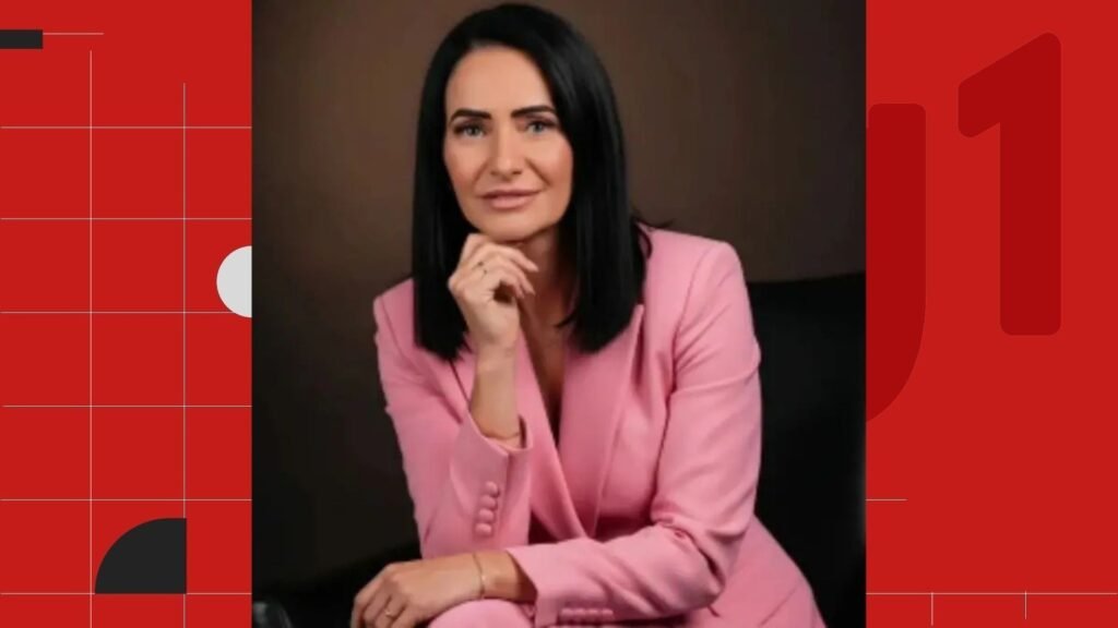 Tudo começou com uma pressão que, à primeira vista, poderia parecer apenas insistência. Mas por que um pedido feito dentro de um órgão público acabou se transformando em caso de polícia e indiciamento? A resposta está no que teria acontecido quando uma servidora tentou seguir as regras e encontrou, do outro lado, alguém disposto a forçar um caminho que o sistema não permitiria. O que exatamente estava em jogo? Não era um simples atendimento burocrático, nem uma dúvida sobre documentos ou prazos. O centro da situação era a tentativa de incluir uma mulher no Bolsa Família mesmo sem o cumprimento dos requisitos legais. E por que isso chama tanta atenção? Porque, segundo a investigação, a pessoa indicada tinha renda e não se enquadrava nas exigências do programa. Mas se os critérios eram claros, como a situação avançou? É aí que surge o ponto que muda o caso. De acordo com a Polícia Civil, a servidora responsável pelos cadastros explicou que a concessão do benefício não dependia de vontade pessoal, mas de critérios definidos pelo governo federal. Ainda assim, a pressão teria continuado. E esse detalhe quase passa despercebido: não se tratava apenas de um pedido negado, mas de uma insistência feita apesar do alerta técnico. Então a servidora cedeu? Segundo a investigação, sim. Mas por quê? Porque teria agido por receio de possíveis consequências. E é aqui que muita gente se surpreende: mesmo com o cadastro realizado, o procedimento acabou rejeitado pelo sistema justamente por não atender aos critérios exigidos. Ou seja, o sistema barrou aquilo que, segundo os investigadores, tentaram empurrar no atendimento presencial. Mas quem presenciou essa cena? Havia testemunhas? Sim, e isso reforçou o inquérito. Um entrevistador do Cadastro Único da prefeitura, de 19 anos, teria visto a abordagem e confirmado a postura intimidatória atribuída à parlamentar. E não para por aí. A própria mulher indicada para o benefício também teria confirmado que foi orientada a procurar o cadastro, mesmo sabendo que não teria direito. O que acontece depois amplia ainda mais o peso do caso. Quem é a pessoa apontada nessa investigação? Trata-se da vereadora Andressa Aparecida Ferreira Siqueira, do MDB, de 51 anos. E onde isso aconteceu? No Centro de Referência de Assistência Social, o Cras de São Domingos do Norte, no Noroeste do Espírito Santo, no dia 22 de dezembro de 2025. A Polícia Civil concluiu o inquérito e a indiciou por abuso de autoridade, tentativa de estelionato contra a União e constrangimento ilegal. Mas há um detalhe que quase ninguém percebe quando lê apenas a manchete: o caso não ficou restrito a esse episódio isolado. As investigações também citaram outros registros envolvendo a parlamentar. Entre eles, uma Nota de Repúdio da Câmara Municipal de São Domingos do Norte por desentendimentos com servidores públicos em uma unidade de saúde. Além disso, houve uma ocorrência registrada em abril de 2025, durante agenda em Brasília, em que ela teria se envolvido em conflito com outra parlamentar, com troca de ofensas. Isso prova algo neste caso específico? Não necessariamente. Mas ajuda a entender por que o comportamento investigado ganhou ainda mais atenção. E qual foi o destino do inquérito? Segundo o delegado Valdimar Chieppe, titular da Delegacia de Polícia de São Domingos do Norte, o procedimento foi relatado e encaminhado à Justiça Federal. Isso significa condenação? Não. E esse ponto é essencial. Indiciamento não é sentença. A investigação foi concluída pela polícia, mas a definição judicial ainda depende das etapas seguintes. E o que diz a vereadora? Ela nega as acusações. Em nota, afirmou que não cometeu qualquer irregularidade, disse que as alegações divulgadas não correspondem à realidade dos fatos e declarou que tudo será esclarecido nas instâncias competentes. A defesa também destacou que não há condenação contra ela. Além disso, a parlamentar afirmou que sua atuação sempre foi pautada pela legalidade, sustentou que os fatos não têm relação com o mandato, sugeriu motivação política nas denúncias e disse que seguirá colaborando com as investigações. Então qual é o ponto principal de tudo isso? Uma investigação concluiu que houve uso do cargo para pressionar uma servidora a tentar viabilizar um cadastro irregular no Bolsa Família, mas a versão da vereadora é de negativa total e confiança na Justiça. E é justamente aí que a história não termina: porque o indiciamento revelou o que a polícia entendeu ter acontecido, mas o desfecho real ainda depende do que virá a seguir.