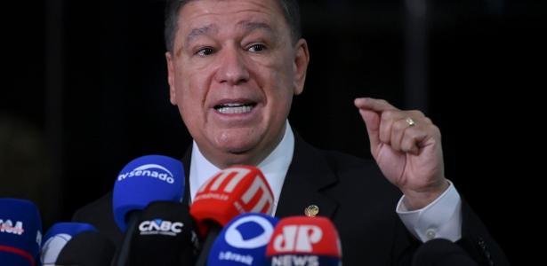 O que Carlos Viana disse sobre as emendas Pix? Carlos Viana afirmou que nunca enviou emendas Pix à Fundação Oásis ou à Igreja Batista da Lagoinha. Ele destacou que os repasses foram feitos com destinação definida e execução vinculada a convênios e projetos específicos. Por que o STF está investigando Carlos Viana? O STF investiga o envio de R$ 3,6 milhões em emendas parlamentares a uma fundação ligada à Igreja Batista da Lagoinha. O ministro Flávio Dino pediu mais explicações sobre os repasses devido à falta de transparência. Qual é a posição de Viana sobre as acusações? Viana diz estar tranquilo e acredita que as prefeituras responderão adequadamente. Ele afirma que nunca teve ingerência sobre o dinheiro e que as acusações são motivadas por ser ano eleitoral. Quais foram as vitórias mencionadas por Viana? Viana destacou duas vitórias: o afastamento da acusação de envio de emendas Pix e a retirada de acusações de que teria blindado pessoas na CPMI do INSS. O que são emendas Pix? Emendas Pix são transferências diretas de recursos para estados e municípios, sem necessidade de detalhamento prévio do uso, o que reduz a rastreabilidade. Quem é o pastor Fabiano Zettel? Fabiano Zettel é líder da Fundação Oásis, ligada à Igreja Batista da Lagoinha, e está sendo investigado na operação Compliance Zero. Ele é cunhado de Daniel Vorcaro, dono do Banco Master. Qual foi a decisão do ministro Flávio Dino? Dino considerou insuficientes as explicações de Viana e do Senado. Ele deu dez dias para que o Ministério do Desenvolvimento Social e prefeituras enviem documentos sobre os repasses. Quem são os deputados que pediram a investigação? Os deputados Rogério Correia (PT-MG) e Pastor Henrique Vieira (PSOL-RJ) afirmaram que Viana teria atuado para proteger a fundação durante a CPMI do INSS. O que aconteceu com a CPMI do INSS? A CPMI do INSS terminou sem aprovação de relatório final. A base do governo rejeitou o parecer que previa o indiciamento de 218 pessoas, incluindo Lulinha, filho do presidente Lula. Qual foi a decisão do STF sobre a prorrogação da CPMI? O STF decidiu, por oito votos a dois, pela não prorrogação da CPMI do INSS, derrubando a decisão do ministro André Mendonça que autorizava a prorrogação. O que Viana pretende fazer com o relatório rejeitado? Viana planeja entregar uma cópia do relatório rejeitado ao ministro André Mendonça, apresentando "todo o trabalho da CPMI" que, segundo ele, foi barrado pela base do governo. Quais são os planos políticos de Viana? Viana anunciou que deixará o Podemos e se filiará ao PSD. Ele pretende disputar a reeleição ao Senado por Minas Gerais e foi sondado por outras legendas, incluindo o PL. Por que Viana está mudando de partido? O convite para se filiar ao PSD partiu do presidente nacional do partido, Gilberto Kassab, e do pré-candidato ao governo de MG, Mateus Simões. Viana busca fortalecer sua posição política. Como Viana vê as acusações contra ele? Viana acredita que as acusações são infundadas e motivadas por interesses eleitorais. Ele confia que a investigação esclarecerá os fatos e reafirma sua inocência.