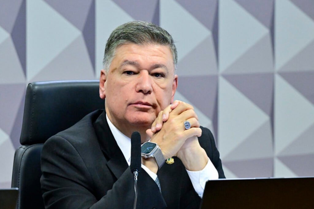 Por que Carlos Viana quer se encontrar com André Mendonça? Carlos Viana busca entregar pessoalmente ao ministro André Mendonça um relatório que indica Lulinha, filho do ex-presidente Lula, em investigações da CPMI do INSS. O que é a CPMI do INSS? A CPMI do INSS é uma Comissão Parlamentar Mista de Inquérito que investiga irregularidades no Instituto Nacional do Seguro Social. Quem elaborou o relatório sobre a CPMI do INSS? O relatório foi elaborado pelo deputado Alfredo Gaspar, do União-AL, e contém informações sobre as investigações realizadas. Por que o relatório foi rejeitado pela Comissão? A Comissão Parlamentar Mista rejeitou o relatório, mas os motivos específicos para essa rejeição não foram detalhados. Qual é o papel de André Mendonça no STF? André Mendonça é ministro do Supremo Tribunal Federal, responsável por julgar casos de grande relevância nacional. Qual a importância do relatório para Carlos Viana? Para Carlos Viana, o relatório é crucial para esclarecer possíveis irregularidades e responsabilizar os envolvidos. O que o relatório indica sobre Lulinha? O relatório sugere que Lulinha pode estar envolvido em irregularidades investigadas pela CPMI do INSS. Qual pode ser o impacto do relatório no cenário político? Se aceito, o relatório pode gerar repercussões significativas, afetando a imagem de Lulinha e, possivelmente, do ex-presidente Lula. Por que a entrega do relatório é relevante? A entrega do relatório ao STF pode influenciar decisões judiciais futuras e trazer à tona novas investigações. Como a rejeição do relatório pela Comissão afeta o caso? A rejeição pode dificultar a aceitação do relatório como prova, mas não impede que seja considerado em outras instâncias. Qual é a expectativa de Carlos Viana com a reunião? Carlos Viana espera que André Mendonça considere o relatório e tome medidas cabíveis para investigar as alegações. O que pode acontecer se o STF aceitar o relatório? Se aceito, o STF pode iniciar investigações mais aprofundadas e, eventualmente, processos judiciais contra os envolvidos. Por que a CPMI do INSS é importante? A CPMI do INSS é vital para identificar e corrigir falhas no sistema de seguridade social do Brasil, garantindo justiça e eficiência. Como o público pode ser afetado por essas investigações? As investigações podem levar a mudanças no INSS, impactando beneficiários e a administração pública. Qual é o próximo passo para Carlos Viana? Carlos Viana aguarda a confirmação da reunião com André Mendonça para entregar o relatório e discutir suas implicações. O que o público pode esperar do desenrolar deste caso? O público pode esperar novas revelações e possíveis ações judiciais, dependendo da aceitação e análise do relatório pelo STF.