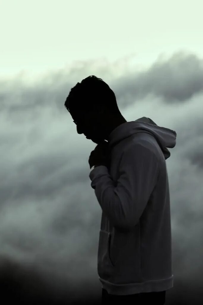 Você pensa no pior antes de qualquer coisa acontecer e, sem perceber, pode estar fazendo algo muito mais complexo do que simples pessimismo. Mas isso significa que sua mente está te sabotando ou tentando te proteger? A resposta surpreende justamente porque ela não cabe em um extremo só. Segundo o que a ciência acaba de apontar, imaginar cenários negativos nem sempre é sinal de fraqueza emocional, drama ou visão distorcida da realidade. Em muitos casos, esse hábito funciona como uma tentativa do cérebro de se antecipar ao que pode dar errado. Então por que tanta gente sente culpa por pensar assim? Porque, à primeira vista, prever problemas parece apenas um costume ruim. Parece exagero. Parece ansiedade disfarçada. Só que existe um detalhe que quase ninguém nota: quando a mente cria possibilidades difíceis antes que elas aconteçam, ela pode estar ensaiando respostas. Em vez de apenas sofrer por antecipação, o cérebro pode estar testando rotas, avaliando riscos e tentando reduzir o impacto de um eventual problema. Mas se isso pode ajudar, por que esse padrão costuma ser tão desgastante? Porque a mesma estratégia que prepara também pode prender. E é aqui que muita gente se surpreende. O que começa como uma forma de se proteger diante da incerteza pode, com o tempo, virar um estado de alerta constante. A mente deixa de apenas considerar possibilidades e passa a tratá-las como se já fossem ameaças reais. E o que muda quando isso acontece? Muda quase tudo na forma como a pessoa sente, decide e reage. Se o cérebro permanece ligado o tempo inteiro em cenários ruins, o corpo acompanha esse ritmo. O estresse aumenta. A ansiedade ganha espaço. O descanso mental diminui. E aquilo que poderia servir como preparação passa a funcionar como desgaste contínuo. Então imaginar o pior é bom ou ruim? A resposta dos pesquisadores é mais incômoda do que parece: depende. Depende da frequência. Depende da intensidade. Depende de quanto esse pensamento ajuda a organizar uma reação e de quanto ele começa a dominar a vida mental. Em doses moderadas, antecipar dificuldades pode ser útil. Pode até proteger. Afinal, considerar riscos antes de agir pode melhorar decisões e diminuir o choque emocional caso algo realmente saia do controle. Mas há outra pergunta que surge no meio disso tudo: como saber quando esse mecanismo ainda está ajudando e quando já passou do limite? O sinal mais importante está no efeito. Se pensar no pior leva a mais clareza, mais preparo e mais consciência, pode haver uma função estratégica ali. Agora, se esse hábito cria tensão permanente, medo recorrente e sensação de ameaça mesmo sem motivo concreto, o que era defesa pode ter se transformado em prisão. E por que isso importa tanto agora? Porque muita gente passou anos acreditando que esse padrão mental era apenas negatividade. Só que o estudo recente trouxe uma leitura diferente: em vez de enxergar esse comportamento apenas como falha, os cientistas indicam que ele também pode ser uma forma de ensaio mental. Ou seja, a mente imagina o pior não necessariamente porque quer sofrer, mas porque tenta estar pronta. Só que o que acontece depois muda tudo. Quando esse ensaio deixa de ser pontual e vira rotina automática, o cérebro começa a operar como se o perigo estivesse sempre por perto. E esse funcionamento contínuo cobra um preço. O bem-estar diminui. A saúde mental pode ser afetada no longo prazo. E a pessoa passa a viver mais no campo das possibilidades ameaçadoras do que no da realidade presente. Então qual é a conclusão mais importante? Não, imaginar o pior não significa automaticamente que você é pessimista. Em certa medida, isso pode revelar uma mente tentando lidar com incertezas de forma estratégica. Mas, quando esse impulso foge do controle, ele deixa de proteger e começa a ferir. No fim, a ciência revelou algo que muda a forma de olhar para esse hábito: pensar no pior pode ser tanto um recurso de adaptação quanto o início de um ciclo difícil de quebrar. E talvez a pergunta mais inquietante não seja por que sua mente faz isso, mas em que momento ela deixou de te preparar para começar a te manter em alerta.