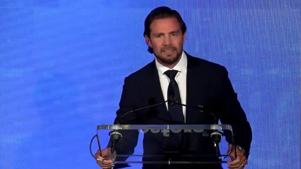 Não foi só uma viagem, nem só um evento: o que apareceu nos bastidores foi uma engrenagem de luxo, influência e dinheiro capaz de levantar uma pergunta incômoda desde a primeira linha. Quem estava pagando essa conta — e por quê? A resposta começa com um nome, mas não termina nele. Segundo apuração divulgada pela Folha de S. Paulo e citada pela Gazeta do Povo, o banqueiro Daniel Vorcaro financiou eventos paralelos ao chamado “Gilmarpalooza”, em Lisboa, e também bancou despesas de autoridades brasileiras em outro encontro, em Londres. Mas se a informação central parece simples, por que ela ganhou tanto peso? Porque os valores chamam atenção antes mesmo dos detalhes. Os gastos atribuídos a Vorcaro em 2024, com esses eventos e autoridades, chegaram a US$ 11,5 milhões, algo em torno de R$ 60 milhões. E quando o número já parece alto demais, surge a dúvida inevitável: esse dinheiro foi usado exatamente em quê? Em Lisboa, durante o Fórum Jurídico de Lisboa, organizado pelo ministro Gilmar Mendes, a equipe de Vorcaro teria montado uma agenda paralela. E o que havia nessa programação? Festas, DJs, dançarinas, jantares e até compras em shopping. Além disso, houve o fretamento de dois jatinhos de Lisboa para Brasília, ao custo de US$ 232,6 mil, cerca de R$ 1,2 milhão. Só as despesas em Portugal somaram aproximadamente US$ 1,6 milhão. Mas há um ponto que quase passa despercebido: por que um evento com aparência institucional foi cercado por uma estrutura tão distante da formalidade? É aí que a história muda de escala. Se Lisboa já impressiona, Londres amplia tudo. No 1º Fórum Jurídico Brasil de Ideias, realizado entre 24 e 26 de abril de 2024, Vorcaro teria feito seu maior desembolso: US$ 7,5 milhões, cerca de R$ 38,7 milhões. E o que esse valor cobria? Hospedagem, estrutura e eventos sociais para cerca de 70 pessoas, embora apenas 25 participassem diretamente dos debates. E é justamente aqui que muita gente trava a leitura e volta uma linha: se nem todos estavam nos painéis, qual era o papel dos demais convidados? A lista ajuda a entender por que o caso repercute tanto. Entre os que viajaram com despesas pagas pelo banqueiro, aparecem os ministros Gilmar Mendes, Dias Toffoli e Alexandre de Moraes. Também constam cinco ministros do STJ: Antônio Saldanha Palheiro, Benedito Gonçalves, Luís Felipe Salomão, Mauro Campbell Marques e Raul Araújo. E não para aí. Estão na relação o ex-ministro Ricardo Lewandowski, o advogado-geral da União Jorge Messias, o procurador-geral da República Paulo Gonet, o diretor-geral da Polícia Federal Andrei Rodrigues e o então presidente do Cade, Alexandre Cordeiro. Mas o que acontece depois amplia ainda mais a dúvida. O evento em Londres também reuniu nomes do Legislativo, como o deputado Hugo Motta e o senador Ciro Nogueira, além de representantes da iniciativa privada. Houve ainda uma noite de homenagem ao ex-presidente Michel Temer, com troféus de cristal, em um museu tradicional da capital inglesa. Quando a programação mistura autoridades de diferentes Poderes, empresários e celebrações sociais, a pergunta deixa de ser apenas sobre custo. Passa a ser sobre proximidade. E como os citados reagiram? Em geral, afirmaram que participaram dentro de suas atribuições institucionais. A Procuradoria-Geral da República disse que Paulo Gonet esteve como palestrante e que o convite não detalhava a organização. A Polícia Federal informou que Andrei Rodrigues participou sem acompanhante e que isso não afeta suas funções. Ricardo Lewandowski declarou que aproveitou a viagem para agendas oficiais e acordos internacionais. O Cade afirmou que a presença em encontros institucionais faz parte de suas funções. Michel Temer, por sua assessoria, disse que não foi contratado, apenas convidado e homenageado. Mas há um detalhe que mantém a história em aberto: nem todos se manifestaram. E o próprio Vorcaro? À Gazeta do Povo, sua defesa afirmou que não se pronunciaria sobre a nova apuração e que aguarda retorno. Esse silêncio, somado ao tamanho dos gastos e ao perfil dos convidados, empurra a questão para um terreno ainda mais sensível. Afinal, quando um banqueiro custeia deslocamentos, hospedagens e eventos sociais de autoridades de alto escalão, o debate não gira só em torno da legalidade formal. Gira em torno da natureza dessa relação. No fim, o ponto principal não está apenas em Lisboa, nem apenas em Londres. Está no desenho completo: um banqueiro ligado a despesas milionárias, eventos com aparência institucional cercados de luxo e uma lista de autoridades que atravessa Judiciário, Executivo, Legislativo e órgãos de controle. A revelação mais forte, portanto, não é só quem viajou ou quem foi homenageado. É perceber como essas conexões aparecem reunidas no mesmo roteiro — e como isso ainda pode revelar muito mais do que já foi dito.