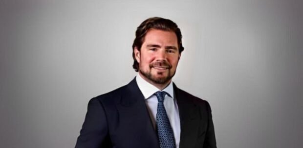 Não foi um contrato qualquer, nem um pagamento discreto: os números chamam atenção antes mesmo de qualquer nome aparecer. Mas por que esse caso desperta tanto interesse? Porque ele reúne cifras elevadas, personagens de peso no meio jurídico e uma sequência de repasses que, quando colocados lado a lado, levantam uma pergunta inevitável: quem recebeu, quanto recebeu e por que isso importa tanto agora? A resposta começa pelos valores. Em 2025, uma instituição financeira ligada a Daniel Vorcaro destinou aproximadamente R$ 304,5 milhões a escritórios de advocacia. Só esse total já seria suficiente para atrair olhares. Mas há um ponto que quase passa despercebido: dentro desse montante, alguns pagamentos se destacam de forma muito acima dos demais. E quais foram os maiores repasses? Um dos mais relevantes foi de R$ 27,5 milhões destinados ao escritório de Marcus Vinicius Furtado Coêlho. Isso por si só já chama atenção, mas não encerra a história. Entre as bancadas contratadas, esse valor só fica abaixo do repasse feito a Viviane Barci de Moraes, mulher do ministro Alexandre de Moraes, do Supremo Tribunal Federal. Então o que torna esse dado ainda mais sensível? O fato de que não se trata de nomes periféricos no universo jurídico. E é justamente aqui que muita gente se surpreende: além de Coêlho, outro ex-presidente da OAB também aparece entre os contratados. Felipe Santa Cruz recebeu, segundo os documentos, dois repasses de R$ 776 mil cada, somando R$ 1,55 milhão. Mas por que o título destaca justamente dois ex-presidentes da OAB? Porque esse detalhe muda a leitura do caso. Não estamos falando apenas de escritórios de advocacia contratados por um banco. Estamos falando de bancas ligadas a dois nomes que já comandaram a principal entidade da advocacia brasileira, o que naturalmente amplia o peso político e institucional da informação. E quem são esses nomes, afinal? Marcus Vinicius Furtado Coêlho presidiu a OAB entre 2013 e 2016 e é considerado um dos advogados mais influentes da entidade. Seu nome chegou a ser cogitado para ocupar a vaga deixada por Joaquim Barbosa no Supremo, embora a então presidente Dilma Rousseff tenha escolhido Edson Fachin. Já Felipe Santa Cruz comandou a OAB entre 2019 e 2022 e ficou marcado por embates públicos com o então presidente Jair Bolsonaro. Depois, também atuou como secretário na gestão de Eduardo Paes na Prefeitura do Rio. Mas de onde vieram essas informações? Os dados constam em registros da Receita Federal enviados à CPI do Crime Organizado. E esse é o ponto que reacende a curiosidade no meio da história: quando números dessa magnitude aparecem em documentos remetidos a uma comissão parlamentar, a discussão deixa de ser apenas financeira e passa a ganhar dimensão política, institucional e pública. Isso significa que houve resposta dos citados? Até o momento mencionado, não. A CNN Brasil informou que entrou em contato com Marcus Vinicius Furtado Coêlho e Felipe Santa Cruz, mas ainda não havia obtido retorno. O espaço, segundo a reportagem, segue aberto. Então qual é o centro de tudo isso? O Banco Master, instituição financeira de Daniel Vorcaro, contratou em 2025 os escritórios de dois ex-presidentes da OAB e realizou pagamentos milionários a essas bancas, com destaque para os R$ 27,5 milhões destinados a Coêlho e os R$ 1,55 milhão pagos a Santa Cruz. O que acontece depois disso muda a forma como o caso é observado, porque os valores, os nomes e o contexto em que os dados surgem fazem a história ir muito além de uma simples relação contratual. E por que esse assunto ainda não se esgota? Porque o dado principal já apareceu, mas ele abre outras perguntas que continuam no ar: qual foi exatamente o escopo dessas contratações, como esses repasses se distribuem dentro do total pago a escritórios e que novos desdobramentos podem surgir a partir das informações enviadas à CPI? É justamente nessa zona ainda incompleta que o caso continua prendendo atenção.